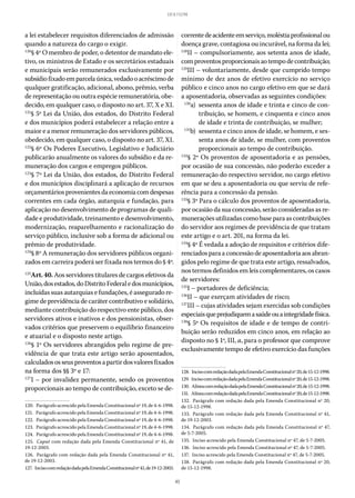 45
LEI 8.112/90
a lei estabelecer requisitos diferenciados de admissão
quando a natureza do cargo o exigir.
120
§ 4º O membro de poder, o detentor de mandato ele-
tivo, os ministros de Estado e os secretários estaduais
e municipais serão remunerados exclusivamente por
subsídiofixadoemparcelaúnica,vedadooacréscimode
qualquer gratificação, adicional, abono, prêmio, verba
de representação ou outra espécie remuneratória, obe-
decido, em qualquer caso, o disposto no art. 37, X e XI.
121
§ 5º Lei da União, dos estados, do Distrito Federal
e dos municípios poderá estabelecer a relação entre a
maior e a menor remuneração dos servidores públicos,
obedecido, em qualquer caso, o disposto no art. 37, XI.
122
§ 6º Os Poderes Executivo, Legislativo e Judiciário
publicarão anualmente os valores do subsídio e da re-
muneração dos cargos e empregos públicos.
123
§ 7º Lei da União, dos estados, do Distrito Federal
e dos municípios disciplinará a aplicação de recursos
orçamentáriosprovenientesdaeconomiacomdespesas
correntes em cada órgão, autarquia e fundação, para
aplicação no desenvolvimento de programas de quali-
dade e produtividade, treinamento e desenvolvimento,
modernização, reaparelhamento e racionalização do
serviço público, inclusive sob a forma de adicional ou
prêmio de produtividade.
124
§ 8º A remuneração dos servidores públicos organi-
zados em carreira poderá ser fixada nos termos do § 4º.
125
Art.40.Aos servidores titulares de cargos efetivos da
União,dosestados,doDistritoFederaledosmunicípios,
incluídas suas autarquias e fundações, é assegurado re-
gime de previdência de caráter contributivo e solidário,
mediante contribuição do respectivo ente público, dos
servidores ativos e inativos e dos pensionistas, obser-
vados critérios que preservem o equilíbrio financeiro
e atuarial e o disposto neste artigo.
126
§ 1º Os servidores abrangidos pelo regime de pre-
vidência de que trata este artigo serão aposentados,
calculadososseusproventosapartirdosvaloresfixados
na forma dos §§ 3º e 17:
127
I – por invalidez permanente, sendo os proventos
proporcionais ao tempo de contribuição, exceto se de-
120.  Parágrafo acrescido pela Emenda Constitucional nº 19, de 4-6-1998.
121.  Parágrafo acrescido pela Emenda Constitucional nº 19, de 4-6-1998.
122.  Parágrafo acrescido pela Emenda Constitucional nº 19, de 4-6-1998.
123.  Parágrafo acrescido pela Emenda Constitucional nº 19, de 4-6-1998.
124.  Parágrafo acrescido pela Emenda Constitucional nº 19, de 4-6-1998.
125.  Caput com redação dada pela Emenda Constitucional nº 41, de
19-12-2003.
126.  Parágrafo com redação dada pela Emenda Constitucional nº 41,
de 19-12-2003.
127.  IncisocomredaçãodadapelaEmendaConstitucionalnº41,de19-12-2003.
correntedeacidenteemserviço,moléstiaprofissionalou
doença grave, contagiosa ou incurável, na forma da lei;
128
II – compulsoriamente, aos setenta anos de idade,
comproventosproporcionaisaotempodecontribuição;
129
III – voluntariamente, desde que cumprido tempo
mínimo de dez anos de efetivo exercício no serviço
público e cinco anos no cargo efetivo em que se dará
a aposentadoria, observadas as seguintes condições:
	130
a)	 sessenta anos de idade e trinta e cinco de con-
tribuição, se homem, e cinquenta e cinco anos
de idade e trinta de contribuição, se mulher;
	131
b)	 sessenta e cinco anos de idade, se homem, e ses-
senta anos de idade, se mulher, com proventos
proporcionais ao tempo de contribuição.
132
§ 2º Os proventos de aposentadoria e as pensões,
por ocasião de sua concessão, não poderão exceder a
remuneração do respectivo servidor, no cargo efetivo
em que se deu a aposentadoria ou que serviu de refe-
rência para a concessão da pensão.
133
§ 3º Para o cálculo dos proventos de aposentadoria,
por ocasião da sua concessão, serão consideradas as re-
munerações utilizadas comobase paraas contribuições
do servidor aos regimes de previdência de que tratam
este artigo e o art. 201, na forma da lei.
134
§ 4º É vedada a adoção de requisitos e critérios dife-
renciados para a concessão de aposentadoria aos abran-
gidos pelo regime de que trata este artigo, ressalvados,
nos termos definidos em leis complementares, os casos
de servidores:
135
I – portadores de deficiência;
136
II – que exerçam atividades de risco;
137
III – cujas atividades sejam exercidas sob condições
especiaisqueprejudiquemasaúdeouaintegridadefísica.
138
§ 5º Os requisitos de idade e de tempo de contri-
buição serão reduzidos em cinco anos, em relação ao
disposto no § 1º, III, a, para o professor que comprove
exclusivamente tempo de efetivo exercício das funções
128.  IncisocomredaçãodadapelaEmendaConstitucionalnº20,de15-12-1998.
129.  IncisocomredaçãodadapelaEmendaConstitucionalnº20,de15-12-1998.
130.  AlíneacomredaçãodadapelaEmendaConstitucionalnº20,de15-12-1998.
131.  AlíneacomredaçãodadapelaEmendaConstitucionalnº20,de15-12-1998.
132.  Parágrafo com redação dada pela Emenda Constitucional nº 20,
de 15-12-1998.
133.  Parágrafo com redação dada pela Emenda Constitucional nº 41,
de 19-12-2003.
134.  Parágrafo com redação dada pela Emenda Constitucional nº 47,
de 5-7-2005.
135.  Inciso acrescido pela Emenda Constitucional nº 47, de 5-7-2005.
136.  Inciso acrescido pela Emenda Constitucional nº 47, de 5-7-2005.
137.  Inciso acrescido pela Emenda Constitucional nº 47, de 5-7-2005.
138.  Parágrafo com redação dada pela Emenda Constitucional nº 20,
de 15-12-1998.
 