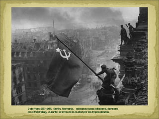 2 de mayo DE 1945.  Berlín, Alemania.  soldados rusos colocan su bandera  en el Reichstag,  durante  la toma de la ciudad por las tropas aliadas. 