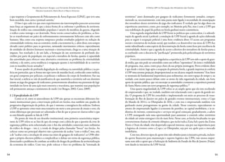54 55
Marcelo Baumann Burgos, Luiz Fernando Almeida Pereira,
Mariana Cavalcanti, Mario Brum e Mauro Amoroso
O Efeito UPP na Percepção dos Moradores das Favelas
e que inspirou o Grupamento de Policiamento de Áreas Especiais (GPAE), que teve uma
bem-sucedida, mas curta e pontual carreira.7
O fato é que cada vez que esses experimentos são interrompidos parecem acrescentar
mais força ao argumento de que a única forma de se enfrentar o problema da territoria-
lização do tráfico nas comunidades populares é através da metáfora da guerra, elegendo
o tráfico como inimigo a ser destruído. Nesta versão conservadora do problema, as fave-
las se transformam em palco de enfrentamentos extremamente belicosos com alto custo
humano. Mas como essa resposta tampouco produz resultados palpáveis na redução da
criminalidade violenta, mas ao contrário, tende a incrementá-la, e, além disso, tem sempre
elevado custo político para os governos, animando movimentos críticos, especialmente
de entidades de direitos humanos nacionais e internacionais, chega-se a uma situação de
impasse. Seu resultado é, de um lado, a formação de um sentimento de profundo des-
crédito por parte da população, em especial a moradora de favelas, quanto à capacidade
das autoridades para oferecer uma alternativa consistente ao problema da criminalidade
violenta, e de outro, certa tendência à resignação quanto à inevitabilidade de se conviver
com os mandões locais armados.8
É nesse quadro de profunda degradação da confiança na autoridade pública e na po-
lícia em particular, que se forma um tipo novo de mandão local, conhecido como milícia,
em geral composta por policiais, ex-policiais e militares do corpo de bombeiros. Em sua
fase inicial, a milícia se vale da justificativa de que mantinha o território sob seu domínio
imune ao jugo das gangues de traficantes; posteriormente abandona sua pretensão de legi-
timidade em favor de uma ação mais ostensiva e truculenta, que mantém suas populações
sob permanente ameaça e sentimento de medo (ver Burgos, 2002; Cano, 2009).
I. 2 Especificidades da UPP
Como se vê, entre os antecedentes da UPP não apenas se encontram diferentes for-
matos institucionais para a intervenção policial em favelas, mas também um quadro de
progressiva degeneração da polícia, do que é sintoma a emergência das milícias. Embora
a UPP se apresente como mais uma tentativa em meio a esse processo de ensaio e erro, ela
reúne diferenças que precisam ser salientadas a fim de que se possa ter clareza sobre o que
se está falando quando se fala de UPP.
Do ponto de vista de seu desenho institucional, uma primeira característica impor-
tante da UPP refere-se ao fato de que ela rompe com a ideia de que a questão da crise de
segurança pública seria solucionada com o fim das atividades comerciais mais ordinárias
do tráfico de drogas – isto é, a venda de drogas pelas chamadas “bocas” nas favelas. Ao
colocar como seu principal objetivo não a pretensão de acabar “com o tráfico”, mas, sim,
a de “acabar com a circulação de armas nas mãos de gangues de traficantes”, as UPPs obri-
gam o próprio discurso público a complexificar o debate em torno da segurança pública,
dissociando o problema do combate ao tráfico de drogas do problema da territorialização
da economia do tráfico. Com isso, pode colocar o foco no problema da “retomada de
territórios” antes dominados por gangues de traficantes fortemente armados, compro-
metendo-se, necessariamente, com uma pauta mais ligada à necessidade de emancipação
dos moradores desses territórios do jugo dos traficantes. É verdade que há algo disso em
experiências anteriores, como, por exemplo, no Mutirão pela Paz, mas é com a UPP que
essa redefinição do papel da polícia na favela ganhará maior consistência.
Uma segunda singularidade da UPP frente às políticas que a antecedem, é a subordi-
nação da agenda social à policial: a rotulação de UPP Social à agenda de ações elaborada
para se seguir à ocupação policial é uma forte evidência disso. O acesso aos programas
sociais e iniciativas de inclusão social, que tendem a se desenvolver nas áreas de UPP, fica
assim subordinado a uma espécie de desconstrução da favela como locus por excelência da
criminalidade. Assim é que a agenda de acesso a direitos dos moradores de favelas passa a
se confundir com o discurso da “pacificação” promovida pela policialização de territórios
populares.
A terceira característica que singulariza a experiência da UPP tem sido o apoio da gran-
de mídia, que não pode ser entendido como um reflexo “espontâneo” do êxito e visibilidade
do programa, mas, antes, como peça-chave da sua própria montagem. Prova evidente disto
é que desde o início, logo após a ocupação da primeira favela, a grande imprensa já conferia
à UPP uma enorme projeção, desproporcional ao seu alcance naquele momento.9
Esse fator
se mostraria de fundamental importância para sedimentar, em curto espaço de tempo e, na
verdade, com muito pouco debate entre os atores da vida organizada da cidade, um forte
apoio da opinião pública, que vai encorajar as autoridades a tomarem a experiência pontual
do Santa Marta como um novo programa de segurança pública.10
Uma quarta singularidade da UPP refere-se ao amplo apoio que ela vem recebendo
do empresariado e que, na verdade, também está relacionado com o apoio da grande mí-
dia. O programa da UPP foi concebido e implementado em meio ao processo de trans-
formação do Rio de Janeiro em palco de grandes eventos internacionais, como a Copa
do Mundo de 2014 e as Olimpíadas de 2016, e com isso o empresariado também vem
ganhando maior protagonismo na gestão da cidade. Nesse contexto, especialmente os
setores do empresariado ligados à economia do petróleo, ao capital imobiliário, e às in-
dústrias do turismo, comunicações e serviços em geral começam, gradualmente, a aderir
à UPP, enxergando nela uma oportunidade para aumentar o controle sobre territórios
da cidade até então entregues à lei do mais forte. Nesse caso, as favelas localizadas no que
convencionou chamar de cinturão olímpico, que inclui toda a Zona Sul e parte das Zonas
Norte e Oeste da cidade, têm despertado especial interesse, seja por sua importância para
a logística de eventos como a Copa e as Olimpíadas, seja por seu apelo para o mercado
imobiliário.
Com isso, diversos tipos de apoio têm sido obtidos junto à iniciativa privada, incluin-
do aporte financeiro para manutenção e suporte logístico das UPPs; não menos impor-
tante tem sido o apoio que a Federação de Indústria do Estado do Rio de Janeiro (Firjan)
vem dando às iniciativas da UPP Social.
 