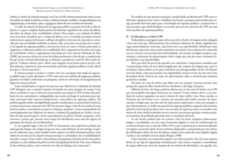 58 59
Marcelo Baumann Burgos, Luiz Fernando Almeida Pereira,
Mariana Cavalcanti, Mario Brum e Mauro Amoroso
O Efeito UPP na Percepção dos Moradores das Favelas
embora os efeitos da redemocratização e da Carta de 88 venham promovendo maior acesso
dos pobres da cidade aos direitos sociais, a redemocratização também é acompanhada por sua
estigmatização, acentuando, assim, a segregação urbana de seus territórios de moradia.
O saldo da redução da discussão da segurança pública à questão da favela no Rio de
Janeiro é o quase completo deslocamento da dimensão regulatória do centro do debate,
vale dizer, da relação entre sociabilidade e direito. Para escapar a essa redução do debate
seria necessário considerar que a relação do direito com a sociedade pressupõe arranjos
institucionais capazes de favorecer a difusão de padrões universais de expectativas, norte-
ados por uma moralidade embebida no direito. Mas, para ativar essa perspectiva a respei-
to da agenda da segurança pública, seria preciso levar em conta as formas pelas quais se
organizam os diferentes padrões de sociabilidade. Daí a importância heurística da noção
de sociabilidade violenta, originalmente formulada por Luiz Antonio Machado da Silva
(2008), que procura colocar no centro do debate justamente o fato de que a compreensão
do que ocorre na favela demanda que se desloque a perspectiva usual de olhá-la pelo ân-
gulo da “violência urbana”, que é, afinal, uma categoria social muito pouco precisa, e de,
diversamente, examiná-la como um território onde falta regulação pública e onde, afinal,
prevalece a “lei do mais forte”.
É somente porque se perdeu o contato com essa concepção mais ampla de seguran-
ça pública que se pode apresentar a UPP como uma nova política de segurança pública,
quando na verdade é, sobretudo, um programa, ainda em construção, de reorganização da
lógica de atuação policial.
Estas considerações a respeito do processo que afinal levou à definição da fórmula
UPP dialogam com o material empírico levantado em nossa pesquisa de campo. Com
efeito, conforme se verá, as falas dos entrevistados com relação à UPP revelam uma poli-
fonia rica em contradições e ambiguidades, que ainda está longe de apresentar uma opi-
nião consensual sobre aspectos fundamentais a uma política de segurança pública. Tal
polifonia ganha melhor inteligibilidade quando consideramos as características históricas
e institucionais mais marcantes da UPP. Em primeiro lugar, o fato de ela resultar de uma
história política contraditória na qual as conquistas populares vieram acompanhadas de
constrangimentos que abalaram em muito a confiança da população no Estado e na po-
lítica de uma maneira geral e, muito especialmente, na polícia. Donde a pergunta: como
converter a polícia que, durante tanto tempo foi identificada como uma dos algozes da
população das favelas, em sua libertadora?
E, em segundo lugar, o fato da UPP ser basicamente uma experiência policial que
ainda guarda relação com a lógica da guerra, isto é, pela definição de um inimigo (os gru-
pos de traficantes) que, como também vimos, aparece aos olhos da própria polícia como
submerso em uma teia de relações interpessoais que se confundem com a sociabilidade do
morador comum. Desse modo, à desconfiança da população da favela em face da polícia,
sobrepõe-se a desconfiança da polícia em face da população da favela. Ora, nesse ambiente
de desconfiança mútua, como construir um clima de diálogo e de cooperação?
Na medida em que procura interpelar a perplexidade produzida pela UPP entre os
diferentes segmentos que vivem e trabalham nas favelas, a pesquisa apresentada neste ar-
tigo pretende abrir boas pistas para a formulação de respostas políticas e institucionais a
essas questões, que afinal desafiam o necessário processo de conversão da UPP em uma
efetiva política de segurança pública.
II – Os Moradores e o Efeito UPP
Toda política ou programa que tenha como alvo a favela é, de algum modo, obrigada
a levar em conta que, diferentemente dos territórios ordinários da cidade, regulados por
regras potencialmente universais, cada favela tem a sua especificidade, definida por uma
história que, apesar de conter muitos elementos em comum com as demais, foi construída
em um contexto caracterizado pela informalidade, sob arranjos ecológicos próprios, que
animam a construção de representações sobre o lugar que, não por acaso, costumam hi-
pervalorizar a sua especificidade.
Mas, para além do que há de específico em cada favela, é importante considerar que
a representação sobre ela está sobrecarregada por um conjunto de imagens que, para os
moradores, tanto podem servir para reivindicar sua homogeneidade em face das demais
áreas da cidade, como para postular sua singularidade, mesmo em face de uma outra área
da própria favela. Trata-se, em suma, de representações sobre o território que assumem
geometrias variadas.
Do ponto de vista da análise, para lidar com essa situação é preciso exercitar uma
perspectiva capaz de olhar a favela de fora e de dentro, e de longe e de perto.
Olhando de fora e de longe, podemos afirmar que os três casos de favelas com UPP
por nós estudados têm alguns elementos em comum. O mais evidente deles é a sua con-
dição de enclaves populares em meio a bairros de classe média e alta. Nesse sentido, as
fronteiras das três favelas com o entorno são marcadas pelo nítido contraste de classe,
situação ecológica que traz uma série de repercussões importantes, como, por exemplo, a
que, historicamente, se verifica em questões de segurança pública: enquanto uma incursão
policial na favela pode produzir uma certa sensação de segurança entre os moradores dos
bairros de classe média localizados em seu entorno, essa mesma operação costuma produ-
zir momentos de profunda apreensão entre os moradores da favela.
As três favelas também têm em comum o fato de serem ocupações relativamente
antigas e consolidadas; nos três casos, fortemente ligadas ao ciclo de modernização da
economia do país entre os anos de 1930 e 1970, e que, exatamente por estarem localizadas
em regiões centrais da cidade, foram territórios disputados e conquistados por um esforço
de mobilização coletiva de seus moradores, sempre com o apoio de setores ligados à Igreja
Católica e de entidades civis da cidade (Burgos, 1998).
Outro elemento em comum diz respeito à sua vida associativa. Nos três casos estamos
diante de um tipo de organização orientada para a luta contra a remoção, a consolidação
do espaço urbano por meio da conquista de um mínimo de urbanidade e, em seguida, uma
 