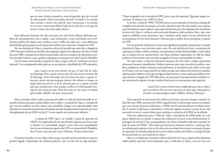 62 63
Marcelo Baumann Burgos, Luiz Fernando Almeida Pereira,
Mariana Cavalcanti, Mario Brum e Mauro Amoroso
O Efeito UPP na Percepção dos Moradores das Favelas
que ser mais coletivos quando se trata de questões que são em prol
de todo mundo. [Vários concordam, dizendo “é verdade”.] Se marcam
uma reunião, o morro tem mais de cinco mil pessoas, e na reunião
só vão cem, é muito mais difícil. Cada um só trata de si, a lei aqui do
morro é assim, não existe nada coletivo.
Essas diferentes histórias da vida associativa de cada favela definem diferentes pa-
drões de relacionamento com a cidade e suas instituições, e estão articuladas com os di-
ferentes padrões de relação com a polícia e com o tráfico em cada caso, e com diferenças
identificadas pela pesquisa na percepção da violência que antecede à chegada da UPP.
No caso da favela da Tijuca, a memória coletiva do período que antecede a chegada da
UPP é de muito sofrimento, devido à alta exposição à guerra de traficantes. De fato, no final
dosanos1980,asituaçãodessafavelaerapercebidacomoumcasogravedesubmissãoaotrá-
fico,levando,inclusive,aqueapolíciacomparassesuasituaçãocomadoCarteldeMedellín.
Um de nossos entrevistados na favela da Tijuca chega a falar de “confronto com hora
marcada”. Ao ser perguntada sobre qual era, na sua opinião, a finalidade da UPP respondeu:
para a gente serviu para dormir em paz. O pior dia de todos
era domingo. Para a gente parecia que eles marcavam encontro dia
de domingo. Antes, domingo, dava seis horas da noite e a gente co-
meçava a sentir uma preocupação imensa, eles subiam no campo, os
daqui atiravam para lá, os de lá atiravam para cá, e a gente rezando
para que amanhecesse o dia, porque a polícia só vinha quando ama-
nhecia, não vinha de noite. Hoje eles estão aí, mas antes só vinham
pela manhã. (Mulher, 36 anos, comerciante)
Mas a memória coletiva sobre a presença do tráfico na vida da favela não pode ser se-
parada da forma pela qual a polícia lidava com o tráfico, e na favela da Tijuca, a exemplo do
que veremos também nos dois outros casos estudados, chegou a ser experimentada como
alternativa às incursões intermitentes da polícia um tipo de policiamento especial, por meio
da implantação de um GPAE no local.16
A esse respeito um comerciante afirmou:
o sistema de DPO [que é na verdade o posto de operação do
GPAE], foi implantado ali em cima devido às guerras que havia entre
as facções. E a comunidade chegou a viver com mais tranquilidade,
não era um treinamento igual ao da UPP, era o pessoal do 6º Batalhão,
ficou 9 anos e saiu tem uns 4 anos. (Homem, 36 anos, comerciante)
O mesmo morador, em seu relato, observa que esse policiamento possuía um aspecto
positivo ligado à diminuição da violência policial, e que seu fim não era algo desejado:
“Fiquei magoado com a retirada do DPO, pois o que eles queriam? Queriam sangue no-
vamente? A relação com o DPO era boa”.
E, de fato, a saída do “DPO” [GPAE] parece ter precipitado no local uma situação de
completo descontrole da situação, tal como relatado acima. De todo modo, essa é apenas
uma das hipóteses para explicar o grau particularmente grave de exposição dos moradores
da favela da Tijuca à violência provocada pela dinâmica tráfico-polícia. Mas o que mais
importa sublinhar nesse momento é que a memória ainda muito viva de sofrimento de
sua população em face dessa situação é relevante para a análise da sua percepção a respeito
da UPP.
Essa memória de sofrimento se torna mais significativa quando comparamos a situação
da favela da Tijuca com a dos dois outros casos. No caso da favela do Leme, o sentimento de
exposição ao tráfico, embora existente, não apresenta a mesma dramaticidade, e tudo indica
que as relações de seu associativismo com forças políticas importantes na vida da cidade
podem ter funcionado como um fator mitigador da maior ostensividade do tráfico.
De todo modo, as falas dos moradores da favela do Leme sobre o tráfico apresentam
elementos bastante contraditórios. Embora apontem para uma convivência pacífica, tam-
bém estabelecem nítidos contrastes, particularmente os moradores mais velhos (com mais
de 45 anos), com um tempo anterior ao tráfico em que suas rotinas não sofriam as restrições
impostaspelaviolência,termoqueemalgunsdepoimentoséomaisusadoparadefinirasitu-
ação anterior à chegada da UPP. Além disso, na maior parte dos depoimentos estabelece-se
um momento de ruptura, em que o tráfico local passa a ter uma postura mais agressiva.
[antes] Sair à noite era bem mais complicado, pois não se sabia o
que ia acontecer. De uns cinco anos pra cá então, que começaram as
invasões, era mais perigoso ainda. (Mulher, 50 anos, liderança)
Para responder ao incremento da violência no Leme, o governo chegou a instalar, no
final dos anos 2000, um posto do GPAE naquela favela. É interessante anotar, no entanto,
que com exceção de poucas lideranças, o GPAE não foi mencionado por nenhum mora-
dor. E mesmo as lideranças comunitárias só fizeram rápidas menções, a ponto de ter sido
necessário recorrer a outras fontes para confirmar a existência do GPAE na localidade.
Uma das explicações para o “silêncio” sobre a experiência do GPAE pode ser a sua
quase indiferença em relação à atuação dos traficantes no local, como demonstraram re-
portagens do jornal O Dia, acompanhadas com fotos revelando traficantes armados ao
lado do posto do GPAE.17
Mas ainda que discreta na memória coletiva, e ainda que des-
moralizada pela imprensa, não se deve descartar sua importância para a atenuação do grau
de exposição do morador da favela do Leme à violência aberta do tráfico, a exemplo do que
foi mencionado no caso da favela da Tijuca.
Mas, se é verdade que a memória coletiva da favela do Leme a respeito dessa dinâmica
tráfico-polícia seja bem menos dramática que a verificada na Tijuca, nem por isso seus
 