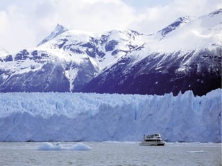 Les glaciers des pôles
Près des pôles, la glace recouvre tout. Les
glaciers sont énormes et très épais.
Certains ont plus de 2000 m d'épaisseur.
Entraînés par leur propre poids, ils glissent
lentement vers la mer. Au contact de l'eau,
sous l'effet de la houle et des courants
marins, la glace se fissure et de gros blocs
de glace se détachent: ce sont des
icebergs.

 