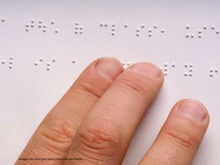Imagem de uma mão sobre caracteres em Braille
 