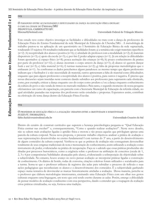 Educação Física Escolar no Ensino Fundamental I e II

XII Seminário de Educação Física Escolar - A prática docente da Educação Física Escolar: da inspiração à ação
023

O PARADOXO ENTRE AS FACILIDADES E DIFICULDADES DA DANÇA NA EDUCAÇÃO FÍSICA ESCOLAR:
UBERABA/MG

O CASO DA CIDADE DE

FRANCO LIA, CARBINATTO MV.
liliocnarf@hotmail.com

Universidade Federal do Triângulo Mineiro

Este estudo teve como objetivo investigar as facilidades e diﬁculdades no trato com a dança de professores de
Educação Física do Ensino Fundamental da rede Municipal de Educação de Uberaba/MG . A metodologia de
trabalho pautou-se na aplicação de um questionário no I Seminário de Educação Básica da rede supracitada,
totalizando 15 sujeitos. Os resultados indicaram que as facilidades foram: a) a temática não exigir materiais especíﬁcos
(n=2) ; b) receptividade dos alunos é positiva (n=6); c) aﬁnidade do professor com a modalidade (n=2); d) materiais
disponíveis (n=3); e) apoio da escola (n=3); e; por ﬁm f) poder adaptar espaço (n=1). Já em relação às diﬁculdades
foram apontados: a) espaço físico (n=8); pouca aceitação das crianças (n=8); b) pouco conhecimento da pratica
por parte do professor (n=12); c) alunas mostram o corpo através da dança (n=1); d) alunos só querem dançar
funk e axé (n=3); e) falta material (n=6); f) turmas numerosas (n=2); g) falta de propostas metodológicas que o
embasam (n=1). Ao confrontar os dados percebemos alguns paradoxos: ao mesmo tempo que alguns professores
indicam que o facilitador é a não necessidade de material, outros apresentam a falta de material como diﬁcultador;
enquanto que para alguns professores a receptividade dos alunos é positiva, para outros é negativa. É preciso que
novas discussões sejam inseridas neste contexto dando subsídios aos professores para superarem cada obstáculo,
como, por exemplo, criticar a dança enquanto uso do corpo como produto e/ou a dança enquanto conhecimento
da cultura do povo e não venda de ritmos no mercado midiático. Para tanto, o segundo momento de nossa pesquisa
ofertaremos um curso de capacitação, em parceria com a Secretaria Municipal de Educação da referida cidade, no
qual atividades pautadas nas respostas dos professores serão estudadas e propostas. Esperamos assim, contribuir
na efetivação do tema dança dentro da Educação Física Escolar.
024

O PROFESSOR DE EDUCAÇÃO FÍSICA E A AVALIAÇÃO: DESAFIOS ENTRE A OBJETIVIDADE E SUBJETIVIDADE
FUZZI FT, THOMAZINI L.
fabio.fuzii@cruzeirodosul.edu.br

Universidade Cruzeiro do Sul

Dentro do cenário de construir currículos que superem a herança psicobiológica pergunta-se “Qual Educação
Física ensinar nas escolas?” e, consequentemente, “Como e quando realizar avaliações?”. Neste novo desaﬁo,
não se cabem mais avaliações ligadas à aptidão física e motora e tão pouca aquelas que privilegiam apenas uma
parcela da cultura corporal. Nessa nova proposta, o presente trabalho objetivou analisar a prática de avaliação e
suas representações desenvolvidas no ensino fundamental I com turmas do 3º ano, a partir do desenvolvimento
de alguns conteúdos da cultura corporal. Veriﬁcou-se que as práticas de avaliação não conseguiram desvencilhar
totalmente de seus estigmas tradicionais de nota e mensuração de conhecimento, assim utilizando a avaliação como
instrumento de poder, evidenciadas na prática de recuperação. Faça-se o adendo que essas práticas produzidas são
ditadas por processos burocráticos, como a exigência sobre o professor na atribuição de conceitos (escala de 1,
2, 3 e 4 por competências/habilidades alcançadas pelo aluno), evidenciando a sobreposição da objetividade sobre
a subjetividade. No entanto, houve avanço no novo pensar avaliação ao incorporar práticas ligadas a construção
de conhecimento. Os diários de bordo, rodas de conversa, criações coletivas foram utilizados e socializados para
a turma. Soma-se que o professor utilizava de registros das aulas para subsidiar o processo de reﬂexão e suas
ações pedagógicas que reconheciam os alunos e o desenvolvimento dos conteúdos. É a subjetividade ganhando
espaço numa tentativa de desvincular as marcas historicamente atreladas a avaliação. Dessa maneira, percebe-se
o professor que elabora metodologias interessantes, ensinando uma Educação Física com um olhar nos gestos
culturais enquanto uma linguagem, um texto que está sendo escrito durante as aulas. Porém, emerge a diﬁculdade
de pensar modelos de avaliação condizentes com essa perspectiva, dando a entender que a roupagem da avaliação
criou práticas cristalizadas, ou seja, formou uma tradição.

12 • Rev Bras Educ Fís Esporte, (São Paulo) 2013 Nov;27 Supl 7:0-0.

 