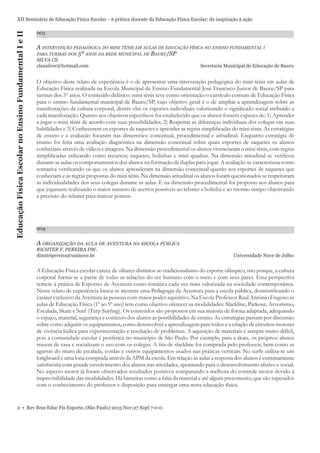 Educação Física Escolar no Ensino Fundamental I e II

XII Seminário de Educação Física Escolar - A prática docente da Educação Física Escolar: da inspiração à ação
003

A INTERVENÇÃO PEDAGÓGICA DO MINI TÊNIS EM AULAS DE EDUCAÇÃO FÍSICA NO ENSINO FUNDAMENTAL I
PARA TURMAS DOS 5º ANOS DA REDE MUNICIPAL DE BAURU/SP
SILVA CS.
clausilver@hotmail.com

Secretaria Municipal de Educação de Bauru

O objetivo deste relato de experiência é o de apresentar uma intervenção pedagógica do mini tênis em aulas de
Educação Física realizada na Escola Municipal de Ensino Fundamental José Francisco Junior de Bauru/SP para
turmas dos 5º anos. O conteúdo didático: mini tênis teve como orientação o currículo comum de Educação Física
para o ensino fundamental municipal de Bauru/SP, cujo objetivo geral é o de ampliar a aprendizagem sobre as
manifestações da cultura corporal, dentre elas os esportes individuais valorizando o signiﬁcado social atribuído a
cada manifestação. Quanto aos objetivos especíﬁcos foi estabelecido que os alunos fossem capazes de: 1) Aprender
a jogar o mini tênis de acordo com suas possibilidades; 2) Respeitar as diferenças individuais dos colegas em suas
habilidades e 3) Conhecerem os esportes de raquetes e aprender as regras simpliﬁcadas do mini tênis. As estratégias
de ensino e a avaliação focaram nas dimensões: conceitual, procedimental e atitudinal. Enquanto estratégia de
ensino foi feita uma avaliação diagnóstica na dimensão conceitual sobre quais esportes de raquetes os alunos
conheciam através de vídeos e imagens. Na dimensão procedimental os alunos vivenciaram o mini tênis, com regras
simpliﬁcadas utilizando como recursos; raquetes, bolinhas e mini quadras. Na dimensão atitudinal se veriﬁcou
durante as aulas os comportamentos dos alunos na formação de duplas para jogar. A avaliação se caracterizou como
somativa veriﬁcando os que os alunos aprenderam na dimensão conceitual quanto aos esportes de raquetes que
conheciam e as regras propostas do mini tênis. Na dimensão atitudinal os alunos foram questionados se respeitaram
as individualidades dos seus colegas durante as aulas. E na dimensão procedimental foi proposto aos alunos para
que jogassem realizando o maior numero de acertos possíveis ao rebater a bolinha e ao mesmo tempo objetivando
a precisão do rebater para marcar pontos.

004

A ORGANIZAÇÃO DA AULA DE AVENTURA NA ESCOLA PÚBLICA
RICHTER F, PEREIRA DW.
dimitripereira@uninove.br

Universidade Nove de Julho

A Educação Física escolar carece de olhares distintos ao tradicionalismo do esporte olímpico, isto porque, a cultura
corporal forma-se a partir de todas as relações do ser humano com o meio e com seus pares. Essa perspectiva
remete à prática de Esportes de Aventura como temática cada vez mais valorizada na sociedade contemporânea.
Nesse relato de experiência busca-se mostrar uma Pedagogia da Aventura para a escola pública, desmistiﬁcando o
caráter exclusivo da Aventura às pessoas com maior poder aquisitivo. Na Escola Professor Raul Antônio Fragoso as
aulas de Educação Física (1º ao 5º ano) tem como objetivo oferecer as modalidades: Slackline, Parkour, Arvorismo,
Escalada, Skate e Surf (Tarp Surﬁng). Os conteúdos são propostos em sua maioria de forma adaptada, adequando
o espaço, material, segurança e contexto dos alunos as possibilidades de ensino. As estratégias passam por discussão
sobre como adquirir os equipamentos, como desenvolver a aprendizagem para todos e a criação de circuitos motores
de vivência lúdica para experimentação e resolução de problemas. A aquisição de materiais é sempre muito difícil,
pois a comunidade escolar é periférica no município de São Paulo. Por exemplo, para a skate, os próprios alunos
trazem de casa e socializam o uso com os colegas. A ﬁta de slackline foi comprada pelo professor, bem como as
agarras do muro de escalada, cordas e outros equipamentos usados nas práticas verticais. No surfe utiliza-se um
longboard e uma lona comprada através da APM da escola. Em relação às aulas a resposta dos alunos é extremamente
satisfatória com grande envolvimento dos alunos nas atividades, apontando para o desenvolvimento afetivo e social.
No aspecto motor já foram observados resultados positivos comparando a melhora do controle motor devido à
imprevisibilidade das modalidades. Há barreiras como a falta da material e até algum preconceito, que são superados
com o conhecimento do professor e disposição para enxergar uma nova educação física.

2 • Rev Bras Educ Fís Esporte, (São Paulo) 2013 Nov;27 Supl 7:0-0.

 