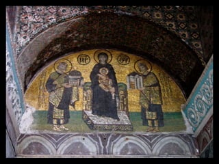 Igreja de Santa Sofia
Igreja de Santa Sofia (Sofia =
Sabedoria), na hoje Istambul,
foi um dos maiores triunfos da
nova técnica bizantina,
projetada pelos arquitetos
Antêmio de Tralles e Isidoro
de Mileto, ela possui uma
cúpula de 55 metros apoiada
em quatro arcos plenos.Tal
método tornou a cúpula
extremamente elevada,
sugerindo, por associação à
abóbada celeste, sentimentos
de universalidade e poder
absoluto. Apresenta pinturas
nas paredes, colunas com
capitel ricamente decorado
com mosaicos e o chão de
mármore polido.
 