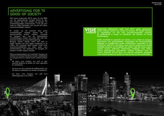 Afgelopen jaar is er in de UK meer dan 9 miljard euro
besteed aan digitale reclamecampagnes. Deze enorme
inkomstenbron voor de mediabranche ondervindt echter
veel dreiging door de komst van adblockers.
Over adblockers wordt de laatste tijd veel geschreven
en gediscussieerd. Moeten we het verbieden of is het
juist een uitkomst voor de consument? De digitale
mediabranche wordt hierdoor geconfronteerd met een
moeilijke uitdaging wat meer innovativiteit vraagt van
online marketeers.
ad blocking
challenges ahead...
Het voordeel van OOH media is dat het niet aan
of uit te zetten is. Met de aanhoudende groei
van digitale schermen kan OOH dé perfecte
aanvulling zijn op een traditionele online
marketing campagne.
Uit onderzoek is gebleken dat bij een online
mediacampagne i.c.m. een Out of Home
campagne de online zoekactiviteiten drie keer
zo efficiënt zijn dan bij de combinatie met
andere media.
visiePOSTERSCOPE
Met dagelijks meer dan 100 miljoen gebruikers zijn
Periscope en Snapchat de twee snelst groeiende apps
aller tijden. Met beide apps wordt real time content
gedeeld.
Merken gebruiken steeds vaker deze ‘nieuwe’ platforms.
Red Bull bijvoorbeeld. Door de inzet van Periscope geven
zij mensen de mogelijkheid om live events te volgen en
gebruiken Snapchat voor het delen van social content.
Adidas zet Periscope in om haar volgers live deel te maken
van de trainingen van ’s werelds beste voetballers. Met
Snapchat delen de voetballers weer tips & tricks met fans
en volgers.
the connected
content consumer
De digitalisering van het Out of Home landschap heeft
positieve gevolgen voor het verspreiden van content
buitenshuis. Of het nu om live streaming gaat of
gewoonweg het vergroten van bereik, DOOH biedt een
nieuwe mogelijkheid voor content gedreven merken om
hun boodschap te delen met een groot publiek.
Ook Real Time Bidding (RTB) heeft zijn intrede gemaakt
binnen digital OOH. Dit is een relatief nieuwe vorm van
media-inkoop die is ontstaan vanuit de inkoop van online
advertising. Met RTB kunnen adverteerders met hun
marketingcampagne inspelen op elk gewenst moment
en locatie. Adverteerders kunnen zo direct inspringen
op bijvoorbeeld een nieuwsbericht, de temperatuur of
koppeling met social media. Steeds meer adverteerders
maken gebruik van digitale buitenreclame om zo de
consument op elk gewenst moment te bereiken.
visiePOSTERSCOPE
 