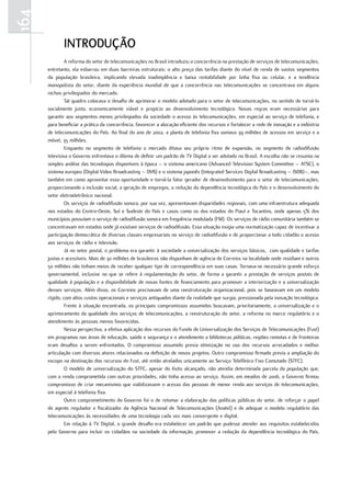 164
             introdução
               A reforma do setor de telecomunicações no Brasil introduziu a concorrência na prestação de serviços de telecomunicações,
      entretanto, ela esbarrou em duas barreiras estruturais: o alto preço das tarifas diante do nível de renda de vastos segmentos
      da população brasileira, implicando elevada inadimplência e baixa rentabilidade por linha fixa ou celular, e a tendência
      monopolista do setor, diante da experiência mundial de que a concorrência nas telecomunicações se concentrava em alguns
      nichos privilegiados do mercado.
               Tal quadro colocava o desafio de aprimorar o modelo adotado para o setor de telecomunicações, no sentido de torná-lo
      socialmente justo, economicamente viável e propício ao desenvolvimento tecnológico. Novas regras eram necessárias para
      garantir aos segmentos menos privilegiados da sociedade o acesso às telecomunicações, em especial ao serviço de telefonia, e
      para beneficiar a prática da concorrência, favorecer a alocação eficiente dos recursos e fortalecer a rede de inovação e a indústria
      de telecomunicações do País. Ao final do ano de 2002, a planta de telefonia fixa somava 39 milhões de acessos em serviço e a
      móvel, 35 milhões.
               Enquanto no segmento de telefonia o mercado ditava seu próprio ritmo de expansão, no segmento de radiodifusão
      televisiva o Governo enfrentava o dilema de definir um padrão de TV Digital a ser adotado no Brasil. A escolha não se resumia na
      simples análise das tecnologias disponíveis à época – o sistema americano (Advanced Television System Committee – ATSC), o
      sistema europeu (Digital Video Broadcasting – DVB) e o sistema japonês (Integrated Services Digital Broadcasting – ISDB)–, mas
      também em como aproveitar essa oportunidade e torná-la fator gerador de desenvolvimento para o setor de telecomunicações,
      proporcionando a inclusão social, a geração de empregos, a redução da dependência tecnológica do País e o desenvolvimento do
      setor eletroeletrônico nacional.
               Os serviços de radiodifusão sonora, por sua vez, apresentavam disparidades regionais, com uma infraestrutura adequada
      nos estados do Centro-Oeste, Sul e Sudeste do País e casos como os dos estados do Piauí e Tocantins, onde apenas 5% dos
      municípios possuíam o serviço de radiodifusão sonora em frequência modulada (FM). Os serviços de rádio comunitária também se
      concentravam em estados onde já existiam serviços de radiodifusão. Essa situação exigia uma normatização capaz de incentivar a
      participação democrática de diversas classes empresariais no serviço de radiodifusão e de proporcionar a todo cidadão o acesso
      aos serviços de rádio e televisão.
               Já no setor postal, o problema era garantir à sociedade a universalização dos serviços básicos, com qualidade e tarifas
      justas e acessíveis. Mais de 30 milhões de brasileiros não dispunham de agência de Correios na localidade onde residiam e outros
      50 milhões não tinham meios de receber qualquer tipo de correspondência em suas casas. Tornava-se necessário grande esforço
      governamental, inclusive no que se refere à regulamentação do setor, de forma a garantir a prestação de serviços postais de
      qualidade à população e a disponibilidade de novas fontes de financiamento para promover a interiorização e a universalização
      desses serviços. Além disso, os Correios precisavam de uma reestruturação organizacional, pois se baseavam em um modelo
      rígido, com altos custos operacionais e serviços antiquados diante da realidade que surgia, pressionada pela inovação tecnológica.
               Frente à situação encontrada, os principais compromissos assumidos buscavam, prioritariamente, a universalização e o
      aprimoramento da qualidade dos serviços de telecomunicações, a reestruturação do setor, a reforma no marco regulatório e o
      atendimento às pessoas menos favorecidas.
               Nessa perspectiva, a efetiva aplicação dos recursos do Fundo de Universalização dos Serviços de Telecomunicações (Fust)
      em programas nas áreas de educação, saúde e segurança e o atendimento a bibliotecas públicas, regiões remotas e de fronteiras
      eram desafios a serem enfrentados. O compromisso assumido previa otimização no uso dos recursos arrecadados e melhor
      articulação com diversos atores relacionados na definição de novos projetos. Outro compromisso firmado previa a ampliação do
      escopo na destinação dos recursos do Fust, até então atrelados unicamente ao Serviço Telefônico Fixo Comutado (STFC).
               O modelo de universalização do STFC, apesar do êxito alcançado, não atendia determinada parcela da população que,
      com a renda comprometida com outras prioridades, não tinha acesso ao serviço. Assim, em meados de 2006, o Governo firmou
      compromisso de criar mecanismos que viabilizassem o acesso das pessoas de menor renda aos serviços de telecomunicações,
      em especial à telefonia fixa.
               Outro comprometimento do Governo foi o de retomar a elaboração das políticas públicas do setor, de reforçar o papel
      de agente regulador e fiscalizador da Agência Nacional de Telecomunicações (Anatel) e de adequar o modelo regulatório das
      telecomunicações às necessidades de uma tecnologia cada vez mais convergente e digital.
               Em relação à TV Digital, o grande desafio era estabelecer um padrão que pudesse atender aos requisitos estabelecidos
      pelo Governo para incluir os cidadãos na sociedade da informação, promover a redução da dependência tecnológica do País,
 