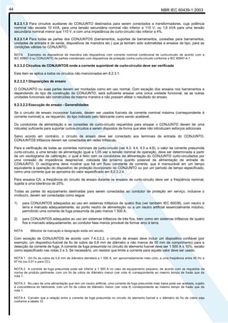 NBR IEC 60439-1:200344
8.2.3.1.3 Para circuitos auxiliares do CONJUNTO destinados para serem conectados a transformadores, cuja potência
nominal não exceda 10 kVA, para uma tensão secundária nominal não inferior a 110 V, ou 1,6 kVA para uma tensão
secundária nominal menor que 110 V, e com uma impedância de curto-circuito não inferior a 4%.
8.2.3.1.4 Para todas as partes dos CONJUNTOS (barramentos, suportes de barramentos, conexões para barramentos,
unidades de entrada e de saída, dispositivos de manobra etc.) que já tenham sido submetidas a ensaios de tipo, para as
condições válidas no CONJUNTO.
NOTA Exemplos de dispositivos de manobra são dispositivos com corrente nominal condicional de curto-circuito de acordo com a
IEC 60947-3 ou CONJUNTO de partida coordenado com dispositivos de proteção contra curto-circuito conforme a IEC 60947-4-1.
8.2.3.2 Circuitos de CONJUNTOS onde a corrente suportável de curto-circuito deve ser verificada
Este item se aplica a todos os circuitos não mencionados em 8.2.3.1.
8.2.3.2.1 Disposições de ensaio
O CONJUNTO ou suas partes devem ser montadas como em uso normal. Com exceção dos ensaios nos barramentos e
dependendo do tipo de construção do CONJUNTO, será suficiente ensaiar uma única unidade funcional, se as outras
unidades funcionais são construídas da mesma maneira e não possam afetar o resultado do ensaio.
8.2.3.2.2 Execução do ensaio - Generalidades
Se o circuito de ensaio incorporar fusíveis, devem ser usados fusíveis de corrente nominal máxima (correspondente à
corrente nominal) e, se requerido, do tipo indicado pelo fabricante como sendo aceitável.
Os condutores de alimentação e as conexões de curto-circuito requeridos para ensaiar o CONJUNTO devem ter uma
robustez suficiente para suportar curtos-circuitos e serem dispostos de forma que eles não introduzam esforços adicionais
Salvo acordo em contrário, o circuito de ensaio deve ser conectado aos terminais de entrada do CONJUNTO.
CONJUNTOS trifásicos devem ser conectados em redes trifásicas.
Para a verificação de todas as correntes nominais de curto-circuito (ver 4.3, 4.4, 4.5 e 4.6), o valor da corrente presumida
curto-circuito, a uma tensão de alimentação igual a 1,05 vez a tensão nominal de operação, deve ser determinada a partir
de um oscilograma de calibração, o qual é feito com os condutores de alimentação do CONJUNTO curto-circuitados por
uma conexão de impedância desprezível, colocada tão próximo quanto possível da alimentação de entrada do
CONJUNTO. O oscilograma deve mostrar que há um fluxo constante de corrente, que é mensurável em um tempo
equivalente à operação do dispositivo de proteção incorporado no CONJUNTO ou por um período de tempo especificado,
como uma corrente que se aproxima do valor especificado em 8.2.3.2.4.
Para ensaios CA, a freqüência do circuito de ensaio durante os ensaios de curto-circuito deve ser a freqüência nominal,
sujeita a uma tolerância de 25%.
Todas as partes do equipamento destinadas para serem conectadas ao condutor de proteção em serviço, inclusive o
invólucro, devem ser conectadas como segue:
1) para CONJUNTOS adequados ao uso em sistemas trifásicos de quatro fios (ver também IEC 60038), com neutro à
terra e marcado adequadamente, ao ponto neutro de alimentação ou a um neutro artificial essencialmente indutivo,
permitindo uma corrente de fuga presumida de pelo menos 1 500 A;
2) para CONJUNTOS adequados ao uso em sistemas trifásicos de três fios, bem como em sistemas trifásicos de quatro
fios e marcado adequadamente, ao condutor fase menos provável de formar arco à terra.
NOTA Métodos de marcação e designação estão em estudo.
Com exceção de CONJUNTOS de acordo com 7.4.3.2.2, o circuito de ensaio deve incluir um dispositivo confiável (por
exemplo, um dispositivo-fusível de fio de cobre de 0,8 mm de diâmetro e não menos de 50 mm de comprimento) para a
detecção da corrente de fuga. A corrente de fuga presumida no circuito do elemento fusível deve ser 1 500 A ± 10%, exceto
como especificado nas notas 2 e 3. Se necessário, um resistor que limite a corrente para aquele valor deve ser usado.
NOTA 1 Um fio de cobre de 0,8 mm de diâmetro derreterá a 1 500 A, em aproximadamente meio ciclo, a uma freqüência entre 45 Hz e
67 Hz (ou 0,01 s para CC).
NOTA 2 A corrente de fuga presumida pode ser inferior a 1 500 A no caso de equipamento pequeno, de acordo com os requisitos da
norma de produto pertinente, com um fio de cobre de diâmetro menor (ver nota 4) correspondente ao mesmo tempo de fusão que da
nota 1.
NOTA 3 No caso de uma alimentação que tem um neutro artificial, uma corrente de fuga presumida mais baixa pode ser aceitada, sujeito
à concordância do fabricante, com um fio de cobre de diâmetro menor (ver nota 4) correspondente ao mesmo tempo de fusão que da
nota 1.
NOTA 4 Convém que a relação entre a corrente de fuga presumida no circuito do elemento fusível e o diâmetro do fio de cobre seja
conforme a tabela 12.
Cópia não autorizada
 