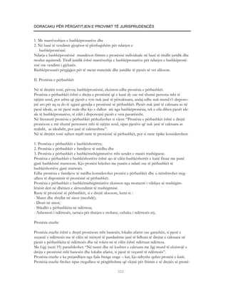 DORACAKU PËR PËRGATITJEN E PROVIMIT TË JURISPRUDENCËS


1. Me marrëveshjen e bashkëpronarëve dhe
2. Në bazë të vendimit gjyqësor të plotfuqishëm për ndarjen e
    bashkëpronësisë.
Ndarja e bashkëpronësisë mundëson fitimin e pronësisë individuale në bazë të titullit juridik dhe
modus aquirendi. Titull juridik është marrëveshja e bashkëpronarëve për ndarjen e bashkëpronë-
sisë ose vendimi i gjykatës.
Bashkëpronarët përgjigjen për të metat materiale dhe juridike të pjesës së vet alikuote.

II. Pronësia e përbashkët

Në të drejtën tonë, përveç bashkëpronësisë, ekziston edhe pronësia e përbashkët.
Pronësia e përbashkët është e drejta e pronësisë që e kanë dy ose më shumë persona mbi të
njëjtin send, por ashtu që pjesët e tyre nuk janë të përcaktuara, andaj edhe nuk mund t’i dispono-
jnë ato për aq sa do të zgjasë gjendja e pronësisë së përbashkët. Pjesët nuk janë të caktuara as në
pjesë ideale, as në pjesë reale dhe kjo e dallon atë nga bashkëpronësia, tek e cila dihen pjesët ide-
ale të bashkëpronarëve, të cilët i disponojnë pjesët e veta pavarësisht.
Në literaturë pronësia e përbashkët përkufizohet si vijon: “Pronësia e përbashkët është e drejtë
pronësore e më shumë personave mbi të njëjtin send, sipas pjesëve që nuk janë të caktuara as
realisht, as idealisht, por janë të caktueshme”.
Në të drejtën tonë njihen mjaft raste të pronësisë së përbashkët, por si raste tipike konsiderohen:

1. Pronësia e përbashkët e bashkëshortëve;
2. Pronësia e përbashkët e familjeve të mëdha dhe
3. Pronësia e përbashkët e bashkëtrashëgimtarëve mbi sendet e masës trashëguese.
Pronësia e përbashkët e bashkëshortëve është ajo të cilën bashkëshortët e kanë fituar me punë
gjatë bashkësisë martesore. Kjo pronësi krijohet me punën e ndarë ose të përbashkët të
bashkëshortëve gjatë martesës.
Edhe pronësia e familjeve të mëdha konsiderohet pronësi e përbashkët dhe u nënshtrohet rreg-
ullave të disponimit të pronësisë së përbashkët.
Pronësia e përbashkët e bashkëtrashëgimtarëve ekziston nga momenti i vdekjes së trashëgim-
lënësit deri në dhënien e aktvendimit të trashëgimisë.
Raste të pronësisë së përbashkët, si e drejtë aksesore, kemi te :
- Muret dhe shtyllat në sinor (mezhdë);
- Druri në sinor;
- Shkallët e përbashkëta në ndërtesa;
- Ashensori i ndërtesës, tarraca për tharjen e rrobave, oxhaku i ndërtesës etj..

Pronësia etazhe

Pronësia etazhe është e drejtë pronësore mbi banesën, lokalin afarist ose garazhën, si pjesë e
veçantë e ndërtesës me të cilën në mënyrë të pandashme janë të lidhura të drejtat e caktuara në
pjesët e përbashkëta të ndërtesës dhe në tokën në të cilën është ndërtuar ndërtesa.
Me Ligj (neni 19) parashikohet: “Në rastet dhe në kushtet e caktuara me ligj mund të ekzistojë e
drejta e pronësisë mbi banesën dhe lokalin afarist, si pjesë të veçantë të ndërtesës”.
Pronësia etazhe e ka prejardhjen nga fjala frenge etage – kat; kjo ndryshe quhet pronësi e katit.
Pronësia etazhe fitohet sipas rregullave të përgjithshme që vlejnë për fitimin e së drejtës së pronë-

                                                      322
 