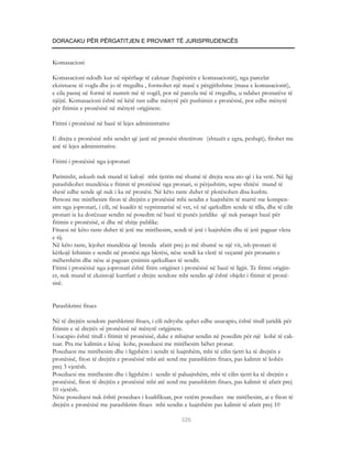 DORACAKU PËR PËRGATITJEN E PROVIMIT TË JURISPRUDENCËS


Komasacioni

Komasacioni ndodh kur në sipërfaqe të caktuar (hapësirën e komasacionit), nga parcelat
ekzistuese të vogla dhe jo të rregullta , formohet një masë e përgjithshme (masa e komasacionit),
e cila pastaj në formë të numrit më të vogël, por në parcela më të rregullta, u ndahet pronarëve të
njëjtë. Komasacioni është në këtë rast edhe mënyrë për pushimin e pronësisë, por edhe mënyrë
për fitimin e pronësisë në mënyrë origjinere.

Fitimi i pronësisë në bazë të lejes administrative

E drejta e pronësisë mbi sendet që janë në pronësi shtetërore (shtazët e egra, peshqit), fitohet me
anë të lejes administrative.

Fitimi i pronësisë nga jopronari

Parimisht, askush nuk mund të kalojë mbi tjetrin më shumë të drejta sesa ato që i ka vetë. Në ligj
parashikohet mundësia e fitimit të pronësisë nga pronari, si përjashtim, sepse shitësi mund të
shesë edhe sende që nuk i ka në pronësi. Në këto raste duhet të plotësohen disa kushte.
Personi me mirëbesim fiton të drejtën e pronësisë mbi sendin e luajtshëm të marrë me kompen-
sim nga jopronari, i cili, në kuadër të veprimtarisë së vet, vë në qarkullim sende të tilla, dhe të cilit
pronari ia ka dorëzuar sendin në posedim në bazë të punës juridike që nuk paraqet bazë për
fitimin e pronësisë, si dhe në shitje publike.
Fituesi në këto raste duhet të jetë me mirëbesim, sendi të jetë i luajtshëm dhe të jetë paguar vlera
e tij.
Në këto raste, lejohet mundësia që brenda afatit prej jo më shumë se një vit, ish-pronari të
kërkojë kthimin e sendit në pronësi nga blerësi, nëse sendi ka vlerë të veçantë për pronarin e
mëhershëm dhe nëse ai paguan çmimin qarkullues të sendit.
Fitimi i pronësisë nga jopronari është fitim origjiner i pronësisë në bazë të ligjit. Te fitimi origjin-
er, nuk mund të ekzistojë kurrfarë e drejte sendore mbi sendin që është objekt i fitimit të pronë-
sisë.


Parashkrimi fitues

Në të drejtën sendore parshkrimi fitues, i cili ndryshe quhet edhe usucapio, është titull juridik për
fitimin e së drejtës së pronësisë në mënyrë origjinere.
Usucapio është titull i fitimit të pronësisë, duke e mbajtur sendin në posedim për një kohë të cak-
tuar. Pra me kalimin e kësaj kohe, poseduesi me mirëbesim bëhet pronar.
Poseduesi me mirëbesim dhe i ligjshëm i sendit të luajtshëm, mbi të cilin tjetri ka të drejtën e
pronësisë, fiton të drejtën e pronësisë mbi atë send me parashkrim fitues, pas kalimit të kohës
prej 3 vjetësh.
Poseduesi me mirëbesim dhe i ligjshëm i sendit të paluajtshëm, mbi të cilin tjetri ka të drejtën e
pronësisë, fiton të drejtën e pronësisë mbi atë send me parashkrim fitues, pas kalimit të afatit prej
10 vjetësh.
Nëse poseduesi nuk është posedues i kualifikuar, por vetëm posedues me mirëbesim, ai e fiton të
drejtën e pronësisë me parashkrim fitues mbi sendin e luajtshëm pas kalimit të afatit prej 10

                                                        326
 