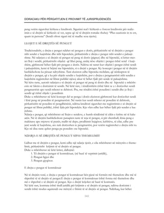 DORACAKU PËR PËRGATITJEN E PROVIMIT TË JURISPRUDENCËS


peng vetëm sigurohet kërkesa e kreditorit. Sigurimi real i kërkesës e forcon kreditorin për realiz-
imin e së drejtës së kërkesës së vet, sepse që në të drejtën romake thuhej: “Plus cautionis in re est,
quam in persona” (Sendi ofron siguri më të madhe sesa njeriu).

LLOJET E SË DREJTËS SË PENGUT

Tradicionalisht, e drejta e pengut ndahet në pengun e dorës, përkatësisht në të drejtën e pengut
mbi sendet e luajtshme dhe mbi hipotekën, përkatësisht e drejta e pengut mbi sendet e paluajt-
shme. Në ndarjen e së drejtës së pengut në peng të dorës (pignus) dhe në hipotekë, si kriter mer-
ret lloji i sendit, përkatësisht objekti që lihet peng, andaj nëse objekti i pengut është send i luajt-
shëm, gjithmonë bëhet fjalë për pengun e dorës. Ndërsa në rastet kur objekti i pengut është sendi
i paluajtshëm, kemi të bëjmë me hipotekën, si e drejtë e pengut. Ky koncept i pengut në të drejtën
bashkëkohore ka pësuar ndryshime. Tani ekziston edhe hipoteka mobilare, që nënkupton të
drejtën e pengut, që e ka për objekt sendin e luajtshëm, por e drejta e pengmarrësit mbi sendin e
luajtshëm regjistrohet në librat publikë njësoj sikur të bëhet fjalë për sende të paluajtshme.
Në këto raste, autorët ndarjen e së drejtës së pengut në peng të dorës dhe në hipotekë e mbësht-
esin në faktin e dorëzimit të sendit. Në këtë rast, i rëndësishëm është fakti se a i dorëzohet sendi
pengmarrësit apo sendi mbetet te debitori. Pra, me rëndësi është posedimi i sendit dhe jo lloji i
sendit që është objekt i posedimit.
Duke u mbështetur në këtë koncept del se pengu i dorës ekziston gjithmonë kur dorëzohet sendi
i lënë peng në posedim të pengmarrësit. Në rastin kur sendi mbetet në posedim të debitorit,
përkatësisht në posedim të pengdhënësit, ndërsa kreditori sigurohet me regjistrimin e së drejtës së
pengut në librat publikë, është fjala për hipotekën. Kjo vlen edhe kur bëhet fjalë për sendet e lua-
jtshme.
Ndarja e pengut, që mbështetet në llojin e sendeve, e humb rëndësinë të cilën e kishte në të kalu-
arën. Në të drejtën bashkëkohore paraqiten raste të reja të pengut, si për shembull, lënia peng e
makinave apo mjeteve të punës, mallit në depo, prodhimit bujqësor, kafshëve, të cilat, edhe pse
janë sende të luajtshme, ato nuk dorëzohen te pengmarrësi, por vetëm regjistrohet e drejta mbi to.
Kjo në disa raste quhet pengu pa posedim ose hipotekë.

NDARJA E SË DREJTËS SË PENGUT SIPAS THEMELIMIT

Lidhur me të drejtën e pengut, kemi edhe një ndarje tjetër, e cila mbështetet në mënyrën e theme-
limit, përkatësisht krijimit të së drejtës së pengut.
Duke u mbështetur në këtë kriter, dallojmë:
       1. Të drejtën e pengut të kontraktuar, (në bazë të veprimit juridik),
       2. Pengun ligjor dhe
       3. Pengun gjyqësor.

E drejta e pengut të kontraktuar

Në të drejtën tonë, e drejta e pengut të kontraktuar bën pjesë në formën më themelore dhe më të
shpeshtë të së drejtës së pengut.E drejta e pengut të kontraktuar është forma më themelore dhe
më e shpeshtë e së drejtës së pengut. Kjo e drejtë krijohet në bazë të kontratës.
Në këtë rast, kontrata është titull juridik për krijimin e së drejtës së pengut, ndërsa dorëzimi i
sendit është modus aquirendi ose mënyrë e fitimit të së drejtës së pengut. Ndërkaq, kur bëhet

                                                      342
 