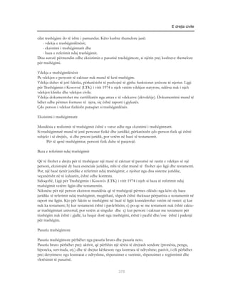 E drejta civile


cilat trashëgimi do të ishte i pamundur. Këto kushte themelore janë:
    - vdekja e trashëgimlënësit;
    - ekzistimi i trashëgimtarit dhe
    - baza e referimit ndaj trashëgimit.
Disa autorë përmendin edhe ekzistimin e pasurisë trashëgimore, si njërin prej kushteve themelore
për trashëgimi.

Vdekja e trashëgimlënësit
Pa vdekjen e personit të caktuar nuk mund të ketë trashëgim.
Vdekja duhet të jetë faktike, përkatësisht të pushojnë të gjitha funksionet jetësore të njeriut. Ligji
për Trashëgimin i Kosovoë (LTK) i vitit 1974 e njeh vetëm vdekjen natyrore, ndërsa nuk i njeh
vdekjen klinike dhe vdekjen civile.
Vdekja dokumentohet me certifikatën nga amza e të vdekurve (aktvdekje). Dokumentimi mund të
bëhet edhe përmes formave të tjera, siç është raporti i gjykatës.
Çdo person i vdekur fizikisht paraqitet si trashëgimlënës.

Ekzistimi i trashëgimtarit

Mundësia e realizimit të trashëgimit është e varur edhe nga ekzistimi i trashëgimtarit.
Si trashëgimtarë mund të jenë personat fizikë dhe juridikë, përkatësisht çdo person fizik që është
subjekt i së drejtës, si dhe prsoni juridik, por vetëm në bazë të testamentit.
       Për të qenë trashëgimtar, personi fizik duhe të pasjetojë.

Baza e referimit ndaj trashëgimit

Që të fitohet e drejta për të trashëguar një masë të caktuar të pasurisë në rastin e vdekjes së një
personi, ekzistojnë dy baza esenciale juridike, mbi të cilat mund të fitohet ajo: ligji dhe testamenti.
Por, një bazë tjetër juridike e referimit ndaj trashëgimit, e njohur nga disa sisteme juridike,
veçanërisht në të kaluarën, është edhe kontrata.
Sidoqoftë, Ligji për Trashëgimin i Kosovës (LTK) i vitit 1974 i njeh si baza të referimit ndaj
trashëgimit vetëm: ligjin dhe testamentin.
Ndonëse për një person ekziston mundësia që të trashëgojë përmes cilësdo nga këto dy baza
juridike të referimit ndaj trashëgimit, megjithatë, shpesh është theksuar përparësia e testamentit në
raport me ligjin. Kjo për faktin se trashëgimi në bazë të ligjit konsiderohet vetëm në rastet: a) kur
nuk ka testament; b) kur testamenti është i pavlefshëm; c) po qe se me testament nuk është caktu-
ar trashëgimtari universal, por vetëm ai singular dhe ç) kur personi i caktuar me testament për
trashëgim nuk është i gjallë, ka hequr dorë nga trashëgimi, është i paaftë dhe/ose është i padenjë
për trashëgim.

Pasuria trashëgimore

Pasuria trashëgimore përbëhet nga pasuria bruto dhe pasuria neto.
Pasuria bruto përbëhet prej: aktivit, që përfshin një tërësi të drejtash sendore (pronësia, pengu,
hipoteka, servituda, etj.) dhe të drejtat kërkesore nga kontrata të ndryshme; pasivit, i cili përbëhet
prej detyrimeve nga kontratat e ndryshme, shpenzimet e varrimit, shpenzimet e regjistrimit dhe
vlerësimit të pasurisë.

                                                     375
 