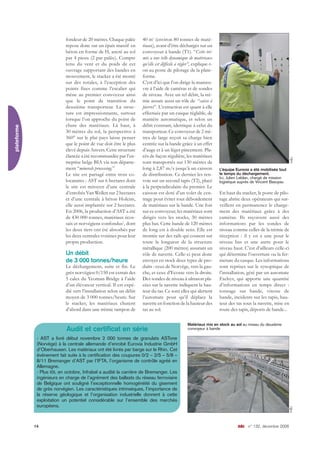 fondeur de 20 mètres. Chaque palée
repose donc sur un épais massif en
béton en forme de H, ancré au sol
par 4 pieux (2 par palée). Compte
tenu du vent et du poids de cet
ouvrage supportant des bandes en
mouvement, le stacker a été monté
sur des rotules, à l’exception des
points fixes comme l’escalier qui
mène au premier convoyeur ainsi
que le point de transition du
deuxième transporteur. La struc-
ture est impressionnante, surtout
lorsque l’on approche du point de
chute des matériaux. Là haut, à
30 mètres du sol, la perspective à
360° sur le plat pays laisse penser
que le point de vue doit être le plus
élevé depuis Anvers. Cette structure
élancée a été recommandée par l’en-
treprise belge BIA via son départe-
ment “minerals processing.”
Le site est partagé entre trois co-
locataires : AST sur 6 hectares dont
le site est mitoyen d’une centrale
d’enrobés Van Wellen sur 2 hectares
et d’une centrale à béton Holcim,
elle aussi implantée sur 2 hectares.
En 2006, la production d’AST a été
de 430 000 tonnes, matériaux écos-
sais et norvégiens confondus1
, dont
les deux tiers ont été absorbés par
les deux centrales voisines pour leur
propre production.
Un débit
de 3 000 tonnes/heure
Le déchargement, suite et fin. Le
grès norvégien 0/150 est extrait des
5 cales du Yeoman Bridge à l’aide
d’un élévateur vertical. Il est expé-
dié vers l’installation selon un débit
moyen de 3 000 tonnes/heure. Sur
le stacker, les matériaux chutent
d’abord dans une trémie tampon de
40 m3
(environ 80 tonnes de maté-
riaux), avant d’être déchargés sur un
convoyeur à bande (T1). “Cette tré-
mie a une telle dynamique de matériaux
qu’elle est difficile à régler”, explique-t-
on au poste de pilotage de la plate-
forme.
C’est d’ici que l’on dirige la manœu-
vre à l’aide de caméras et de sondes
de niveau. Avec un tel débit, la tré-
mie assure aussi un rôle de “caisse à
pierres”. L’extraction est quant à elle
effectuée par un casque réglable, de
manière automatique, et selon un
débit constant, identique à celui du
transporteur. Ce convoyeur de 2 mè-
tres de large reçoit sa charge bien
centrée sur la bande grâce à un effet
d’auge et à un léger pincement. Pla-
cés de façon régulière, les matériaux
sont transportés sur 130 mètres de
long à 2,87 m/s jusqu’à un caisson
de distribution. Ce dernier les ren-
voie sur un second tapis (T2), placé
à la perpendiculaire du premier. Le
caisson est doté d’un volet de cen-
trage pour éviter tout débordement
de matériaux sur la bande. Une fois
sur ce convoyeur, les matériaux sont
dirigés vers les stocks, 30 mètres
plus bas. Cette bande de 120 mètres
de long est à double sens. Elle est
montée sur des rails qui courent sur
toute la longueur de la structure
métallique (200 mètres) assurant un
rôle de navette. Celle-ci peut donc
envoyer en stock deux types de pro-
duits : ceux de Norvège, vers la gau-
che, et ceux d’Ecosse vers la droite.
Des sondes de niveau à ultrason pla-
cées sur la navette indiquent la hau-
teur du tas. Ce sont elles qui alertent
l’automate pour qu’il déplace la
navette en fonction de la hauteur des
tas au sol.
En haut du stacker, le poste de pilo-
tage abrite deux opérateurs qui sur-
veillent en permanence le charge-
ment des matériaux grâce à des
caméras. Ils reçoivent aussi des
informations par les sondes de
niveau comme celles de la trémie de
réception : il y en a une pour le
niveau bas et une autre pour le
niveau haut. C’est d’ailleurs celle-ci
qui détermine l’ouverture ou la fer-
meture du casque. Les informations
sont reprises sur le synoptique de
l’installation, géré par un automate
Etelsys, qui apporte une quantité
d’informations en temps direct :
tonnage sur bande, vitesse de
bande, incidents sur les tapis, hau-
teur des tas sous la navette, mise en
route des tapis, déports de bande...
14 m&c n° 132, décembre 2006
plateforme
L’équipe Eurovia a été mobilisée tout
le temps du déchargement.
Ici, Julien Leblan, chargé de mission
logistique auprès de Vincent Basuyau
- AST a livré début novembre 2 000 tonnes de granulats ASTone
(Norvège) à la centrale allemande d’enrobé Eurovia Industrie GmbH
d’Oberhausen. Les matériaux ont été livrés par barge sur le Rhin. Cet
événement fait suite à la certification des coupures 0/2 – 2/5 – 5/8 –
8/11 Bremanger d’AST par l’IFTA, l’organisme de contrôle agréé en
Allemagne.
- Plus tôt, en octobre, Infrabel a audité la carrière de Bremanger. Les
ingénieurs en charge de l’agrément des ballasts du réseau ferroviaire
de Belgique ont souligné l’exceptionnelle homogénéité du gisement
de grès norvégien. Les caractéristiques intrinsèques, l’importance de
la réserve géologique et l’organisation industrielle donnent à cette
exploitation un potentiel considérable sur l’ensemble des marchés
européens.
Audit et certificat en série
Matériaux mis en stock au sol au niveau du deuxième
convoyeur à bande
m&cm&c
 