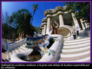 Subiendo las escaleras conducen  a la gran sala debajo de la plaza suspendida por las columnas