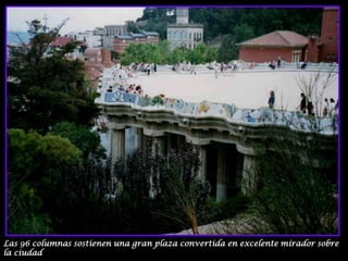 Las 96 columnas sostienen una gran plaza convertida en excelente mirador sobre la ciudad