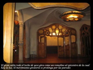 El gran salón todo el techo de yeso gira como un remolino al epicentro de la cual hay la luz. El movimiento giratorio se prolonga por las paredes