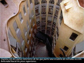 Cuenta con dos patios interiores de las que parte una escalera de extraña sección helicoidal hacia los pisos superiores.