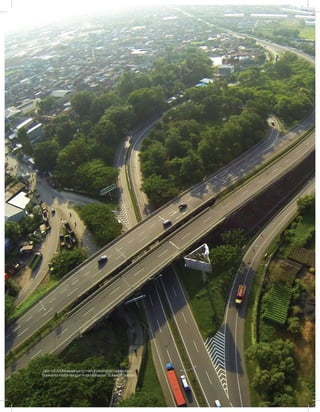 Jalan tol di Makassar yang menghubungkan pelabuhan
Soekarno-Hatta dengan kota Makassar, Sulawesi Selatan.
 