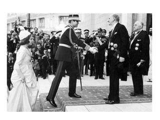 Όθων · Γεώργιος Α΄ · Κωνσταντίνος Α΄ · Αλέξανδρος
Α΄ · Γεώργιος Β΄ · Παύλος Α΄ · Κωνσταντίνος Β΄
► Στις 6 Μαρτίου του 1964 ο Βασιλιάς
Παύλος πέθανε από καρκίνο και τον
διαδέχτηκε στο θρόνο ο 24χρονος
Κωνσταντίνος ως Βασιλεύς των Ελλήνων
Κωνσταντίνος Β΄ (ενώ ορισμένοι τον
αριθμούσαν ΙΓ΄ ως συνεχιστή των
Βυζαντινών Αυτοκρατόρων). Αν και
δημοφιλής θεωρήθηκε νέος, άπειρος και
ευρισκόμενος υπό την ισχυρή επιρροή της
μητέρας του Βασίλισσας Φρειδερίκης. Το
Σεπτέμβριο του ίδιου χρόνου παντρεύτηκε
την πριγκίπισσα της Δανίας Άννα–Μαρία,
αδελφή της μετέπειτα Βασίλισσας της
Δανίας Μαργαρίτας Β.
http://el.wikipedia.org
 