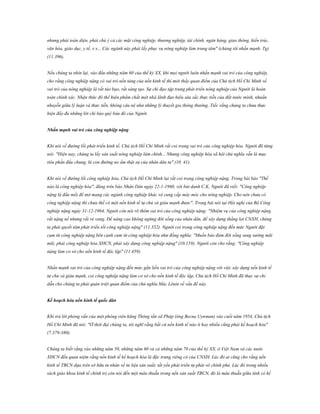 nhưng phải toàn diện, phải chú ý cả các mặt công nghiệp, thương nghiệp, tài chính, ngân hàng, giao thông, kiến trúc,
văn hóa, giáo dục, y tế, v.v... Các ngành này phải lấy phục vụ nông nghiệp làm trung tâm" (chúng tôi nhấn mạnh. Tg)
(11.396).
Nếu chúng ta nhìn lại, vào đầu những năm 60 của thế kỷ XX, khi mọi người luôn nhấn mạnh vai trò của công nghiệp,
cho rằng công nghiệp nặng có vai trò nền tảng của nền kinh tế thì mới thấy quan điểm của Chủ tịch Hồ Chí Minh về
vai trò của nông nghiệp là rất táo bạo, rất sáng tạo. Sự chỉ đạo tập trung phát triển nông nghiệp của Người là hoàn
toàn chính xác. Nhận thức đó thể hiện phẩm chất một nhà lãnh đạo hiểu sâu sắc thực tiễn của đất nước mình, nhuần
nhuyễn giữa lý luận và thực tiễn, không câu nệ như những lý thuyết gia thông thường. Tiếc rằng chúng ta chưa thực
hiện đầy đủ những lời chỉ bảo quý báu đó của Người.
Nhấn mạnh vai trò của công nghiệp nặng
Khi nói về đường lối phát triển kinh tế, Chủ tịch Hồ Chí Minh rất coi trọng vai trò của công nghiệp hóa. Người đã từng
nói: "Hiện nay, chúng ta lấy sản xuất nông nghiệp làm chính... Nhưng công nghiệp hóa xã hội chủ nghĩa vẫn là mục
tiêu phấn đấu chung, là con đường no ấm thật sự của nhân dân ta" (10. 41).
Khi nói về đường lối công nghiệp hóa, Chủ tịch Hồ Chí Minh lại rất coi trọng công nghiệp nặng. Trong bài báo "Thế
nào là công nghiệp hóa", đăng trên báo Nhân Dân ngày 22-1-1960, với bút danh C.K, Người đã viết: "Công nghiệp
nặng là đầu mối để mở mang các ngành công nghiệp khác và cung cấp máy móc cho nông nghiệp. Cho nên chưa có
công nghiệp nặng thì chưa thể có một nền kinh tế tự chủ và giàu mạnh được". Trong bài nói tại Hội nghị của Bộ Công
nghiệp nặng ngày 31-12-1964, Người còn nói rõ thêm vai trò của công nghiệp nặng: "Nhiệm vụ của công nghiệp nặng
rất nặng nề nhưng rất vẻ vang. Để nâng cao không ngừng đời sống của nhân dân, để xây dựng thắng lợi CNXH, chúng
ta phải quyết tâm phát triển tốt công nghiệp nặng" (11.352). Người coi trọng công nghiệp nặng đến mức Người đặt
cụm từ công nghiệp nặng bên cạnh cụm từ công nghiệp hóa như đồng nghĩa: "Muốn bảo đảm đời sống sung sướng mãi
mãi, phải công nghiệp hóa XHCN, phải xây dựng công nghiệp nặng" (10.159). Người còn cho rằng: "Công nghiệp
nặng làm cơ sở cho nền kinh tế độc lập" (11.459).
Nhấn mạnh vai trò của công nghiệp nặng đến mức gắn liền vai trò của công nghiệp nặng với việc xây dựng nền kinh tế
tự chủ và giàu mạnh, coi công nghiệp nặng làm cơ sở cho nền kinh tế độc lập, Chủ tịch Hồ Chí Minh đã thực sự chỉ
dẫn cho chúng ta phải quán triệt quan điểm của chủ nghĩa Mác Lênin về vấn đề này.
Kế hoạch hóa nền kinh tế quốc dân
Khi trả lời phỏng vấn của một phóng viên hãng Thông tấn xã Pháp (ông Becna Uynman) vào cuối năm 1954, Chủ tịch
Hồ Chí Minh đã nói: "Ở thời đại chúng ta, tôi nghĩ rằng bất cứ nền kinh tế nào ít hay nhiều cũng phải kế hoạch hóa"
(7.379-380).
Chúng ta biết rằng vào những năm 50, những năm 60 và cả những năm 70 của thế kỷ XX, ở Việt Nam và các nước
XHCN đều quan niệm rằng nền kinh tế kế hoạch hóa là đặc trưng riêng có của CNXH. Lúc đó ai cũng cho rằng nền
kinh tế TBCN dựa trên sở hữu tư nhân về tư liệu sản xuất, tất yếu phát triển tự phát vô chính phủ. Lúc đó trong nhiều
sách giáo khoa kinh tế chính trị còn nói đến một mâu thuẫn trong nền sản xuất TBCN, đó là mâu thuẫn giữa tính có kế

 