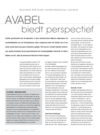 ­54 | e i s m a ’ s s c h i l d e r s b l a d 9 | 2 0 1 5
Avabel
“Ik ga geen glaslatten verkopen.” Het
was het standaard antwoord van de
neven Richard en Pieter Duppen als hun
vaders hen weer eens vroegen naar hun
toekomstplannen. Ze vonden Avabel (zie
kader), de groothandel van hun vaders
een mooi bedrijf, maar ze kozen een
eigen richting. Richard, maatschappelijk
geëngageerd, werd manager Jeugdbe-
scherming. Pieter koos de commerciële
kant en kwam bij Nationale Nederlan-
den. Het kan verkeren. Sinds een paar
jaar leggen ze beide hun ziel en zaligheid
in het familiebedrijf.
Dat bleek namelijk onverkoopbaar toen
hun vaders, de broers Dick en Wil Dup-
pen, het in 2009 van de hand wilden
doen om van hun pensioen te genieten.
“Er was zeker belangstelling, want we
zijn na Belned een goede tweede in de
markt”, vertelt Richard. “Maar mede
door de kredietcrisis, waren partijen met
geld alleen geïnteresseerd in het markt-
gedeelte en niet in de medewerkers.”
De meeste medewerkers waren als
Wajonger binnengekomen. “Onze vaders
gaven deze jongeren met een afstand tot
de arbeidsmarkt een beschutte werkplek.
Als de juiste mensen op de juiste plek
komen en de juiste begeleiding krijgen,
doen ze de juiste dingen. Maar zonder
diploma’s hebben ze geen perspectief bij
ontslag. Wat altijd de kracht van het
bedrijf was - een sociaal personeelsbeleid
- bleek een blok aan het been.”
Herstructurering
Dick en Wil zetten het bedrijf daarom
voort, zij het op een lager pitje. Richard
en Pieter zagen het met lede ogen aan.
Pieter nam als eerste ontslag toen z’n
vader Wil hem in 2011 vroeg de organisa-
tie door te lichten. Met zijn ervaring in
‘lean waves’ werd als eerste de voorraad
verviervoudigd - ‘we kunnen binnen
twee dagen leveren’ - en meer gestuurd
op verkoop. “Het schilderen van de glas-
latten, dat we uitbesteedden aan een
industrieel schildersbedrijf, doen we nu
zelf, zodat we eerste kwaliteit kunnen
bieden. Daarnaast leveren we kant-en-
klaar maatwerk om de klant op de bouw-
plaats te ontzorgen.”
Een jaar later nam Richard na 22 jaar
afscheid van de Jeugdzorg, mede door de
nieuwe Participatiewet (zie kader). “Die
zou het werk in de Jeugdzorg er niet leu-
ker op maken, maar wel kansen geven
voor bedrijven die ‘inclusief onderne-
men’: we konden voor de nieuwe activi-
teiten weer mensen aannemen met een
afstand tot de arbeidsmarkt. Daarvoor
hadden we, met onze bestaande mede-
werkers, alle kennis in huis.”
Nieuwe start
Inmiddels is dat gerealiseerd. Was het in
2012 nog volop crisis met overcapaciteit
in de markt, waardoor Avabel via een
reorganisatie afscheid moest nemen van
7 van de 14 medewerkers – twee via
gedwongen ontslag, de rest zat tegen
pensioen aan – nu telt het bedrijf alweer
25 medewerkers, waarvan 16 via de Parti-
cipatiewet. “In samenwerking met de
gemeente konden we begin 2013 al de
eerste vier mensen met een forse achter-
stand op de arbeidsmarkt aannemen.
Mensen vanuit de bijstand die jarenlang
werkloos waren, iemand die een eigen
bedrijf kwijtraakte door een lichamelijke
aandoening en een die dakloos was.”
Voordeel van de wet is dat de nieuwe
Avabel, groothandel voor de glaszetter, is door staatssecretaris Dijksma uitgeroepen tot
voorbeeldbedrijf voor de Participatiewet. Deze wetgeving heeft het bedrijf, dat al een
sterke sociale basis had, geen windeieren gelegd. “We kunnen nu beter hybride onderne-
men: goede producten leveren gecombineerd met maatschappelijke relevantie. En daarin
hebben we lol”, aldus de directeuren Richard en Pieter Duppen.
biedt perspectief
K e u r m e r k P S O b i e d t s c h i l d e r s b e d r i j v e n v o o r d e e l
Avabel Nederland
Avabel Nederland te Duiven is in de jaren ‘70 opgericht door
de broers Dick en Wil Duppen. Het bedrijf begon met de pro-
ductie en verkoop van celbanden en groeide uit tot gespeciali-
seerde groothandel voor alles wat nodig is voor het plaatsen
en vervangen van glas; van zelfklevende afdichtbanden, glas-
latten in alle soorten en maten en op maat, kitten, beglazings-
benodigdheden en ventilatieroosters tot gereedschappen.
Afnemers zijn vooral onderhoudsbedrijven en kwaliteitsschil-
ders die meerjarig onderhoud voor woningcorporaties en vast-
goedbeleggers verzorgen. “Klanten die bij ons passen, want
wij gaan ook voor lange termijn oplossingen en relaties”, aldus
de neven Richard en Pieter Duppen, die nu de leiding hebben.
Avabel nam onlangs het bedrijf Alles voor Glas over om hun
assortiment en leveringsmogelijkheden uit te breiden.
 