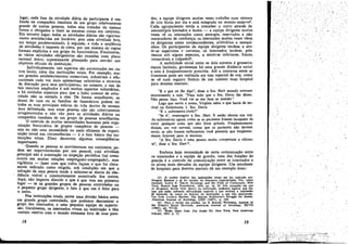 lugar, cada fase da atividade diária do participante é rea-
lizada na companhia imediata de uro grupo relativamente
grande de outras pessoas, todas elas tratadas da mesma
forma e abrigadas a fazer as mesmas coisas em conjunto.
Ero terceiro lugar, todas as atividades diárias sao rigorcsa,
mente estabelecidas em horarios, pois urna atividade leva,
em tempo predeterminado, a seguinte, e toda a seqüéncia
de atividades é imposta de cima, por um sistema de regras
formais explícitas e uro grupo de funcionários. Finalmente,
as várias atividades obrigatórias sao reunidas num plano
racional único, supostamente planejado para atender aos
objetivos oficiais da ínstituicño.
Individualmente. tais aspectos sao encontrados em ou-
tras locais, além das ínstítuicóes totais. Por exemplo, nos-
sos grandes estabelecirnentos comerciais, industriais e edu-
cacionais cada vez mais apresentam refeitórios e recursos
de dístracáo para seus participantes; no entanto, o uso de
tais recursos ampliados é sob muitos aspectos voluntários,
e há cuidados especiais para que a linha comum de auto-
ridade nao se estenda a eles. De forma semelhante, as
donas de Casa ou as familias de fazendeiros. podem ter
todas as suas principais esferas de vida dentro da mesma
área delimitada, mas essas pessoas nao sao coletivamente
arregirnentadas e nao váo para as atividades diárias na
companhia imediata de um grupo de pessoas semelhantes,
O controle de multas necessidades humanas pela orga-
nízacáo burocrática de grupos completos de pessoas _
seja ou nao urna necessidade ou meio eficiente de organi-
zacáo social nas circunstáncias - é o fato básico das ins-
tituícóes totaís, Disso decorrem algumas conseqüéncías
importantes.
Quando as pessoas se movimentam ero conjuntos, po-
dem ser supervisionadas por um pessoal, cuja atividade
principal nao é oríentacáo ou ínspecáo periódica (tal como
acorre em muitas relacóes empregador-empregado), mas
vigilancia - fazer com que todos facam o que foi clara-
mente indicado como exigido, sob condicóes em que a
ínfracáo de urna pessoa tende a salientar-se diante da obe-
diencia visível e constantemente examinada dos outros,
Aqui, nao importa discutir o que é que vem em primeiro
lugar - se os grandes grupos de pessoas controladas ou
o pequeno grupo dirigente; o fato é que uro é feito para
o outro.
Nas institui9óes totais, existe urna dívísáo básica entre
um grande grupo controlado, que podemos denominar o
grupo dos internados, e urna pequena equipe de supervi-
sao. Gera1mente, os internados vivero na instítuicáo e tero
contato restrito com o mundo existente fora de suas pare-
18
des; a equipe dirigente muitas vezes trabalha num sistema
de oito horas por dia e está integrada no mundo ext~rr:'.o3.
Cada agrupamento tende a conceber ? ou~r? atraves.de
estereótipos limitados e hostis - a equipe dirigente mUl~as
vezes ve os internados como amargos, reservados e nao
merecedores de ccnfianca: os internados muitas vezes véern
os dirigentes como condescendentes, arbitrários e mesqui-
nhos, Os participantes da equipe dirigente tendem a sen-
tir-se superiores e corretos; os internados tendern, pelo
menos sob alguns aspectos, a sentir-se inferiores, fracos,
censuráveis e culpados". . , . .
A mobilidade social entre os dois estratos e grosseira-
mente limitada; geralmente há .urna g~ande distancia social
e esta é freqüentemente presenta, Ate a conversa entre as
fronteiras pode ser realizada ero toro especial de voz, c0':Tl0
se ve DUro registro fictício de uro contato num hospital
para doentes mentais:
"É o que eu lhe digo", disse a Sra. Han qu~ndo est~vam
atravessando a sala. "Faca tudo que a Sra. Davis lhe dísser.
Nao pense, faca. vecé vai se dar bem se. atender:' .
Logo que ouviu o nome, Virgínia sabia o que havia de ter-
rível na Enfermaria 1. Sra. Davis.
"~ a enfermeira-chefe?"
"Se é", resmungou a Sra. Hart. E entáo elevou sua voz.
As enfermeiras agiam como se as pacientes fossem.incapazes de
ouvir qualquer coisa que nao fosse gritada. Freq~entem~nte
diziam, em voz normal, coisas que as pacientes nao d~vlam
ouvir; se nao fossem enfermeiras vecé pensaria que frequente-
mente,falavam para si mesmas.
"A Sra. Davis é urna pessoa muito competente e eficien-
te", disse a Sra. Hart 5.
Embora haja necessidade de certa comunicacáo entre
os internados e a equipe de guarda, urna das funcóes do
guarda é o controle da comun~Ca~a? .entre os internados e
os níveis mais elevados da equipe dirigente, Uro estudante
de hospitais para doentes mentais dá um exemplo disso:
(3) o carátee binário das institui¡;i)es totais m~ Jcí indicado por
Gregcry Bateson e já foi notado na literatura ~specJallzada. ~er, como
exemplc, lLOYD E. OHL1N, Sociology and the Pteld 01 COTre~tlons. New
York Russell Sage Foundation, 1956, pp. 14, 20. Nas snuecces em que
os dirigentes devem viver dentro da tnstnuícac, podemos esperar que sJ..n-
tam que estáo soñendo difkuidades maíores e que tenham a rmpressao
de depender do status no interior da Instituicño, e que nao esperavam,
Ver JANE CASSELS RECORD, The Marine Radioman's Struggle for Status,
American Ioumal 01 Sociology, LXII (1957), p. 359.
(4) Para a versac das prísées, ver S. KIRSON WEINBE~G, Aspects of
the Prison's Social Structure, American Loumat 01 soctotorr, XLVII
(1942), pp. 717-26.
(5) WAJU), Mary Jane. The Snake Pito New York, New American
Library, 1955, p. 72.
19
. ,.
/
.~
"
 