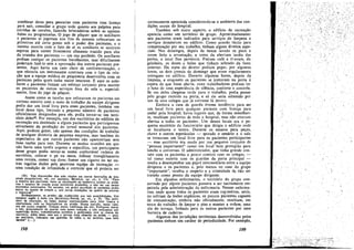 combin~r datas para pescarias com pacientes COro Iicenca
par~ sarr, consultar o grupo todo quanto aos palpites para
cO:rldas de cavalos, fazen~o bríncadeiras sobre as apostas
feítas .ou programadas. O jogo de póquer que os auxiliares
e pacientes ~I jogavam nos fins de semana colocavam os
pnmciros ate. certo ponto sob o poder dos pacientes, e o
mesmo ocorna com o fato de aí Os auxiliares se sentirem
seguro~ para come~ livremente alimento trazido para eles
da ~ozmha ~os pacientes - um uso proibido. Os auxiliares
pcdiarn castigar os pacientes barulhentos mas difícilmente
poderiam fa~e-Io ~em a aprovacáo dos ou~ros pacientes pre-
sentes. Aq~1 hav~a um caso claro de confraternizacáo, e
que oferecia um tnteressante contraste com o tipo de rela-
9ao. que a equipe médica de psiquiatría desenvolvia com os
~aClentes pelos quais tinha maior interesse. E aqui os auxi-
liares e pacientes faziam um esforco conjunto para manter
os pacientes de outros servicos fora da sala e, especial-
mente, fora do jogo de póquer.
Assim como as tarefas que colocavam os pacientes em
con~ato estreíto com o rneio de trabalho da equipe dirigente
podía dar uro local Iivre para esses pacientes, também um
lo~a.t desse tipo,. limitado a pequeno número de pacientes
o!I~lalmente designados para ele, podía tornar-se um terri-
tono deles92
• Por exemplo, uro dos escritórios do edificio de
re7rea9ao era destinado a alguns pacientes que participavam
atIva?1ente. da producáo do jornal semanal dos pacientes.
AqUI, podiam gozar, nao apenas das condícóes de trabalho
de qual~uer diretoria de pequena empresa, mas também da
expectativa de que outros pacientes nao apareceriam sem
b~as ra.z:oes para isso. Durante as muitas ocasióes em que
nao havia urna t~refa urgente e específica, urn participante
desse grupo podia sentar-se Duma confortável cadeíra de
escritóri<:>, colocar o pé na mesa, folhear tranqiíilamente
urna revls.ta, comer uro doce,' fumar um cigarro ou ter ou-
tras regah.a~ dada~ I?CI~ generosa equipe de recreacáo -
urna condicáo de intimidade e controle que só poderia ser
. .(92). Tais dispos'il;Oes tem sido citadas em outras descril;oes de hes-
pítaís psiquiátricos; ver. por exemplo, BELK.NAP, cp. cít., p. 174: "Para
a. maroria dos pacientes, tanto as instalacóes de banheiros quanto os armá-
nos e cuartos ~e roupas eram territórios prnibídos, a náo ser em certos
momentos autorizados. No entanto, uro grupo escolhido de pacientes podia
entrar no quarto de roupas e, sob certas condícées no quarto de escovas
e vassouras". '
Evide.Dtemente, as prisées sáo conhecidas por taís possibilidades. Um
exemplo mg1@s é_ dado P?r HECK~TALL-SMITH. op. cit., p. 70: "No escrt-
tório de educacáo, eu tinha muítas oportunidades para falar franca e
abertamente co~ os fun~ionários ~a pris~o. Nossa cos'cao, nesse caso,
era l;Jm pouco singular, Tmham multa conflan~a ern nós. Podíamos entrar
e salr,. prat..l~amente de acorde com nossa vontade, e nao estávamos sob
supe.rvl~lio díreta: trabalhávames sozin1,tos e andávamos com as chavea do
escrttérío. ~lém, dlSSO, esse era o servico mara cómodo na prisao - poís,
no esentortc, rínhamoe uro aparelho de rádio e no inverno urna beta
larelra" ( •. -) "
198
carretamente apreciada considerando-se o ambiente das con-
dicóes usuais do hospital.
Também sob outro aspecto, o edifício de recreacáo
aparecia como um território de grupo. Aproximadamente
seis pacientes eram indicados para servícos de lirnpeza e
servicos domésticos no edifício. Como acordo tácito para
compcnsacáo por seu trabalho, tinharn alguns direitos espe-
ciais, Nos domingos, depois de terem lavado os pisos e
terem feíto a arrumacáo, e antes da abertura tardia das
portas, o local lhes pertencia. Faziam café e tiravam, da
geladeira, os doces e bolos que tinharn sobrado da testa
anterior. Da mesa do diretor podiam pegar, por algumas
horas, os dais jornais de domingo que eram regularmente
entregues no edificio. Durante algumas horas, depois da
límpeza, e enquanto os pacientes se juntavam na porta a
espera de que fosse aberra, esses trabalhadores podiam ter
o luxo de lima experiencia de silencio, conforto e controle.
Se um deles chegasse tarde para o trabalho, podia passar
pelo grupo reunido na porta, e só ele seria admitido por
um de seus colegas que já estivesse lá dentro.
Embora a casa de guarda tivesse tendencia para ser
um local livre para qualquer paciente com licenca para
andar pelo hospital, havia lugares que, de forma semelhan-
-te, recebiam pacientes de todo o hospital, mas nao estavam
abertas a todos os pacientes. Um desses locais era o pe-
qucno escritório do funcionário que dirigia o edificio onde
se localizava o teatro. Durante os ensaios para pecas,
shows e outros espetáculos - quando o. cenário e a sala
se tornavam um local livre para os pacientes participantes
- esse escritorio era usado por um pequeno conjunto de
"pessoas importantes" come um local bern protegido para
lanche e conversas. O administrador, que tinha grande con-
tato com os pacientes e pouco contato com os colegas, -
tal como ocorria com os guardas da porta principal -
tendia a desempenhar um papel intermedíário entre a equipe
dirigente e os pacientes e, pelo menos no caso do grupo
"importante", recebia o respeito e a intimidade de nao ser
tratado como pessoa da equipe dirigente.
Em algumas enfermarías, o território do grupo con-
servado por alguns pacientes passava a ser tacitamente res-
peitado pela adrninistracáo da enfermaría. Nessas enferma-
rias, ande quase todos os pacientes eram regressívos, senis,
ou sofriam de lesóes orgánicas, os poucos pacientes capazes
de comunicacáo, embora nao oficialmente, recebiam, em
troca do trabalho de limpar o piso e manter a ordem, urna
ala do terraco, fechado para os outros pacientes por urna
barreira de cadeiras.
Algumas das jurisdícóes territoriais desenvolvidas pelos
pacientes tinham um caráter de periodicidade. Por exemplo,
199
 