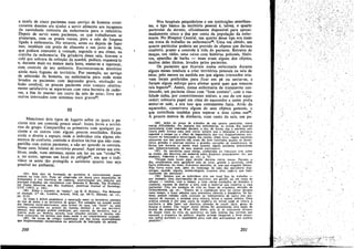 a tarefa de cinco pacientes num servíco de homens croni-
camente doentes era ajudar a servir alimento aos incapazes
da carninhada rotineíra da enfermaria para o refeitório.
Depois de servir esses pacientes, os que trabalhavam se
afastavam, com os pratos vazios, para a sala de limpeza
ligada aenfermaria. No entanto, antes ou depois de fazer
isso, recebiam um prato de alimento e um jarro de leite,
que podiam consumir a vontade, segundo o seu ritmo, na
cozinha da enfermaria. Da geladeira dessa sala, tiravam o
café que sobrara da refeicño da manhá, podiam requentá-lo
e, durante mais ou menos meia hora, sentar-se e repousar,
com controle de seu ambiente. Encontravam-se domínios
ainda mais fugazes de território. Por exemplo, no servíco
de admissáo de hornens, na enfermaria para ande eram
levados os pacientes com depressáo grave, excitacño ou
lesáo cerebral, os pOllCOS pacientes com cantata relativa-
mente satisfatório se separavam com urna barreira de cadei-
ras, a fim de manter um canto da sala de estar, livre dos
outros internados com sintomas mais graves'",
III
Mencionei dois tipos de lugares sobre os quais o pa-
ciente tem um controle pouco usual: locais livres e territó-
rios de grupo. Compartilha os primeiros com qualquer pa-
ciente e os outros corn alguns poucos escolhidos, Existe
ainda o direito a cspaco, onde o individuo cria alguns ele-
mentos de conforto, controle e díreítos tácitos que nao com-
partilha com outros pacientes, a nao ser quando os convida.
Neste caso, falarei de territorio pessool. Aqui existe um con-
tínuo, onde, num extremo, existe um lar ou um "ninhoves,
e, no outro, apenas um local de .refúgi095, em que o indi-
víduo se sente tao protegido e satisfeito quanto isso seja
possível no ambiente.
(93) Este tipo de formacao de territ6rio é, naturalmente, muito
comum na vida civil. Pode ser observada em Ascor para disposic6es de
Ieehamento e nas barreíras de cadeiras, improvisadas por músicos que
precisam trabalhar em casamentos (ver HOWARD S. BECKER, The Professio-
nal Dance Musician and His Audience, American Journal o/ Sociology,
LVII [195IJ, p. 142).
(94) Sobre o conceito de "ninho", ver E. S. RUSSELL, The Behavior
o/ Anímals, 2.a ed., Londres, Arnold, 1938, pp. 69-73; HED1GER, op, cít.,
pp. 21·22.
As vezes é difícil estabelecer a separa<;ao entre os territórios pessoais
do tipo de ninho e os territ6rios de grupo. Por exemplo, no mundo social
dos meninos norte-americanos, urna árvore da casa, um "forte" ou urna
caverna construidos no quintal do menino tendem a ser seu território
pessoal; seus amigos podem participar, por convite, do territ6rio, mas o
convite pode ser deMeito quando suas rela<;6es pioram; o mesmo edi-
fício construido em terreno sem dono tende a ser coletivamente ocupado.
(95) Os locais de refúgio constituem um dos l.ocais especia;lizados
que freqüentemente encontramos na a.mplitude de hab¡tacao do ammal.
200
Nos hospitais psiquiátricos e em instituicóes semelhan-
tes, o tipo básico de território pessoal é, talvez, o quart?
particular de dormir, oficialmente disponível para aproxt-
madamente cinco a dez por cento da populecáo da enfer-
maria. No Hospital Central, um quarto desse tipo e~a dado
em traca de trabalho na enfermariaw, Urna vez obtIdo,.um
quarto particular poderia ser provido de objetos que danam
conforto, prazer e control~ avida d? I?a~iente.. ~e~rato#s de
mocas, um rádio, urna caixa com histórias policiais, f?sfo-
ros, aparelho de barba - esses eram.. alguns dos objetos,
muitos deles ilícitos, levados pelos pacientes.
Os pacientes que ficavam numa enferm.aria durante
alguns meses tendiam a criar territórios pessoais na sala ?e
estar, pelo menos na medida em que alguns internados cna-
vam locais preferidos para ñcar em pé ou sentar-se, e
fariam algum esforco para afastar quem quer que tomasse
tais lugares'", Assím, numa enfermaria de tratamento con-
tinuado, um paciente Idoso com "boro cantata", com a rea-
lidade tinha, por consentimento mútuo, o uso de ~m aqu~­
cedor: colocava papel em cima do aquecedor e assrm podia
senta;-se nele, e era isso que comumente. fazia. Atrá~ do
aquecedor, conservava alguns de seus objetos pessoais, o
que contribuía também para separar a área como..sua98.
A poucos metros de distancia, num canto. da sala, uro pa-
(96) Além do preco de trabalho de um quarto particular, havla
outras dificuldades. Na maioria das enfermarías, as portas des quartcs
particulares eram trancadas durante o dia, de forma que o paciente pre-
cisava pedir rícenca para nele entrar sempre que o cesejesse, e precrsava
suportar a recusa ou o olhar de impaciencia que isso. freqüentemente. pro-
vocava no funcionário encarregado das chaves. Alérn dtsso, ulguns pacientes
pensavam que taís quartos na<;l eram tao bem ve.nti~ados quanto os dormí-
tórios grandes e estavam sujeítos a grandes var.acoes de temperatura, de
forma que durante os meses maís cuentes alguns pacientes procuravam
saír, tempcrariamente, de seus cuartos partlc.ulares. .
(97) Os terrítóríos para sentar, conhecld~s .oe l:ter.atu:-a leve sobre
os clubes sao descritos em material sobre hospitais psiquiátrlcos; ver. por
exernplo,'JOHNSON e DoDDS, op. cít., p. 72:
"Ocupe¡ esses Iocais para dormir durante vérlos meses. Durante o
día, ocupávarnos urna agradável sala de estar" grande e ~nccrada, onde
havia poltronas. As vezes, ficávamos sentados, al, sem que mnguém falass'.",~
Nao havia outro som, além do resmunso de uma das m'.lradoras mal:.
antigas, quando alguma recém-chegada ocupava urna cade.ra que habi-
tualmente lhe pertencia". .
(98) Sempre que os indivíduos temo um local, fl~o de trabalho -
por exemplo, urna escrivanlnha de escntór¡o, um gUlche: ou um torpl? de
oficina - tendem, corn o ternpo, a criar certas ccndicócs de .do.mlllIO e
conforto, capazes de marcar a área com o material que COnstltu~ a casa
particular. Cito um exemplo de Vida no fosso de orquestra, retirado de
OlTENHEIMER, op. cit.: "Depois de o cspetácll.lo estar no car~az durante
certo tempo, o fosso adquire urna atmosf~ra cómoda e doméstica. Os he-
rnens armam cabides ande colocam os instrumentes de sopr? nos mo-
mentos de repouso, e estantes para músic~, nvros e, outros objetos. Urna
prática comum é por urna caíxa de madelra no movel onde. se coloca a
partitura e dele fazer um depósito comodo de papel, láplS. go~a de
mascar ~ 6cuJos. Um 'toque' muito íntimo foi apresentado pela secao de
cordas da orquestra de West Side Story, pois ~í se colocararn. retratos
de mocas (fora da vista do audit6rio) no lado Interno das cortmas que
separam a orquestra do público. Alguns artistas chcgaram a levar p.equc-
nos rádios portáteis - usualmente para corn eles acompanhar seu esparte
predileto".
201
'..
/.'
 