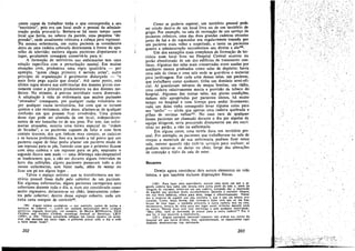 dente capaz de trabalhar tinha o que correspondía a seu
"escritorio", pois era uro local onde o pessoal da adminis-
traeáo podia procurá-Io. Sentava-se há tanto tempo uesse
local que havia, no reboco da parede, urna pequena "de-
pressáo", onde usualmente colocava a cabeca para repousar.
Na mesma enfermaría, um outro paciente se considerava
dono de urna cadeira colocada diretamente afrente do apa-
relho de televisáo; embora alguns pacientes disputassern o
lugar, geralmente conseguia conservé-lo para si.
A formacño de territórios nas enfermarias tem urna
relacáo específica com a perturbacáo mental. Ero muitas
situacóes civis, predomina urna regra ígualitária - por
exemplo, "quem chega prírneíro é servido antes", outro
princípio de organizacáo é geralmente dlsfarcado - "o
mais forte pega aquilo que deseja". Até certo ponto, esta
última regra atuava nas enfermarias dos doentes picres exa-
tamente como a primeira predominava na dos doentes me-
lhores, No entanto, é preciso introduzir outra dimensáo.
A adaptacáo a vida de enfermaria que muítos pacientes
"atrasados" conseguem, por qualquer TaZaO voluntária ou
por qualquer causa involuntária, faz com que se tornem
quietos e náo rec1amem; além disso, afastam-se de qualquer
confusáo em que possam ficar envolvidos. Urna pessoa
dcssc tipo pode ser afastada de um local, independcnte-
mente de seu tamanho ou de seu peso. Por isso, nas enfer-
marias atrasadas, ocorria urna forma especial de "ordem
de bicadas", e os pacientescapazes de falar e com boro
contato tíravam, dos que tinharn rnau contato, as cadeiras
e os bancos preferidos. Isso era levado a tal ponto que uro
paciente capaz de falar podia afastar um paciente mudo de
um repouso para os pés, fazendo com que o primeiro ficasse
com urna cadeira e um repouso para os pés, enquanto o
segundo ficava sem nada - urna diferenca náo-desprezível
se Iembrarmos que, a nao ser durante alguns intervalos na
hora das refeicóes, alguns pacientes passavam todo odia
nessas enfermarias, sem fazer nada, além de sentar ou
ficar em pé em algum lugar.
Talvez o espaco mínimo que Se transformava em ter-
ritório pessoal fosse dado pelo cobertor de um paciente.
Em algurnas enfermarias, alguns pacientes carregavam seus
cobertores durante todo o dia, e, nurn ato considerado como
muito regressivo, deitavam-se no chao, inteiramente cober-
tos pelo cobertor; dentro desse espaco coberto, cada um
tinha certa margem de controlew.
(99) Alguns nichos ecológicos - por exemplo, cantos de portas e
barracas de cobertor - r-odcm ser tambérn encontrados entre cr.ancas
aurrenccs. segundo dcscricño, por exernplo, de BRUNO BETTELHFIM, Fetal
Children and Autistic Chidren, American rournol 01 Socíotogy, LXIV
(1959), p. 458: "Outras constroem refúgtos em cantos escuro s ou armá-
rtce, nao dormem cm outro lugar, e preferem p3ssar todo o dia e toda
a noite nesses locais",
202
Como se poderia esperar, uro território pessoal pode
ser criado dentro de um local livre ou de uro territ6~io de
grupo. Por exernplo, na sala de recreacáo de uI?- servico de
pacientes crónicos, urna das duas grandes cadenas Situadas
perto da luz e do aquecedor era. regularmente tomad~ por
um paciente mals velho e respeitado, e tanto os pacientes
quanto a admtnistracáo reconheciam seu direito a ela100
•
Um dos exemplos mais complexos de formacáo de ter-
ritório num local livre no Hospital Central ocorreu no
poráo abandonado de uro dos edifícios de tratamento con-
tínuo. Algumas das salas mais conservadas eram usadas por
auxiliares menos graduados corno salas de depósito; ha,:ia
urna sala de tintas e urna sala onde se guardava o material
para jardinagem, Em cada urna dessas salas, .?J!l paci~nt~,
que trabalhava como ajudante, tinha uro dO~11D10 seml~-o.fl­
cial, Aí guardavam retratos de mocas bonitas, uro rádio,
urna cadeira relativamente macia e provisáo de tabaco do
hospital. Algumas ~as outras sala.s, em ,piores c0!1di~ó~s,
tinham sido apropriadas por pacientes idosos, ha muíto
tempo no hospital e com licenea para andar livrernente;
cada uro deles tinha conseguido levar alguma corsa para
seu "ninho" - ainda que apenas urna cadeira quebrada e
pilhas de revistas velhaswt. No caso r.aro de q~~lquer
desses pacientes ser chamado durante o día por alguem d~
equipe dirigente, seria procurado d~retamente em seu escn-
tório no poráo, e nao na enfermaría.
Ero alguns casos, urna tarefa dava uro território pes-
soal. Por exemplo, os pacientes que trabalhavarn na sala de
roupas e rnateriais de sua enfermaria podiam fica~ ness~
sala, mesmo quando nao tinh'im servícos para reahzar;_al
podiam sentar-se ou deitar no chao, longe das alteracóes
de comocáo e: tédio da sala de estar.
Recursos
Desejo agora considerar deis outros elementos da vida
íntima, e que também incluem disposicóes físicas.
(100) Para fuer urna experiencia, espere¡ urna noite em que a se-
gunda cadeira boa tinha sido levada para outra parte da sala e" antes ~a
chegada do paciente, sentei-me em sua cadeira. tentando dar. a rrnpressao
de alguém que estivesse lendo inocen~emente. Quan.do ~ paciente chegou!
em sua hora habitual, olhou para mrm, longa e silenciosamente. Tente¡
dar a resposta de alguém que nao soubesse o que é que ele estava pro-
curando. Como, ccssa forma, nao consegu'u fazer com que eu me Iem-
brasse de meu lugar, o paciente procurou a outra cad~ira boa na sala,
encontrou-a, Ievou-a de volta para seu ·Iugar usual, próximo daque~e. ende
eu estave. Depois dísse com tom resrenoso e sem qualquer hostJIldade:
"Meu Hlho, vece se incomoda de passar para a outra cadeira"? Po¡ o
que fiz, e ísso encerrcu a experiéncia.~ . "
(l01) Alguns pacientes tentavam construir tars mnhos nas partes do
hospital em que havla árvores, mas, aparentemente, os responsáveís rapi-
damente desmontavam tais estruturas,
203
 