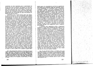 constituíam uro meio importante para o aparecimento do
uso.do outro entre os pacientes. No entanto, tal como pro-
vavelmente acorre em muitas ínstituicóes totais, havia um
meio mais importante pelo qual os objetos e servícos pas-
savam de urna pessoa para outra, urna forma mais impor-
tante em que os esforcos extra-oficiaís do indivíduo eram
multiplicados pela íncorporacño de acóes extra-oficiais uti-
lizáveis por parte de outros.
Identificado com o transe porque passa urna pessoa,
ou coro sua sítuacáo de vida, uro indivíduo pode ajudá-la
voluntariamente, ou dar-lhe urna demonstracño cerimonial
de consíderacáo; no primeiro caso, dá ao estudioso um sinal
de solidariedade, e, no segundo, um símbolo desta última.
Tais sinais e símbolos de interesse por outra pessoa sao
geralrnente correspondidos de alguma forma, pois urna pes-
soa que recebe esse tipo de apoio muitas vezes dá tambérn
uro apoio correspondente. Disso surge urna troca de colsas
afetuosamente desejadas e, quando a relacáo é igualítária,
a troca é freqtientemente multo bem equilibrada-F. Anali-
ticarnente, no entanto, essa transferencia dupla, ou o que
se poderia denominar intercambio social, é muito diferente
de urna troca claramente económica. O acordo antecípado
quanto ao que deve ser trocado é característico de urna
troca económica, mas poderla ser comprometedor no inter-
cambio social, pois o que pode ser objetivo manifesto num
caso, deve ser apenas conseqüéncía incidental no outro.
Urna pessoa que nao cumpra o prometido Duma troca eco-
nómica, pode ser obrígada a pagar o que deve; urna pessoa
que DaO corresponda a um favor ou a um gesto de conside-
racáo muitas vezes só pode ser acusada de rnaldade e a
outra pode afastar-se dela, (Se a parte ofendida desejar em-
preender urna a<;ao mais direta, muitas vezes ocultará a
causa real de sua queíxa e fará a acusacáo quanto a outra,
isto é, urna que possa ser apresentada em termos jurídicos
e económicos, de forma a proteger os dais esquemas de
referencia.} Algo que se dá como troca precisa ser pago
imediatamente, ou, em caso contrário, a pessoa deve pagar
pela prorrogacáo da dívida; no entanto, embora um bene-
fício social deva ser pago quando a outra a perle, só precisa
ser pago se a outra o pedir, isto é, quando o suposto bene-
(137) Urna discusslio desses problemas de reciprocidade pode ser en.
centrada em MARca MAuss. The Gítr, trad. de Ian Cunníson, Londres.
Cohen e west, 1954; C. Lávr-S'raatrss, Les structures éIémentaires de la
parenté, par¡s, Presses Universitaires de France, 1949; G. HOMANS, So-
cial Behavior as Exchange, American loumal 01 Sociology. LXIII (958),
pp. 597·606; ALVIN GouLnNER. (a quem muito devo quanto A informas:lio
a respeltc deste assunto), Tbe Ncrm of Reciprocíty, American Soctoío-
glcal Review, XXV (1960), pp. 161-78. Ver, também M. DEuTsCH, A
Theory of Ccoperation and Competition, Human Re1ations. 11 (1949).
pp. 129-52.
224
ficiário passa a ter necessídade d~ uro favor ou q~ando. tero
urna posicáo que ritualmente exige uma expressao ce~lmo.
nial de consideracáo. No intercambio social, a necessidade
é estabilizar a relacáo, e um favor considerável feito por
urna pessoa pode ser adequadamente equilibrado por uro
gesto puramente cerimonial de outra; é que os dois gestos
podem atestar, igualmente, o interesse pelo outrol 38
• Nas
trocas económicas, ao contrário, presumivelmente nenhurna
quantidade de agradecimento pode satisfazer a pessoa que
deu alguma coisa; esta precisa receber, em troca, algo de
valor material equivalente. Geralrnente, um direito econó-
mico com relacáo a outra pessoa pode ser vendido a urna
terceira, que entáo se torna habilitada a exercé-lo; no en-
tanto, só de maneira muito limitada urn direíto a expr~ssóes
e sinais de solidariedade de outra pode ser transferido a
urna terceira - por exemplo, ern cartas de apresenracáo.
Portante, no que se refere a cocperacáo de outra pessoa,
precisamos distinguir entre pagamentos sociais e pagamen-
tos económicos.
A diferenea entre pagamentos SOClalS e pagamentos
económicos é muito bem exempIificada pelo duplo uso do
dinheiro no Hospital Central. O pagamento recebido por
lavagem de carro era urna parte apreciável do que o mesmo
servico custaria no mundo externo e era, freqüentémente,
concebido em termos simplesmente monetários, como parte
do sistema de mercado. Por ísso, um dos benefícios do tra-
balho no hospital, para algumas pessoas da adrninistracáo,
era o fato de ter lavagens relativamente baratas de automó-
veis. No entanto, o dinheiro era também usado de maneira
puramente ritual. Urn paciente que trabalhava para alguém
da equipe dirigente esperava receber ocasionalmente urna
moeda de vinte e cinco cerüs, nao como pagainento razoá-
vel de mercado por qualquer servico, mas apenas como
urna expressác de consideracáo. Os pacientes também, nao
apenas compravam um refrigerante na cantina para um
amigo, mas tambérn Ihe davam diretamente urna moeda de
cinco ou de dez cents, por iniciativa própria, dzendo:
"Olhe, compre um doce". Como urna gorjeta, tais premios
podiam ser comumente esperados, mas nao exigidos, e pre-
tendiam dar urna medida de' apreciaciio de urna relacáo
náo valor de troca por trabalho realizado.
(138) Urn dos ínteressantes dilemas no intercámbio social é que,
nas reraczes igualitárias, o fato de náo dar um eouivalente adequado
daquilo que se receben é urna expresséo de desconsiderecéc pela relacác,
bem como de mescuínhertar no entanto, um esrorco reconhecido para dar
exatamente o equivalente do que foi recebido, ou exigir o equivalente
exato daquilo que se deu, destre¡ a suposta base da arividade e coloca
as rela~6es nurn plano econórr-íco. De. certo modo, precisamos receb~.rA o
equivalente do que damos e, apesae dISSO, essa deve ser urna conseq~en­
cía nlio-intencional do fato de Iivremente apelar os outros e ser livre-
mente apciado por eles.
225
/
. ;'
 