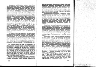 Em todos os estabelecimentos SOClaJ.s se desenvolvem
eles de solidariedade entre grupos de participantes. Em es-
tabelecimentos domésticos e de convívio, alguns de tais eles
podem ser especificamente prescritos como parte do ajus-
tamento primário dos participantes. Em outros casos, tal
como ocorre nas "igrejinhas" de horas livres de alguns escri-
tórios comerciais, e que exigem pouca partícipacáo, o ajus-
tamento primário exige urna escolha entre participar ou nao
de tais estruturas. Ern muitos casos, no entanto, a ligacáo
atua como parte da vida íntima do estabelecimento, e isso
acorre sob duas formas. Em primeiro lugar, o simples apoio
emocional e o sentimentc de ligacáo pessoal assim obtidos
podem nao constituir algo estabelecido no plano oficial da
organizacáo. Talvez a forma mais clara disso seja o cha-
mada "caso de escritório" OU, nos termos de hospital,
"romance de manicomio", pois tais relacóes, como já foi
sugerido. podem absorver grande parte do tempo dos par-
ticipantes, e em grande parte encher o mundo em que
vivem. Ero segundo lugar - e o que é aqui mais impor-
tante - tais subestruturas podem dar a base para intercam-
bios sociais e económicos, de um tipo que provoca transfe-
rencia nao-autorizada de bens e servicos. Portante, para
considerar o papel dos intercambios sociais no Hospital
Central, precisamos considerar os tipos de solidariedade aí
encontrados.
No Hospital Central, tal como acorre em muitas outras
ínstítuicóes totais, ocorria a forrnacño de alguns tipos pa-
dronizados de formacáo de ligacóes, Havia relacóes de
"companheírismo", em que dois indivíduos apresentavam o
que se considerava como inter-relacáo nao-sexual, identifi-
cando-se, até certo ponto, com os interesses do outro139•
Havia relacóes de namoro, nas quais duas pessoas, usual-
mente do sexo oposto, mantinham um tipo especial de ínte-
resse mútuo, com colorido sexuaP40. Havia relacóes de ígre-
(139) O elemento distintivo da rela~áo de "companheirismo" em
algumas institui~óes torats é que se trata de uma reiacac recíproca (1
exclusiva (tal como occrre na rela~io cenjugalj : a pessoa tero apenas
um companheiro e é companheiro de apenas urna pessoa. No dialeto Ion-
drino, a excresssc de gíria china plate [para mate - ísto é cornpanheiro]
usualmente reduzida a china é muíto usada nesse sentido. Nas prisóes
inglesas, a rela~áo de companheirismo é tao institucionalizada na socíe-
dade dos presos que um internado desatento pode ñcar comprometido pelo
fato de ser delicado com um outro preso que, por acaso, fale com ele
durante odia. HECKSTALL-8MJTH, op. cít., p. 30, pode ser citado a res-
peítc: "Vecé se despede no fim do periodo de exercício com um alegre
'até amanhi'. E amanhi ele estará a seu lado. Amanhi, e depois de
amanhñ, e no dia seguinte a este. Entao, já será visto pelos cutres presos
como seu 'ccmpanheíro". Pior aínda, de acorde com o costume da prisáo,
evitario intrometer-se nessa nova amizade e vece ñcará íscíado dos
outros, e ligado apenas ao novo companheiro".
BEHAN, op. cit., apresenta material útil sobre a rel~io de companheiro.
(140) Em quase todas as institui~óes totais, nao apenas existe sepa-
ra~íio entre os S9:0S ~ noite, mas também adrnissáo exclusiva de homens
cu mulheres como internados. Portante, em grandes institui~Oes, o que
226
jínha, em que tres ou mais pessoas, ou dois OU mais casais,
apresentavam preferéncía pela companhia uns dos outros,
e trocavam algum auxilio mútuo. Havia relacóes categóri-
cas, nas quais dois internados quaisquer, em virtude de se
conhecerem como internados. apresentavam alguns sinais
de consideracáo mútua. Finalmente, havía relacóes patro-
Dais entre urna pessoa da equipe dirigente e um paciente
que ela aceitava como empregado.
Eu me proponho a considerar as relacóes de compa-
nheirismo, namoro e de igrejinhas sob a categoria geral de
"relacées pessoais". De modo geral, tais relacóes nao eram
proibidas no hospital, embora os casais de namorados, como
nao tinham. permissio para casar, fossem advertidos quanto
ao perigo de "levar muito longe o namoro"; as relacóes
homossexuais eram oficialmente proibidas, embora algumas
igrejinhas de homossexuaís, com lícenca para andar em
liberdade, mantivessem sua solidariedade específica no
ambiente.
Os pacientes com relacóes pessoais mutuamente se em-
prestavam dínheiro, cigarros, roupas e livros de bolso; aju-
davam-se mutuamente na mudanca de urna enfermaría para
outra; compravam, uns para os outros, materiais levados de
contrabando para dentro do hospital; tentavam melhorar as
condicóes de qualquer um deles que "tivesse tido proble-
mas" e fosse colocado numa enfermaria trancada; davam-se
conselhos mútuos quanto a maneira de conseguir os dife-
rentes prívilégios, e ouviam, entre si, a exposícáo de seus
casosl41•
No Hospital Central, como nos hospitais psiquiátricos
em geral, parecía haver um tipo interessante da relacáo de
companheirismo: o padráo do "ajudante", Um paciente,
muitas vezes considerado pelos outros como muito doente,
aceitava a tarefa de ajudar regularmente um outro paciente
que, pelos padróes da equipe dirigente, estava pior do que
ele. O ajudante vestia o companbeiro, fazia e acendia os
seus cigarros, ocasionalmente o protegía de brigas, levava-o
para o refeitório, ajudava-o a comer, e assim por diantel42•
Embora muitos dos servicos prestados pelo ajudante fossem
aqueles que os pacientes poderiam receber, eram freqüente-
muitos estudiosos denominariam ínteresse uomcssexueí tende a existir, aín-
da que nio haja atividade homossexual. Penso que, a respeíto, a principal
documenta~o é a apresentada por CLBMMElt, op. cit., cap. X, "Sexual
Patterns in the Prison Ccmmunity",
(141) O auxilio m6tuo entre pacientes é bem descrito num artigo já
antigo de William Caudillo Ver WILLJAM c.won.L, F. REoLIca, H. Gn-
MOllE el E. BII.ODY, Social Structure and Interaction Processes on a Psy-
cbiatrtc Ward, AmericQ1t 10umal 01 OrthopsychiaJry, XXII (1952), pp.
314-34.
(142) Para cutre tratamentc dessa rel~io; ver OTl'O VON MalINa
e $TANLEY KINa, Removating the Mental Patient, New York, Russell
SJ>go Fowidation, 1957, ''The Sick Help tbe Sicker", pp. 107-9.
227
/
 