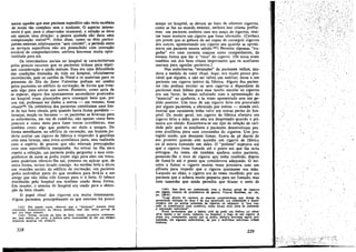 mente aqueles que.esse paciente específico nao tería recebido
de modo tao completo sem o ajudante. O aspecto ínteres-
sante é que, para o observador ocasional, a relacño se dava
ero apenas urna direcáo: a pessoa ajudada nao dava urna
compensacáo vísfvelw. Além disso, como os dais partici-
pantes estavam relativamente "sem contato", o período entre
os servicos específicos nao era preenchido com ínteracáo
sociável de companheirismo, embora houvesse muita opor-
tunidade para ela.
Os intercambios sociais no hospital se,caracterizavam
pelos poucos recursos que os pacientes tinham para expri-
mir consideracao e ajuda mútuas. Essa era urna dificuldade
das condícóes limitadas da vida no hospital, oficialmente
reconhecida, pois os cartóes de Natal e os materiais para os
presentes do Dia de Saint Valentine podiam ser usados
pelos pacientes no edifício de recreacáo, de forma que tives-
sem algo para enviar aos outros. Portante, como seria de
se esperar, alguns dos ajustamentos secundários praticados
no hospital eram planejados para conseguir bens que, por
sua vez, pudessem ser dados a outros - em resumo, bens
rituaisl 44• Os refeitórios dos pacientes constituíam urna fon-
te de tais bens rituais, pois quando havia frutas portáteis -
laranjas, macñs ou bananas - os pacientes as levavam para
as enfermarías, em vez de come-las, nao apenas como bens
pessoals e como meio para fazer troca~ económicas, mas
também como algo que poderla ser dado a amigos. De
forma semelhante, no edifício de recreacáo, uro homem po-
deria aceitar um cigarro de fábrica e responder a gentileza
com urna laranja, urna troca económica justa, mas realizada
com o espírito de pessoas que nao estavam preocupadas
coro essa equivalencia mesquinha. Ao entrar na fila para
repetir a refelcáo, uro paciente podia perguntar a seus com-
panheiros de mesa se podía trazer algo para eles; em troca,
estes poderiam oferecer-lhe sal, pimenta ou acúcar que, de
outra forma, teriam levado consigo. Ao receber bolo e doces
nas reunióes sociais do edifício de recreacáo, uro paciente
podia embrulhar parte do que recebera para levá-lo a um
amigo que nao tinha tido licenca para ir a festa. o tabaco
distribuido pelo hospital era também usado dessa forma.
Em resumo, o sistema do hospital era usado para a obten-
l;;ao de bens rituais.
O papel ritual dos cigarros era muito interessante.
Alguns pacientes, principalmente os que estavam há pouco
(143) Em alguns casos, observe¡ que o "ajudante" tentava obter
concessóes homosscxuais da pessoa ajudada, mas nao tenho prevas de
que isso rosee comum.
(144) Talvez, através da falta de bens rituais, possarnos compreen-
der, pelo menos em parte. a prática antes mencionada de dar acs amigos
pequenas quantias em dinheíro.
228
tempo no hospital, se davam ao luxo de oferecer cigarros,
como se faz no mundo externo, embora isso criasse proble-
mas: um paciente, embora com seu maco de cigarros, mui-
tas vezes aceitava um cigarro que fosse oferecido. (Conheci
uro jovem que se gabava de ser capaz de conseguir cigarros
dos outros, apresentando um cigarro seu quando se aproxi-
mava uro paciente menos sabído.P") Permitir algumas "tra-
gadas" era urna cortesia comum entre companheiros, da
mesma forma quedar o "toco" do cigarro. (Os tocos eram
também um dos bens rituais importantes que os auxiliares
usavam para agradar pacíentes.)
Nas enfermarias "atrasadas" de pacientes velhos, mu-
dava a medida de valor ritual. Aqui, era muito pouco pro-
vável que alguém, a nao ser talvez um auxiliar, desse a um
paciente um cigarro inteiro de fábrica. Alguns dos pacien-
tes nao podiam enrolar os seus cigarros e dependiam de
pacientes mais hábeis para essa tarefa; enrolar os cigarros
era um favor, as vezes solicitado coro a apresentacáo do
"material" ao ajudante, e as vezes apresentado sem um pe-
dido anterior. Um toco de um cigarro feíto era procurado
por alguns pacientes, e oferecido por outros - moeda ceri-
monial que raramente tinha valor em outras partes do hos-
pital. De modo geral, um cigarro de fábrica afastava um
cigarro feíto a máo, poís este era desprezado quando ·0 pri-
meiro era obtido. Encontrava-se um tipo de relacáo de cari-
dade pelo qual os auxiliares e pacientes desenvolviam pes-
soas predíletas para suas concessóes de cigarros. Uro pro-
tegido mudo, que desejasse fumar, ficava de pé diante de
seu protetor quando este acendia um cigarro de fábrica
ou já estava fumando um deles. O "pedinte" esperava até
que o cigarro fosse fumado até o ponto ero que lhe seria
entregue. As vezes, ele também ajudava outro paciente,
passando-Ihe o toco de cigarro que tinha recebido, depois
de fumá-lo até o ponto que considerava adequado. O ter-
ceiro a fumar O cigarro muitas vezes precisava usar um
alfinete para impedir que o cigarro queimasse sua máo.
Lancado ao chao, o cigarro era as vezes recolhido por uro
paciente que o achava muito pequeno para ser fumado, mas
com tamanho que ainda permitia que tirasse o resto de
(145) Isso deve ser contrastado com o destino social de cigarros
em alguns campos de prisioneiros de guerra. Veja-se RADPORD, op. cu.,
pp. 190-91:
"Lego depois da captura, as pessoas compreendiam que, diante da
quantidade limitada de bens e da sua qualidade, era indesejável e desne-
cessário dar ou aceitar presentes de cigarros cu alimento. A 'boa ven-
tade' se transformou num ccmércio, como forma mais justa de aumentar
a satisf~ao individual".
Posso acrescentar que o hábito civil de pedir um fósforo ou ofere-
ce-ic tendia a ser muito reduzido no hospital; o fogc de um cigarro já
aceso era, comumente, aquilo que Se pedia, embora bouvesse muita pro-
balidadc, em algumas enfermarías, de que o indivfduo solicitado tivesse
fósforos.
229
. ;'
 