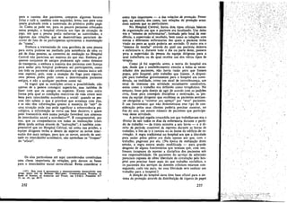 para a cantina dos pacientes, comprou algumas batatas
fritas e café e, também num saquinho, levou isso para urna
janela gradeada onde a namorada do primeiro podia pegá-
-lo. Como se pode ver, para os poucos pacientes colocados
nessa posicáo, o hospital oferecia um tipo de situacáo de
jogo, em que a pessoa podía enfrentar as autoridades, e
algumas das relacóes que se desenvolviam pareciam de-
correr do fato de os participantes apreciarem a manutencáo
da "trama".
Embora a transmissáo de urna gentileza de urna pessoa
para outra pudesse ser mediada pela assisténcia de urna ou
até de duas pessoas, as correntes de medíacáo no Hospital
Central nao pareciam ser maiores do que isso. Embora pe-
quenos conjuntos de amigos pudessern agir como sistemas
de transporte, e embora a maioría dos pacientes com lícenca
para andar pelo hospital pudessern ser participantes, como
uro todo os pacientes nao constituíam um sistema único sob
esse aspecto, pois, coro a exoecáo do fogo para cigarro,
urna pcssoa podia pedir coisas a determinados pacientes
amigos, e nao a qualquer paciente como tal.
Já sugeri que as restricóes criam a possibilidade, nao
apenas de a pessoa conseguir superá-las, mas também de
fazer com que os amigos as superem. Existe urna outra
forma pela qual as condicóes restritivas de vida criam seus
bens para intercambio económico e social: quando as pes-
soas nao sabem o que é provável que aconteca coro elas,
e se nao térn inforrnacóes quanto a maneira de "sair" de
urna aítuacáo onde isso pode significar a sobrevivéncia psi-
cológica, a informacáo se torna uro bem decisivo, e quem
pode transmití-la está numa posicáo favorável nos sistemas
de intercambio social e económicoist. 'S compreensível, por
isso, que os companheiros em todas as instituícóes totais
déem ajuda mútua através de "instrucóes"; é também com-
preensível que no Hospital Central, tal como nas prísóes, a
equipe dirigente tenha ° desejo de separar os novos inter-
nados dos mais antigos, para que os novas, através de ami-
zade ou intercambio económico, nao aprendam os "truques"
do "oficio".
IV
Os elos particulares até aqui considerados constituíam
urna classe importante de rela~óes,pois davam as bases
para o intercambio social extra-oficial. Resta considerar o
(147) Este tema é apresentado e sistematicamente desenvolvido num
artigo muito útil de RICHARD MCCLEERY, Communication Pattenls as
Bases of Systems of AuthoritY and Power,. em S.S.R.C. Pampblet N.o
15, op, cu., pp. 49-77.
232
outro tipo importante - o das relacóes de proteciio. Penso
que, na maíoría dos casos, tais relacóes de proter;ao eram
mais estáveis que as particulares.
No Hospital Central, havia dais tipos oficiais básicos
de organízacác em que o paciente era localizado. Um deles
era o "sistema de enfermarías", formado pelo local de resí-
déncia, a supervísáo aí recebida, bem como as relacóes com
outras e diferentes enfermarias das quais o paciente tinba
vindo ou para as quais poderia ser enviado. O outro era o
"sistema de tarefas" através do qual um paciente deixava
a enfermaria e, durante todo odia ou parte deste, passava
para a supervisáo da pessoa da equipe dirigente para a
qual trabalhava ou da qual recebia um dos vários tipos de
terapia.
Como já foi sugerido antes, a teoria do hospital era
que, desde que, o estabelecimento atendia a todas as neces-
sidades dos pacientes, nao havia razáo para que fossem
pagos, pelo hospital, pelo trabalho que faziam. A disposi-
c;ao para trabalhar gratuitamente para o hospital era consí-
derada, na realidade, como um sínal de convalescenca, um
sinal de interesse em atividade socialmente construtiva,
assím como o traba1ho era definido como terapéutico. No
entanto, fosse pelo desejo de agir de acordo com os padróes
civis, fosse para conseguir disciplina e motivacáo, as' pes-
soas da equipe dirigente que recebiarn os pacientes sentiam-
-se obrigadas a "mostrar seu apreco" por "seus" pacientes.
E um funcionário que nao dernonstrasse esse tipo de con-
sideracáo pelos seus clientes poderia precisar mostrar, 00
fim do ano, uro menor número de pacientes que participa-
vam dessa atividade,
A principal regalía concedida aos que trabalhavam era o
direito de saír todos os dias da enfermaria durante o perío-
do de trabalho .:- de trinta minutos a seis horas - e o di-
reito de período ocasional de repouso durante as horas de
trabalho, a fim de ir a cantina ou as festas do edifício de re-
creacáo. A regra tradicional no hospital era que a liberdade
para andar pelos pátios era dada apenas aos que, com o
trabalho, pagavam por ela. (Na época de realizacáo deste
estudo, a regra estava senda modificada - para grande
desgosto de alguns funcionários que temiam que, com isso,
fossem incapazes de manter a disciplina dos pacientes sob
sua responsabilidade. Os pacientes do servíco de admissáo
pareciam capazes de obter liberdade de circulacáo pelo hos-
pital sem precisar fazer mais do que trabalho simbólico, e
os pacientes dos servícos de doentes crónicos estavam con-
seguindo, cada vez mais, ter essa liberdade sem realizar um
trabalho para o hospital.'
A direcáo do hospital dava urna base oficial para o sis-
tema de protecáo através da distribuícáo de cigarro de papel
233
/
'. -
 