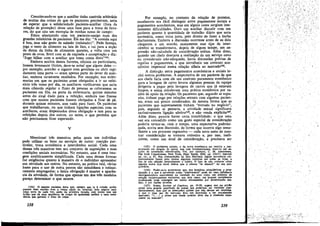 Considerando-se que o auxiliar tinha controle arbitrário
de multas das coisas de que os pacientes precisavam, seria
de esperar que a solidariedade paciente-auxiliar (fora da
relacáo de protecáo) desse urna base para a troca de favo-
res, do que cito um exemplo de minhas notas de campo:
Estou almocando com um paciente-amigo num dos
grandes refeitórios de pacientes. Ele me diz: "A comida aqui
é boa, mas nao gosto de sahnáo (enlatado)". Pede licenca,
joga o resto de alimento na lata de lixo, e vai para a secáo
de dietas da linha de alimentos quentes, e volta com um
prato de ovos. Sorri coro ar de caceada e conspiracáo e diz:
"Jogo bilhar com a auxiliar que toma conta disto"154.
Embora muitos desses favores, oficiais ou particulares,
·fossem levemente ilícitos, deve-se notar que alguns deles -
por exemplo, acender o cigarro com gentileza ou abrir rapi-
damente urna porta - eram apenas parte do dever do auxi-
liar, embora raramente recebidos. Por exemplo, nas enfer-
marias ern que os pacientes eram abrigados a ir ao refei-
tório tres vezes por dia, os auxiliares verificavam que seria
mais cómodo regular o fluxo de pessoas se -colocassem os
pacientes em fila, na porta da enfermaría, quinze minutos
antes do sinal dado para a refeicáo, embora isso fizesse
coro que muitos pacientes fossem obrigados a ficar de pé,
durante quinze minutos, sem nada para fazer, Os pacientes
que trabalhavam, ou que tinham ligacóes especiais coro os
auxiliares, eram dispensados dessa obrigacáo e iam para as
refeícóes depois dos outros, ou antes, o que permitia que
nao precisassem ficar esperando.
v
Mencionei tres maneiras pelas quais um indivíduo
pode utilizar os bens ou servícos de outro: coercáo par-
ticular, traca económica e intercambio social. Cada urna
dessas tres maneiras tero seu conjunto de suposicées e suas
condicóes sociais necessárias, No entanto, essa é urna ima-
gem analiticamente simplificada. Cada urna dessas formas
faz exigencias quanto amaneira de o individuo apresentar
sua atividade aos outros. No entanto, na prática real, várias
bases para o uso de outra pessoa sao simultánea e rotinei-
ramente empregadas; a única obrígacáo é manter a aparén-
cía da atividade, de forma que apenas um dos tres modelos
pareca determinar o que acorre.
(154) o mesmo paciente dizia que, sempre que ia A cidade, podia
parecer bem vestido com a rcupa cáqui do hospital. pois pegava uma
cal~a nova de cada vez; antes da prímeira lavada, esse tecidc tem um
brilho que dá uma aparéncla de roupa de qualidade melhor e uma resls-
téncía que garante o friso da c:al¡¡:a.
238
Por exemplo, no contexto da relacáo de protetor,
usualmente era fácil distinguir entre pagamentos: SOClalS e
pagamentos económicos, m~s em alg~~s caS?s s~rgiam inte-
ressantes dificuldades. OUVl um auxiliar discutir com um
paciente quanto a quan.tidade de tr~b~ho diário que seria
necessária, como traca Justa, pelo díreito de fazer a barb.a
diariamente. Embora a discussáo ocorresse antes de os dois
chegarem a um acordó, exatamente esse tipo de inter-
cambio se transformava, depois de algum tempo, em ex-
pressáo nao-calculada de consid~ra~~o mútua. Alé!I1 disso,
quando um chefe desejava a reahZ3:9ao .de u~ servl~~ novo
ou considerado náo-adequado, havia dlSCUSSoeS previas de
regalías e pagamentos, o que introduzia um contrato eco-
nómico impessoal numa relacáo alheia ao mercado'w.
A dístincáo entre pagamentos económicos e sociais in-
clui outros problemas. A expectativa de uro paciente dAe que
seu chefe faria com ele urn contrato puramente econorruco
para a lavagem de carro levava algumas pessoas.?a equipe
dirigente a pagar pela lavagem de carros que ja estavam
limpos, e assim simulavam urna prática económica por ra-
zóes de apoio da relacáo, Os paciente~ que, segundo se su.pu-
nha, tinham pago por relacóes sexuais com algumas pacien-
tes, eram um pouco condenados, da mesma forma que as
pacientes que supostamente tinh~n:'- "entrado no .ne~~cio",
pois, segundo se pensava, a atividade sexual significava
exclusivamente ligacáo afetival56, e DaO venda explícita151•
Além disso, parecía haver certa instabilidade: o que urna
vez era concedido como um gesto especial de consideracáo
pcderia tornar-se, coro o tempo, urna expectativa padroni-
zada, aceita sem discussáo, de forma que ocorna algo serne-
lhante a um processo regressivo - cada novo meio de mos-
trar consideracáo se tomava rotineiro e, por isso, inefi-
ciente, como um sinal de consíderacáo, e precisava ser
(155) o problema oposto, o da troca económica ser restrita a par-
ticipantes em relacáo de apelo, tem sido freqüentemente descrito em es-
tudos de sociedades náo-letradas, Ver. por exemplc, C. M. ARENSBERG,
The Irish counmman, New York. Peter Smitb, 1950, pp. 154-57; SEll.VI~
op. cit., p. 97. Nas comunidades da Ilha Shetland, alguns moradore~ CUI-
dadosamente razem pelo menos algumas compras em todas as 10Jas,. a
firn de nao ofender pessoalmente o lojísta. O fato de nao comprar C015a
algurna nurna loja local indica que a pessoa "se afastou" do seu pro-
pnetéríc.
(56) Poder-se-la acrescentar que, nos hospitals psiquiátric~. a pro~­
titui¡¡:áo e o que é percebido como "ninfomanta" pode ter uma mfluénCJ8
desor¡anizadora equivalente na validade do sexo como um sfm~010 de
relac;:áo reciprccamente exclusiva; nos dois casos, um homem s~ctalmente
inadequado pode conseguir ser aceito sexualmente por determinada mu-
Iher, e por razóes erradas.
(157) SYKES, Society 01 Captíves, pp. 93-95,. suaere que !la prislo
existe urna grande amplitude de ecísas que podertam ser vendidas ~lan·
destmamente, mas que os internados acham que nio devem ser ~ndldas.
e que O' mau uso do mercado leva um mternado a ser socialmente:
marcado: "(. .. ) o preso que vende quando deve dar é chamada nego-
ciante ou msscate",
239
 