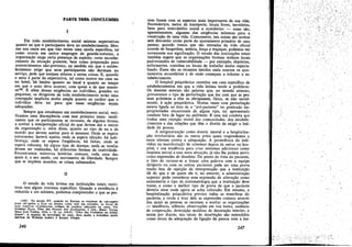 PARTE TRIS: CONCLUS6ES
1
Em todo estabelecimento social existem expectativas
quanto ao que o participante deve ao estabelecimento. Mes-
mo nos casos em que nao existe urna tarefa específica, tal
como acorre em certos empregos de guarda-noturno a
organízacáo exige certa presenca de espírito, certo reconhe-
cimento da sltuacáo presente, bem como preparacáo para
acontecimentos nao-previstos; na medida em que o estabe-
lecimento exige que seus participantes náo durmam. no
servíco, pede que estejam atentos a certas coisas. E, quando
o sono é parte da expectativa, tal como acorre em casa ou
no hotel, há limites quanto ao local e quanto ao tempo
em que o sano deve acorrer, com quem e de que manei-
ra169
• E além dessas exigencias ao individuo, grandes ou
pequenas, os dirigentes de todo estabelecimento teráo uma
~on.c~p~ao implícita muito ampla quanto ao caráter que o
individuo deve ter para que essas exigencias sejam
adequadas.
, Sempre que estudamos um estabelecimento social veri-
ficamos urna discrepancia com esse primeiro tema: ~erifi­
camos que os participantes se recusam, de algurna forma
a aceitar a ínterpretacáo oficial do que devern dar e retira;
da organizacáo e, além dísso, quanto ao tipo de eu e de
mun~o que deve~ aceit~r para si mesmos. Onde se espera
entusiasmo, havera apatia; onde se espera afeicáo, há indi-
ferenca: onde se espera freqiléncia, há faltas; onde se
espera robustez, há algum tipo de doenca; ande as tarefas
devem ser realizadas, há diferentes formas de inatividade.
Encontramos inúmeras histórias comuns cada urna das
quais é, a seu modo, um movimento de Iiberdade, Sempre
que se impóem mundos, se criam submundos.
JI
O estudo da vida íntima em instituicóes totais restrí-
tivas tem algum interesse específico. Quando a existencia é
reduzida a um mínimo, podemos compreender o que as pes-
(169), No sécu~o XV, quando na Europa os viajantes de carruagern
eram obr gados a ñcar na mesma cama com um estranho os livros de
boas maneiras estabeleciam códigos de conduta adequada ita cama. Ver
NORBERT ELlAS. tJber den Prozess Der Zívtltsaüon, 2 vots., Basel, Verlag
Haus Zuro Falken, 1934, v. 11, pp. 219-21, "Vber das Yerhalten im SchlQ..
tmum", A resceítc da sociología do sono, devo muito a trabalhos ainda
iné.rlitos de Wilbelm Aubert e Kaspar Naegle.
246
soas fazem coro os aspectos mais importantes de sua vida.
Esconderijos, meios de transporte, locais livres, territórios,
bens para intercambio social e económico - essas sao,
aparentemente, algumas das exigencias mínimas para a
construcáo de urna vida. Comumente, tais coisas sao aceitas
sem discussáo como parte do ajustamento primário de urna
pessoa; quando vemos que sao retiradas da vida oficial
através de barganhas, astúcia, torca e trapacas, podemos ver
novamente sua signíñcacáo, O estudo das instituicóes totais
também sugere que as organizacóes formais tenham locais
padronizados de vulnerabilidade - por exemplo, depósitos,
enfermarías, cozinhas ou locais de trabalho muito especia-
lizado. Esses sao os recantos úmidos onde nascem os ajus-
tamentos secundários e de ande comecam a infestar -o es-
tabelecimento.
O hospital psiquiátrico constitui um caso específico de
estabelecimentos em que a vida íntima tende a proliferar.
Os doentes mentais sao pessoas que, no mundo externo,
provocaram o tipo de perturbacáo que fez com que as pes-
soas próximas a elas as obrigassem, física, se nao social-
mente, a a¡;ao psiquiátrica. Muitas vezes essa perturbacáo
estava ligada ao fato de o "pré-paciente" ter praticado im-
propriedades situacionais de algum tipo, ter apresentado
conduta fora de lugar no ambiente. É essa má conduta que
traduz urna rejeicáo moral das comunidades, dos estabele-
cimentos e das relacóes que tém 0- díreito de exigir a leal-
dade da pessoa.
A estigmatizacáo como doente mental e a hospitaliza-
c;ao involuntária sao os meios pelos quais respondemos a
essas ofensas contra a adequacáo. A persistencia do indi-
víduo na manifestacao de sintomas depois de entrar no hos-
pital, e sua tendencia para criar sintomas adicionais como
resposta inicial a essa nova situarño, já nao lhe podem servir
como expressóes de desafeto, Do ponto de vista do paciente,
o fato de recusar-se a trocar urna palavra com a equipe
dirigente ou com os outros pacientes pode ser urna prova
muito boa de rejeicáo da lnterpretacáo que a instítuícáo
dá do que e de quem ele é; no entanto, a adminístracáo
superior pode considerar essa expressáo de alienacáo como
exatamente o tipo de sintomatologia que a instituicáo deve
tratar, e como o melhor tipo de prava de que o paciente
deveria estar onde agora se acha colocado. Em resumo, a
hospitalizacáo psiquiátrica previne todas as manobras do
paciente, e tende a tirar dele as expressóes comuns através
das quais as pessoas se recusam a aceitar as organízacóes
- insolencia, silencio, observacóes em voz baixa, ausencia
de ccoperacáo, destruicáo maldosa de decoracáo interior, e
assim por diante; tais sinais de desafeicéo sao entendidos
como sinais da adequacáo da lígacáo da pessoa coro a íns-
247
/
'-'.;'
 
