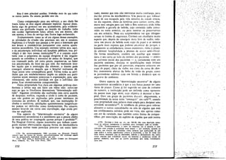 Este é meu principal auxiliar. Trabalha mais do que todos
os outros juntos. Eu estaria perdido sem ele.
Como compensacáo para seu esforco, o seu chefe 1he
trazia todos os dias algum alimento especial. Apesar disso,
havia algo de grotesco em seu ajustamento, pois evidente-
mente sua profunda viagem no mundo do trabalho tinha
um caráter ligeiramente falso; afinal, era um doente, nao
um mestre, e fora do servico isso ficava logo esclarecido.
Evidentemente, como se ve em alguns desses exemplos,
as atividades de evasáo nao precisam ser, em si mesmas,
ilegítimas; é a funcño que passam a ter para o internado que
nos levam a considera-las juntamente com outros ajusta-
mentos secundários. Uro exemplo extremo talvez seja, aqui,
o da psicoterapia individual em hospitais públicos; esse pti-
vilégio é tao raro nessas institui~óes176, e o contato resul-
tante com o psiquiatra da equipe dirigente é tao singular
quando se considera a estrutura de status do hospital, que
um internado pode, até certo ponto, esquecer-se, ao fazer
sua psicoterapia, do local em que está. Ao realmente rece-
ber aquilo que a ínstítuicáo diz oferecer, o doente pode
conseguir afastar-se daquilo que o hospital realmente dá.
Aqui existe urna conseqüéncia geral. Talvez todas as ativi-
dades que um estabelecimento impée ou admite aos parti-
cipantes sejam ameacas potenciais aorganizacáo, pois, apa-
rentemente, nao existe atividade em que o indivíduo nao
possa ficar excessivamente comprometido.
Outra propriedade fica clara ern algumas práticas clan-
destinas e talvez seja um fator em todas elas: refíro-me
aqui ao que os freudiancs denominam "determinacáo múl-
tipla". AIgumas ativídades sao realízadascom certa medida
de desprezo, malícia, caceada e ainda a custa do paciente,
que nao podem ser explicadas pelo prazer intrínseco do
consumo do produto. É verdade que, nas ínstítuicées fe-
chadas e restritivas, satisfacóes aparentemente insignifican-
tes podern ser definidas como fundamentais. No entanto,
mesmo levando em conta essa reavaliacáo, algo ainda pre-
cisa ser explicado.
Uro aspecto da "determinacáo excessiva" de alguns
ajustamentos secundários é o sentimento que a pessoa obtém
de urna prática Ser empregada apenas porque é proibida-F.
No Hospital Central, alguns internados que tinham conse-
guido realizar efetivamente alguma forma de desobediencia
as regras muitas vezes pareciam procurar um outro inter-
(176) De aproximadamente 7000 pacientes no Hospital Central,
calcule¡ que, na época do estudo, aproximadamente 100 recebíam algum
tipo de psicoterapia individual durante um ano.
(177) Este tema é desenvolvído por ALBERT COHEN em Delinquent
Boys, Glencoe, IIl., The Free Presa, 1955.
252
nado, mesmo que este nao merecesse muita confianca, para
dar-lhe provas da desobediéncia. Uro paciente que voltassc
tarde de sua escapada pela vida noturna da cidadc cstava,
no dia seguinte, cheio de histórias para contar; outro, cha-
maya seus amigos para uro lado e lhes mostrava onde tinha
escondido a garrafa de bebida, cujo conteúdo tinha consu-
m-ido na noíte anterior, ou para mostrar os preservativos
em seu armário. Nem era surpreendente ver que ultrapas-
savam os limites de seguranca. Conheci uro alcoólatra muito
esperto que, depois de conseguir rncio litro de vodka, colo-
cava um pouco de bebida num copo de papel e se sentava
na parte mais exposta que pudesse encontrar do parque, e
lentamente se embebedava; nesses momentos, tinha o prazcr
de oferecer hospitalidade a pessoas de stutus semi-oficial,
De forma semelhante, conheci um auxiliar que estacio-
nava o seu carro ao lado da cantina dos pacientes - centro
do universo social dos pacientes - e, juntamente com um
paciente amistoso, discutía as qualificacóes mais íntimas
das pacientes que por ali passavam, enquanto colocava um
copo de papel, cheio de vinho, em cima da caixa de cám-
bío, exatamente abaixo da Jinha de vísáo do grupo, como
se pretendesse celebrar com uro brinde a distáncia que os
separava do ambiente.
Out ro aspecto da "determinacáo excessiva" de alguns
ajustarnentos secundarios é que a sua busca parece ser urna
fonte de prazer, Como já foi sugerido no caso de contatos
de namoro, a instituicáo pode ser definida como oponente
da pessoa num jogo sério, cujo objetivo é derrotar o hos-
pital. Ouvi um grupo de pacientes discutir, alegremente, a
possibilidade de nessa noite "conseguir" um café178, usando
com propriedade essa palavra mais ampla para designar urna
ativídade secundáriattv. A tendencia de presos para colocar
alimento e outras comodidades na cela de alguém que está
em confinamento solitário pode ser vista, nao apenas como
um ato de caridade, mas também como forma de compar-
tilhar, por assocíacao, do espírito de alguém que está contra
(178) HAYNER e ASH, op. cit., pp. 365~66, dáo urna descri!;áo minu-
ciosa do esrcrco clandestino e continuo para conseguir café na prisáo.
(179) Tradicionalmente, o valor da empresa, em si mesma, é con-
siderado com reiacso a sociedade mais ampla - por exemplo, quando os
viciados em tóxicos sáo definidos como pessoas que participam de um
íoac diário e muito significativo contra a sociedade, a fim de obter sua
dose diária, enquantc que os charlatáes, ladrócs e delinqüentes sáo vistos
como pessoas que trabalham multo na honrosa e misteriosa terete de
ganhar dinheiro, sem que os outros percebam que estáo trabalhando
para ísso.
253
'-".~.
>,
 