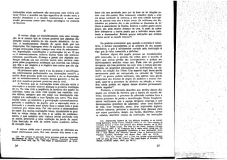 instituicées totais realmente nao procuram urna vitória cul-
tural. Criam e mantero um tipo específico de tensáo entre o
mundo doméstico e o mundo institucional, e usam essa
tensáo persistente como wna forca estratégica no controle
de hornens.
II
_ O n?vato chega ao estabelecimento com urna concep-
cao de SI mesmo que se tornou possível por algumas dis-
posicóes sociais estáveis no seu mundo doméstico. Ao en-
t~ar, ~ _imediatamente despido do apoio dado por tais
disposicóes. Na linguagem exata de algunias de nossas mais
antigas institui9ées totaís, comeca urna série de rebaixamen-
tos, degradacóes, humílhacóes e profanacóes do eu. O seu
eu é sistemáticamente, embora muitas vezes nao intencio-
nalmente, I?-0~tificado. Comeca a passar por algumas mu-
dancas radicáis em sua carreira moral, urna carreira com-
posta pelas progressivas mudancas que ocorrem nas crencas
que tém a seu respeito e a respeito dos outros que sao sig-
nificativos para ele.
N Os processos pelos quais o eu da pessoa é mortificado
sa~ .relatIvamente padronizados nas instítuícóes totais->; a
anahse desse pr~esso pode nos auxiliar a ver as dísposicóes
que os estabelecimentos comuns devem garantir, a fim de
que seus membros possam preservar seu eu civil.
. A barreira que as ínstituicóes totais colocam entre o
internado e ? mu;n?o exter.~.? a~sinala a primeira mutilacgo
?o ~~. Na Vida CIvil, a.seque;ncla de horários dos papéis do
IDdlVI~!'1~' tanto no Ciclo vital quanto nas repetidas roti-
?as diárias, assegura que uro papel que desempenhe nao
impeca sua realizacáo e suas liga!fóes em outro. Nas ínsti-
tui!;Oes totais, ao contrário, a particípacáo automaticamente
perturba a seqüéncia de papéis, pois a separacáo entre o
mte~nado e o mu~do mais ampl? dura o tempo todo e pode
continuar por vários anos. Por lSSO ocorre o despojamento
do papel. ~~ mu~tas instítuicóes totais, inicialmente se proí-
bem as visnas víndas de fora e as saídas do estabelecí-
mento, o que assegura urna ruptura inicial profunda COm
os papéis ~!eriores .e urna avalia!fao da. perda de papel.
Urna descricáo de VIda de cadete numa academia militar
dá exemplo disso:
A ruptura nítida com o paseado precisa ser efetivada em
tempo relativamente curto. Por isso, durante deis meses o ca-
(12) Um exemplo da descrilrao desses processos pode ser encontrado
U
em. GR~SHAM M. SYKES, The Society o/ Captilles, Princeton, Princeton
nlverstty Press, 1958, cap. IV, "The Paros ot Imprisonment", pp. 63-83.
24
louro nao tern permlssño para sair da base ou ter relacées so..
ciais.com nao-cadetes. Esse isolamento completo ajuda a criar
um grupo unificado de calouros, e nao urna colecáo heterógé-
nea de pessoas com alto e baixo status. Os uniformes sao dis-
tribuidos no primeiro dia, e sao proibidas as díscussóes de di- '
nheiro e antecedentes de famOia. Embora o cadete ganhe muito
pouco, nao pode receber dinheiro de casa. O papel de cadete
deve sobrepor-se a outros papéis que o indivíduo estava habi-
tuado a desempenhar. Restam poucas indicacóes que revelem
o status social no mundo extemot-.
Eu poderia acrescentar que, quando a entrada é volun-
tária, o novato parcialmente já se afastara de seu mundo
doméstico; o que é nitidamente cortado pela ínstituicáo é
algo que já tinha comecado a definhar.
Embora alguns dos papéis possam ser restabelecidos
pelo internado, se e quando ele voltar para o mundo, é
claro que outras perdas sao irrecuperáveis e podem ser
dolorosamente sentidas COmo tais. Pode nao ser possível
recuperar, em fase posterior do ciclo vital, o tempo nao em-
pregado no progresso educacional ou profissional, no na-
moro, na criacáo dos filhos, Um aspecto legal dessa perda
permanente pode ser encontrado no conceito de "morte
civil": os presos podem enfrentar, nao apenas urna perda
temporária dos direitos de dispar do dinheiro e assinar che-
ques, opor-se a processos de divórcio ou adocáo, e votar,
mas ainda podem ter alguns desses direitos permanente-
mente negados",
Portanto, o internado descobre que perdeu alguns dos
papéis em virtude da barreira que o separa do mundo ex-
terno. Gera1mente, o processo deadmissáo também leva a
outros processos de perda e mortificacáo. Muito freqüente-
mente verificamos que a equipe dirigente emprega o que
denominamos processos de admissáo: obter urna história
de vida tirar fotografia, pesar, tirar impressóes digitais,
atribuir'números, procurar e enumerar bens ¡5essoais para
que sejam guardados, despir, dar banho, desinfetar, cortar
os cabelos, distribuir roupas da instituicáo, dar instrucóes
(13) DORNBOSCH, Sanford M. The Military Academy as an Assrmí-
lating Institution, Social Forces, XXXIII (1955), p. 317. P~ra exemplo de
restrícses iniciais a visitas num hospital para doentes mentaís, ver D. Mcl.
JOHNSQN e N. DoDDS (orgs}. The Plea tor the Silent, Londres; Christo-
pher Johnson, 1957, p. 16. Comparar íssc i regra conu:a ~isi~a; que fr,e-
qüentemente ligou os. empregados domésticos a suas lDstltUllrOeS totats.
Ver J. JEAN 1IEcHI', The Domestic Servant ctoss in Eighteenth-Century
. England. Londres, Routledge .and Kegan Paul, .1~56, pp. 127-~8.
(14) Uma boa resenha, para o caso das pr.lsoes norte7amencanas,
pode ser vista em PAOL W. TAPPAN, The Legal Rights of Priscners, The
Annals. CCXCIU (maio, 1954), pp, 99-111.
25
/
.~
,.,; ''¡. .•
 