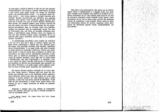 -se com estes, e afinal se destrói, se nao for por eles apoiado
emocionalmente. No entanto, quando observamos de perto
o que acorre num papel social, uro reduta de interacáo
social, uro estabelecimento social - ou qualquer outra uni-
da?e social - nao vemos apenas a atracáo exercida pela
unidade. Sempre encontramos um individue que ernprega
métodos para manter certa distancia, algum recanto lívre
entre ele e aquilo com que os cutres desejam identificá-Io.
Sem dúvída, uro hospital público para doentes mentais dá
um solo muito rico para o desenvolvimento de tais ajusta-
mentes secundários, mas, na verdade, como erva daninha,
surgem em qualquer tipo de organizacáo social. Por ísso,
se verificamos que, em todas as situacóes realmente estu-
d.adas, o participante ergue defesas contra sua ligallao so.
cial, por que devemos basear nossa concepcáo do eu na
maneira pela qual O indivíduo deveria agir se as condicóes
fossem "carretas"?
A interpretacáo sociológica mais simples do indivíduo
e do seu eu é que ele é, para si mesmo, aquílo que seu
lugar numa organizacáo o define que seja. Quando posta
em xeque, urn sociólogo modifica esse modelo, admitindo
certas complexidades: o eu pode ainda nao estar formado
ou pode apresentar lealdades conflitivas. Talvez seja neces-
sário tornar o conceito ainda mais complexo, ao elevar tais
restricóes a uro lugar central, inicialmente definindo o indi-
víduo, para os objetivos sociológicos, como urna entidade
capaz de assurnir posicóes, como algo que se coloca entre
a identíficacáo com urna organizacáo e a oposicáo a ela,
e que, diante da menor pressáo, está pronto a reconquistar
seu equilíbrio ao desviar sua particípacáo para qualquer um
dos lados. Portanto, o eu pode surgir contra alguma coisa.
Isso foi bem avaliado pelos estudiosos do totalitarismo:
Em resumo, Ketman significa realizacño do eu contra algu-
ma ccisa. Quem pratica o Ketman sofre por causa dos obs-
táculos que enfrenta; mas se tais obstáculos fossem repentina-
mente afastados, ficaria num vazio que poderla ser muito mais
doloroso. A revoIta interna é as vezes essencial para a saüde
espiritual, e pode criar urna forma especial de felicidade. O que
pode ser dito abertam.ente é, muitas vezes, muito menos inte-
ressante do que a magia emocional da defesa do santuárío
pessoaliee.
Sustentei a mesma tese com relacáo as. instituieées
totais, No entanto, será que isso nao é verdade também no
caso da sociedade livre?
(195) MlLosz, Czeslaw. The Coptive Mind, New York, Vintage
Books, 1955, p. 76.
258
Sem algo a que pertencamos, nao ternos um eu estével:
apesar disso, o compromisso e a liga~ao totais com qual~
quer unidade social supóem urna espécie de ausencia do eu.
Nosso sentimento de ser uma.pessoa pode decorrer do fato
de estarmos colocados numa unidade social maior; nosso
sentimento de ter urn eu pode surgir através das pequenas
formas de resistencia a essa atracáo. Nosso status se apóia
nas construcóes sólidas do mundo, enquanto nosso senti-
mento de identidade pessoal reside, freqüentemente, em
suas fendas.
259
,
, ,1
 