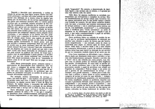IV
Segundo a descricáo aquí apresentada, o caráter da
relacáo de servico tero urna lógica própria. Dadas suas dife-
rentes premissas, o servidor está numa posicáo em que pode
manter urna deñnicáo de si mesmo como de atguém que,
apenas por uro bonorário, dá uro servíco especializado para
uro cliente que realmente necessita dele, e o cliente poderá
acreditar que, na sociedade, existem estranhos de boa VOD-
tade tao competentes, e dedicados de tal forma asua com-
petencia, que, apenas por uro honorário, aceitam os proble-
mas dos 'outros. No entanto, embora a relacáo de servico
seja colocada nesse modelo puro e nobre, nao tero os apoios
institucionais que asseguram algumas outras relacñes muito
valorizadas - por exemplo, as de familia. Por isso, pode-
mos esperar que o esquema de direitos e deveres em cada
lado da relacáo possa formar urna espécie de matriz de
dúvida e angústia, mesmo quando os dois lados da relacáo
estejam agindo corretamente. O cliente pensa: será que
esse servidor é realmente competente? Será que está agindo
de acordo com Os meus interesses? Será que nao está co-
brando demais? Será que é discreto? Será que, intimamente,
nao me despreza por causa do estado em que está o meu
bem? (Cada urna dessas dimensóes de afastamento poten-
cial pode acorrer na ausencia das outras, de forma que o
número total de possibilidades é muito grande.) O servidor
pensa: será que este cliente realmente tero confianca em
mim? Nao estará escondendo o fato de ter "examinado os
preces" antes de vir até aqui? Será que vai pagar os meus
honorários?
Além dessas preocupacóes gerais, podemos esperar o
aparecimento de preocupacóes mais específicas; urna vez
que vemos o complexo de servíco como aquilo que é,
um ideal e uro modelo, podernos ver que cada tipo de ser-
vico terá seus casos específicos de problemas que Dio
podem ser facilmente colocados no modelo de servico, pro-
vocando dificuldades específicas.
Por exemplo, existem necessídades de servicos _
como o de canos de água - que tendem a ser apresentados
ao servidor como uma erise: a família precisa de água ime-
diatamente, ou alguém precisa deter o fluxo de água que
comecou, Ao mesmo tempo, o encanador nao pode levar
o equipamento defeituoso para a protecáo de sua oficina,
mas precisa fazer o servíco sob os olhos da dona da casa.
Outra dificuldade surge em alguns servicos - por
exemplo, conserto de rádio e TV - ero que o complexo
de honorários ficou consideravelmente enfraquecido, pois
os clientes freqüentemente (e com razáo) pensam que estáo
274
sendo "engarrados", No entanto,a dem~mstra~áo ~e digni-
dade ligada a tais servícos nao se reduziu, e é apoiada por
urna taxa mínima cada vez maíor,
Além disso, há algumas tendencias na sociedade con-
temporánea que enfraquecem o complexo de servico, Mui-
tos estabelecimentos de servíco acham mais lucrativos ven-
der apenas mercadoria nova do que perder espaeo e pessoal
com trabalho de conserto. Os que fazem consertos tendem,
cada vez mais, a introduzir um conjunto inteiramente novo
de servícosinternos -:- isto é, substituem partes inteiras, em
vez de, com habilidade, consertá-las-! - e, evidentemente,
existe a tendencia para "venda automática", no estilo de
máquinas ou de restaurantes em que o fregués é que se
serve, o que reduz consideravelmente o papel do servidor,
quando nao o elimina inteiramente.
Outro problema básico na validade do modelo de ser-
vi~o é que os servidores inevítavelmente se esforcam .por
escolher uma clientela a partir de fatores que sao tecníca-
mente insignificantes - por exemplo, status de classe ou
capacidade para pagar; os clientes agem de forma ~me­
lhante. Além dísso, o servidor tende a dar a seus clientes
uro tratamento diferenciado, a partir de variáveis estranhas,
embora talvez haja mais desvio na obtencáo de uro servidor
do que no tratamento recebido depois de ser aceito por ele.
Urna fonte importante de dificuldade é que a indepen-
dencia dupla que idealmente existe entre o servidor. e o s:r~
vido está freqüentemente ameacada, Quando O servidor nao
é "livre", isto é, nao trabalha por conta própria, suas rela-
~óes com os clientes podem ser limitadas pelas exigencias
dos patróes, (Evidentemente, de outro lado, os patróes po-
dem ter muitos problemas coro o fato de os empregados
procurarem assumir o papel de servidores com relacáo aos
fregueses da companhia.) Pode-se chegar a uro ponto em
que o gerente de um estabelecirnento de servico - por
exemplo, uma grande sapataria - chame para si to~o con-
tato com o público, e assím afasta os outros sapateíros da
categoria de servíco tal como foi aqui definida - indepen-
dentemente de classificacóes populares e de recenseamento.s.
De forma semelhante existem os problemas daqueles cuja
vocacáo é geralmente definida como adequada para prática
independente - por exemplo, direito e arquitetura - mas
que ficaro ern posícóes de chefia ero que tém... urna clientela
cativa ou sao cativos de urna clientela, ou tero apenas uro
cliente; colocadas na forma tradicional do servidor livre,
(11) A respeito desse e de outros desvíos com r~1acao eo i.deal de
servícc, ver F. L. STRODTBECK e M. B. SVSSMAN. Oi Time, the Clty, and
the "One-Year Guaranty": The Relations between Watch Owners and
Repairers, Am,rlcan Joumal 01 Sociology, LXI (1956), pp. 602-9.
.~
 