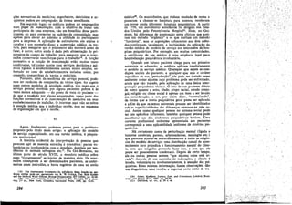 =6es normativas da medicina; engenheiros, eletricistas e ar-
quitetos podem ser empregados de forma semelhante.
Em segundo lugar, os médicos podem ser empregados
num papel de manutenciio, corn o objetivo de tratar um
participante de urna empresa, nao em beneficio desse parti-
cipante, ou para conservar os padróes da comunidade, mas
apenas para elevar ao máximo a utilidade do participante
para a empresa. A aplícacáo de estimulantes em atletas e
cavalos é um exemplo dísso; a supervisáo médica da tor-
tura, para assegurar que o prisioneiro nao morrerá antes de
falar, é outro; outro ainda é dado pela alimentacáo de pri-
sioneiros de campo de trabalho, para assegurar que os ínter-
nados conservaráo suas forcas para o trabalho'". A funcáo
normativa e a funcáo de manutencáo estáo muitas vezes
combinadas, tal como ocorre com servícos dentárlos e mé-
dicos ligados a estabelecimentos sociais muito amplos, so-
bretudo no caso de estabelecimentos isolados como, por
exemplo, companhias de navios e exércitos,
Portanto, além da mediciná de servíco pessoal, pode-
mos ter medicina de companhia de vários tipos. Ao sugerir
esses outros modelos de atividade médica, nao nego que o
servíco pessoal recebido por alguns pacientes pobres é as
vezes menos adequado - do ponto de vista do paciente -
do que o recebido por alguns empregados, como parte das
tuncóes normativas e de manutencáo de medicina em seus
estabelecimentos de trabalho. O interesse aqui nao se refere
aatencáo médica que o indivíduo recebe, mas ao esquema
de organizacáo em que o recebe.
VI
Agora, finalmente, podemos passar para o problema
proposto pelo título deste arligo: a aplicacáo do modelo
de servíco especializado, em sua versáo médica, a psiquia-
tria institucional.
A história ocidental de ínterpretacáo de pessoas que
parecem agir de maneira estranha é dramática: pactos vo-
'Iuntários ou involuntários com o demonio, domínio por ten-
dencias de animais selvagens etc.", Na Grá-Bretanha, na
última parte do século XVIII, o mandato médico sobre
esses "trangressores" se iniciou de maneira séria. Os ínter-
nados comecaram a ser denominados pacientes, as enfer-
meiras eram instruidas, e havia registros de caso no estilo
(18) Um interessante tratamento da influenc1a dessa fUll;80 na me-
dicina militar pode ser encontrado em R. W. LITTLE, The Sick Soldier
and the Medical Ward Officer, Human Organizarlon, XV (956), pp. 22--24.
(19) Ver, por exemplo, ALBUT DEUTSCH, The Mentally IEl tn Ame-
rica, 2.a ed., New York, Columbia University Press, 1949, pp. 12-23.
284
médíco'", Os manicomros, que tinham mudado de nome e
passaram a chamar-se hospitais para insanos, recebera~
uro nome ainda diferente: hospitais psiquiátricos. A partir
de 1756, uro movimento semelhante foi dirigido nos Esta-
dos Unidos pelo Pennsylvania Hospítal'". Hoje, no Oci-
dente, há diferencas de acentuacáo entre clínicos que acei-
tam urn método "orgánico" e os que aceitam um método
"funcional", mas as suposicóes subjacentes aos dais méto-
dos confirmam, igualmente, a legitimidade da aplicacáo da
versño médica de modelo de servíco aos internados de hos-
pitais psiquiátricos. Por exemplo, em muitas comunidades,
o certificado de um médico é urna exigencia legal para
hospitalizacáo psiquiátrica involuntária.
Quando um futuro paciente chega para sua primeira
entrevista de admissáo, os médicos aplicam imediatamente
o modelo de servíco médico. Quaisquer que sejam as con-
dícóes sociais do paciente, e qualquer que seja o caráter
específico de sua "perturbacáo'', ele pode ser tratado nesse
ambiente como alguém cujo problema pode ser enfrentado,
ainda que nao tratado, pela aplícacáo de urna única ínter-
pretacáo psiquiátrica técnica. O fato de u~ paciente dife.rir
de outro quanto a sexo, idade, grupo racial, estado conju-
gal, religiáo ou classe social é apenas um item a ser levado
em consideracáo, a ser, por assim dizer, "neutraliz~do",
de forma que a teoria psiquiátrica geral possa ser aplicada
e a fim de que os temas universais possam ser identi~icados
sob as superficialidades das diíerencas externas na vida so-
cia1. Assim como qualquer pessoa no sistema social pode
ter um apéndice inflamado, também qualquer pessoa pode
manifestar um dos síndromes psiquiátricos básicos. Urna
cortesia profissional uniforme apresentada aos p~cient~s
corresponde a urna aplicabilidade uniforme de doutrina psi-
quiátrica. .
Há certamente casos de perturbacáo mental {ligada a
tumores cerebrais, paresia, arteriosclerose, meningite etc.)
que parecem ajustar-se maravilhosamente a todas as exigen-
cias do modelo de servico: urna dístribuícáo casual de ac:on-
tecirnento raro prejudica o funcionamento mental do clíen-
te, sem que ninguém pretenda fazer ísso, e sem que ele
possa ser pessoalmente condenado. Depois de c~rto t~po,
ele ou outras pessoas sentem "que alguma corsa esta er-
rada". Através de um caminho de indicacóes, o cliente é
levado, voluntária ou involuntariamente, aatencáo dos psi-
quiatras. Estes reúoem informacáo, fazem observacóes, dáo
uro diagnóstico, urna receita, e sugerem certo curso de tra-
(20) JONES, Kathleen. Lunacy, Law, and Conscíence, Londres, Rout-
ledge and Kegan Paul, 1955, pp. 55-56.
(21) DEUTSClI, op. cu., p. 58 e ss.
285
;'-.-.,....--.
...• "~.
 