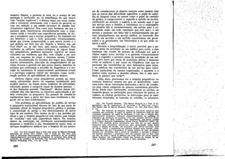 tamento. Depois, o paciente se cura, ou o avanco de sua
patología é verificado, ou (3. semelhanca do que ocorre
coro "reacóes orgánicas") a doenca segue seu curso conhe-
cido e inevitável, terminando coro a morte do paciente ou
com sua reducáo a uro estado incurável de simples fun-
cionamento vegetativo. Nos casos mais benignos, em que o
paciente pode beneficlar-se marcantemente coro o trata-
mento, tende a reavaliar suas experiencias passadas, de for-
roa a reconhecer que o servíco psiquiátrico foi realizado em
seu benefício e que o teria procurado voluntariamente,
desde que tivesse compreendido o que estava errado e o
que poderia ser feito por ele. Depois, a história tem um
final feliz22 ou, se nao feliz, pelo menos metódico. Nos
vestíbulos de edifícios médico-cirúrgicos de alguns hospi-
tais psiquiátricos, podemos encontrar registros de casos,
colocados em molduras, que dáo, com relacáo a um caso
real, um esquema de sinais e síntomas sociais C'pródo-
mos"), documentacáo do fracasso dos leigos para diagnos-
tícá-los corretamente, descricáo do comportamento do pa-
ciente durante o período em que estava doente, desenhos de
autópsia que confirmam a exatidáo do diagnóstico e a cor-
re9ao do tratamento, O cornportamento socialmente errado
e a patologia orgánica visível sao reunidos, Duma confir-
macáo perfeita da aplicabilidade do modelo médico.
Embora alguns casos psiquiátricos possam ser clara-
mente enfrentados dentro do esquema estabeleeido pelo
modelo médico, há fontes rnuito evidentes de dificuldade,
sobretudo quanto acategoria maior de doentes mentais -
os das"chamadas psicoses "funcionáis", Muitas dessas difi-
cuIdades tero sido descritas na literatura especializada e sao
bem conhecidas na psiquiatría. Eu gostaria de resenhá-las
rapidamente aqul, a partir dos tipos mais íncídentais e che-
gando até os mais fundamentáis.
Um problema na aplicabilidade do modelo de servíco
a psiquiatria institucional decorre do fato de que parte do
mandado oficial do hospital psiquiátrico público é proteger
a comunidade do perigo e dos aborrecimentos de certos
tipos de má conduta. Nos termos da lei e das pressóes pú-
blicas a que o hospital psiquiátrico está sujeito, essa fun~ao
de "custódia" tero urna importancia básica. No entanto,
dentro da ínstituícáo, há referencias surpreendentemente
pequenas e explícitas a ela, foealizando-se muito mais os
servícos terapéuticos médicos que o hospital dá aos pacien-
(22) Um bom exemplo disso é dado num artigo de BERTON ROUEom,
publicado na revista New Yorker, com o título de Ten Feet Tall,
onde se descrevem minuciosamente os efeitos secundértos de um incidente
manfaco-depresslvo provocado por tratamentc de cortísona. Bste artfgc foi
publicado na coletinea de ROUECHt, The Incurable Wound. New York,
Berkley Publishing Corp., s/d, pp. 114-43.
286
tes. Se consideramos os doentes mentais como pessoas coro
que os outros tém dificuldade específica, o papel de custé-
dia do hospital (mais ou meuos como o papel de custódía
da prisáo) é compreensível e, segundo a opiniáo de muitos,
justificável; no entanto, O aspecto a ser notado aqui é que
uro servíco para a familia, a vízinhanca ou o empregador
do paciente nao é, necessariamente, um servíco para a co-
munidade como um todo (qualquer que esta seja), e um
servíco a qualquer um deles nao é necessariamente um ser-
víco, principalmente um servico médico, ao internado, Em
vez de uro servidor e um servido, encontramos uro gover-
nadar e os governados, um funcionário e os que estáo su-
jeitos a ele23•
Durante a hospitalizacáo, é muito provável que o pa-
ciente passe da jurisdícao de uro médico para outro, e essa
mudanca nao resulta do sistema de indicacáo em que o
clínico sugere outro servidor e o paciente voluntariamente
segue a sugestáo; o paciente passa da jurisdicáo de um mé-
dico para outro por causa de mudancas diárias e semanais
entre os médicos, e por causa da freqüéncia com que os
pacientes sao transferidos de urna enfermaria para outra,
e os médicos sao transferidos de um servico para outro.
Como partícípam da mesma organizacáo, o paciente e o
médico estáo sujeitos a decisóes alheias, ísto é, nao esco-
lhem as pessoas que vera024•
Além disso, precisamos ver o hospital psiquiátrico no
contexto histórico recente em que se desenvolveu, como
urna entre várias mstltuicóes destinadas a servir de residen-
cia para várias categorias de pessoas socialmente perturba-
doras. Entre essas ínstítuícóes, encontramos as creches, os
hospitais gerais, as insütuicóes para veteranos de guerra, as
cadeias, as clínicas geriátricas, as instituícóes para os men-
talmente retardados, as fazendas de trabalho, os orfanatos,
(23) Ver TALcorr PARSONS, "The Mental Hospital as a Type of Or-
ganlzatlon", em M. GREENBLATI, D. LEVINSON e R. WILLlAMS, (orgs.) ,
The Pastent and tre Mental Hospital, Gtencoe, Ill., The Free Press, 1957,
p. 115.
(24) Em hcspitais de pesquisa, ñzeram-se instrutivas tentativas para
enfrentar esse problema. O papel do médico da enfermaría pode ser rigo-
rosamente segregado do papel de terapeuta. e com teso a relacéo tera-
peuta-paciente permanece constante, independentemente da mudaace de
enfermar-ía de residencia do paciente. (Ver, por exemplo, STEWART PERRY
e LYMAN WYNNE, Role Conflict, Role Redefinition, and Social Change
in a Clinical Research Organization, Social Forces, XXXVIII (1959), pp.
62--65.) Em hospitala geraís particulares, que tém um ou dois andares
separados para psiquíatna, encontra-se urna aproxima9ao atnda maíor
cuanto a retecso de servrcc: um psiquiatra com clínica particular pode
ter varios "leitos" e hospitaliza um paciente durante certo período, quan-
do considera que tsso é necessár¡o. A equipe médica da casa, geralmente
formada por res'centes, terá a tarefa de alimentar o paciente e deixá-to
em repouso, enquantc o psiquiatra visita seu paciente urna ou duas vezes
por dia, tal como o fazem os médicos que usam leitos em outros andares.
Dessa maneira, Sao conservadas muitas das formas da rela9ao de ser-
vir;o; a terapia resultante desse processo é cutre problema.
287
l.··,
I
I
~ -
;,-,-,~_.
''''.'
 