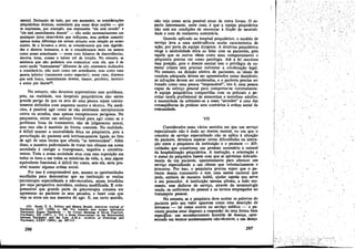 mental. Deixando de lado.. por um momento, as conslderacóee
psiquiátricas técnicas, sustentarei que essas duas nocóes -:- que
se exprimem, por exemplo, nas expressóes "ele está errado" e
"ele está mentalmente doente" - nao estéo necessariamente em
quaisquer fatos observáveis que indiquem, mas podem consistir
apenas numa díferenca em nossas atitudes com relacáo ao nosso
sujeito. Se o levamos a sirio, se consideramos que tem dígnida-
des e direitos humanos, e se o consideramos mais ou menos
como nosso semelbante - nesse caso falamos de discordancias,
desvíos, lutas, crímes e talvez até de traícño. No entanto, se
sentimos que nao podemos nos comunicar com ele, que é de
certo modo "basícamente" diferente de nós, estaremos inclinados
a considerá-lo, nao mais como um semelhante, mas como uma
pessoa inferior (raramente como superior); nesse caso, dizemos
que está louco, mentalmente doente, insano, psicótico, imaturo
e assim por diante32•
No entanto, nao devemos superestimar esse problema.
pois, na realidade, nos hospitáis psiquiátricos nao existe
grande perigo de que os atos de urna pessoa sejam coeren-
temente definidos num esquema neutro e técnico. Na medi-
cina, é possível agir como se nao existissem estreptococos
certos ou errados, mas apenas estreptococos perigosos. Na
psiquiatría, existe um esforco formal para agir como se o
problema fosse de tratamento, nao de julgamento moral.
mas isso nao é mantido de forma coerente. Na realidade,
é difícil manter a neutralidade ética na psiquiatría, pois a
perturbacáo do paciente está intrinsecamente ligada ao fato
de agir de urna forma que ofende "as testemunhas". Além
disso, a maneira padronizada de tratar tais ofensas em nossa
sociedade é castigar o transgressor, negativa e corretiva-
mente. Toda a nossa sociedade atua com essa suposícáo em
todos os itens e em todas as minúcias da vida, e, sem algum
equivalente funcional, é difícil ver como, sem ela, seria pos-
sível manter alguma ordem social.
Por isso é compreensível que, mesmo as oportunidades
escoIhidas para demonstrar que na instituicáo se realiza
'psicoterapia especializada e nao-moralista, sejam invadidas
por urna perspectiva moralista, embora modificada. ~ com-
preensível que grande parte da psicoterapia consista em
apresentar ao paciente os seus pecados, e fazer com que
veja os erros em sua maneira de agir. E, em certo sentido,
(32) SZASZ, T. S., Politics and Mental Health, American /oumal 01
Psychitllry, CXV (958), p. S08. Ver também seus artigos intitulados
Psychiatric Expert Testimony - lts Covert Meaning &: Social Function,
Psychiatry, XX (1957), p. 315, e Some Observatioos on tbe Relationship
between Psychiatry and fue Law, AMA. Archives 01 NeuroloD and
Psych1illrJl. LXXV (1956), pp. 297-315.
296
nño vejo como seria possível atuar de outra forma. O as-
pecto interessante, neste caso, é que a equipe psiquiátrica
nao está em condicóes de renunciar a.ficcáo de neutrali-
dade e nem de realmente sustentá-la,
Quando aplicado ao hospital psiquiátrico, o modelo de
servic;o leva a urna ambivalencia muito característica de
aC;ao, por parte da equipe dirigente. A doutrina psiquiátrica
exige a neutralidade ética ao lidar com os pacientes, pois
aquilo que os outros véem como mau comportamento o
psiquiatra precisa ver como patologia. Até a lei sanciona
essa posicáo, pois o doente mental tem o privilégio de co-
meter crimes sem precisar enfrentar a condenacáo legal.
No entanto, na dire!ráo efetiva de pacientes, os ideais de
conduta adequada devem ser apresentados como desejáveis,
as iníracóes devem ser condenadas, e o paciente precisa ser
tratado como uma pessoa "responsável", isto é, urna pessoa
capaz de esforco pessoal para comportar-se corretamente.
A equipe psiquiátrica compartilha com os policíais a pe-
culiar tarefa profissional de atemorizar e moralizar adultos;
a necessidade de submeter-se a esses "sermóes" é uma das
conseqüéncias de praticar atos contrários aordem social da
comunidade.
VII
Considerados esses vários sentidos em que um servíco
especializado nao é dado ao doente mental, OU em que. o
conceíto de servíco especializado nao se aplica a situac;áo
do paciente, devemos esperar certas dificuldades na intera-
~¡¡o entre o psiquiatra da ínstítuicáo e o paciente - difi-
culdades que constituem um produto necessário e natural
da hospitalízacáo psiquiátrica. A ínstrucáo, a orientacáo e
.o status do psiquiatra fazem com que se aproxime delicada-
mente de' um paciente, aparentemente para oferecer um
servíco especializado a urn cliente que voluntariamente o
procurou. Por isso, o psiquiatra precisa super que o pa-
ciente deseja tratamento e tem urna mente racional que
pode, embora de maneira inábil, ajudar aqnele que serve
o seu possuidor. A instituieáo mesma afirma, a todo mo-
mento, esse disfarce de servíco, através da terminologia
usada, os uniformes do pessoal e os termos empregados no
tratamento pessoal.
N~ ,entanto, se o psiquiatra deve aceitar as palavras do
paciente pelo seu valor aparente co~o urna.descricáo de
síntomas - tal como acorre no servt!r0 médico - o pa-
ciente precisa estar disposto a responder de urna forma bem
especIDca: um reconhecimento Iiumilde de doenca, apre-
sentado em termos modestamente náo-técnícos, e um desejo
297
" .~
/.
 