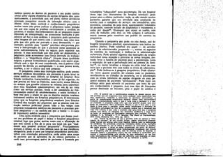 b
médico quanto ao destino do paciente e seu poder institu-
cional sobre alguns elementos da equipe dirigente dáo, auto-
maticamente, a autoridade que, em parte, outros servidores
precisam conquistar etravés da interacáo efetiva coro o
cliente. Além disso, emborá o conhecimento psiquiátrico
muitas vezes nao possa colocar o psiquiatra Duma posícáo
ero que seja capaz de predizer corretamente a conduta do
paciente, o mesmo desconheciroento dá ao psiquiatra maior
liberdade de ínterpretacáo: ao acrescentar restricóes e pre-
núocios ad hoc a suas análises, o psiquiatra pode apresentar
urna irnagem do que acorre coro o paciente, mas urna ima-
gem que nao pode ser provada e nem desmentida - por
exemplo, quando urna "queda" psicótica nao-prevista pro-
voca a ínterpretacáo de que o paciente nesse momento se
sente suficientemente forte ou seguro para exprimir sua
psicose, A essa autoridade que nao pode ser desmentida, o
psiquiatra pode acrescentar urna forca derivada da tradícáo
médica - a "experiencia clínica". Através dessa qualidade
mágica, a pessoa formalmente qualificada, co~ maior expe-
riencia coro o tipo de caso considerado, tero a palavra final
quando há dúvida ou ambigüidade - e essa pessoa tende,
também, a ser o clínico que está presente.
O psiquiatra, como tero ínstrucáo médica, pode prestar
servícos médicos secundários aos pacientes e pode levar os
casos médicos mais difíceis ao hospital do hospital. Esta
fun~¡¡o normativa (característica, como já foí sugerido, do
que precisa ser feito no Exército, num navio, numa fábrica,
ou sempre que grandes números se reúnem para contribuir
para tima finalidade administrativa); ero vez de ser vista
como um. servíco auxiliar, tende a ser assimilada ao fun-
cionamento central do estabelecimento, e· assim fortalece a
base real para a n~ao de que os doentes mentais reoebem
trataroento médico ero hospitais psiquiátricos. :a interessante
notar que os hospitais psiquiátricos estaduais [nos Estados
Unidos'] tém equipes tao pequenas, que as pessoas com ins-
truyáo médica poderiam passar todo o seu tempo coro
pequenos tratamentos médicos em pacientes e precisam pra-
ticar psiquiatría - na medida em que o fazem - acusta
de tratamento médico necessário.
Uma saída evídente para o psiquiatra que deseja resol.
ver seu problema de papel é deixar o hospital psiquiátrico
estadual lago que possa, muitas vezes com a ~firma~o de
que está saindo ~ fim de_ir par~ ~ ~~ e~ que "real-
mente seja possível praticar psiquiatria", Principalmente
durante o último ou os dais últimos anos de sua residencia
obrigatória, pode ir para um hospital psiquiátrico partícular,
talvez com orientayáo psicanalítica, ande existe urna carga
de paciente que se aproxima da de clínica particular, e
ande uma porcentagem maior de pacientes é formada por
300
I

voluntários "adequados" para psicoterapia. De um hospital
desse tipo (ou diretamente do hospital estadual) pode
passar para a clínica particular, .o~de, se n.ao atende .muitos·
pacientes, garante que sua atlv~dade seja cond,u~lda de
acordo coro o complexo do servico: um consultórío, urna
secretária, consultas de uma hora, apareciroento voluntário
do paciente, controle isolado de diagnóstico e tratamento, e
assim por dianteM. Quaisquer que sejam as razóes, este
ciclo de trabalho com dois ou tres estágios é suficiente-
mente comum para constituir um padráo de carreira na
psiquiatria.
Quando o psiquiatra nao pode, ou nao deseja, sair do
hospital psiquiátrico estadual, aparentemente tero outros ca-
minhos abertos, Pode redefinir seu papel - de servidor
para o de administrador preparado -, aceitar os aspectos
de custódia da instituic;áo e dedicar-se a administracáo
esclarecida. Pode admitir algumas das límítacóes da terapia
individual nessa situacáo e procurar as novas terapias, ten-
tando levar a faroília do paciente para a psicoterapia (com
a suposícáo de que a perturbacáo está no sistema de famí-
lia)3S, ou tentar localizar a terapia no ciclo total de con-
tatos que o paciente tero com todos os níveis da administra-
~¡¡o". Pode dedicar-se apesquisa psiquiátrica. Pode afastar-
-se, tanto quanto possível, do contato com os pacientes,
recolhendo-se ao trabalho de secretaria, ou a psicoterapia
com os níveis inferiores da equipe dirigente ou coro pe-
queno número de pacientes l<prom~ssores". Pode fazer um
esforco sério para advertir os pacientes que trata de que
seu conhecimento é pequeno, mas esse tipo de franqueza
parece destinado ao fracasso, pois o papel do médico é
(34) a notável que a autodisciplina exigida do doente m;n~al para
que permita que seu psiquiatra atue como qualq';Er outro especlalis!a tem
uma justificativa completa e minuciosa na lit~ratur!l pSlcanalítlc:-a. .a
partir de consider~óes terapéuticas técnícas, Existe uma. extraordínárla
hannonia preestabelecida entre o que é bom para o paciente e o que,
na realidade o psiquiatra exige para que seja possível mantel urna pro-
fissao de co~sultório. Para parafrasear Wilson-, o que é bom para .!!: pro-
fissao é bom pan o paciente. Acbei muito mteressante a dlscussao da
importincia psicológica do fato de o .paciente av~ que o terapeuta tem
uma vida própría, e que, para o paciente, nao sena b0l:11 que o terapeuta
adiasse suas férias, ou atendesse ao.s cbamados telefaDl~ a altas horas
da noite, ou permitisse ser fisicamente ame~ado pelo paciente. Ver, por
exemplo, C. A. WrrAKE1l. e T. P. MALoNE, T~ Roots o/ Psychorheraw.
New York, Bla1dston Ce •• 1953. pp. 201~2_ "
(35) Diante da doutrina de que o paciente pode ser apenas o m.en-
sageiro do síntoma" de seu circulo íntimo, al.guns psiquiatras pesqu~
der. fizeram um esfor90 para levar famílias inteiras para as enferm~l"las
de residEncia. Os problemas colaterais resultantes dessas. novas condl~~
de vi~ sobrensdo no que se rerere l es~ra de autond~de da f.amflia,
do mwto grandes, e talvez se tenha subestimado seu efelta de dlsfar~_
(36) Aqui, o psiquiatra pode explici~ente recoJ:!hecer que precISa
ser e terapeuta, náo do individuo, mas do SIstema SOCIa] do ~SPltal. A
ins~ao médica e psiquiátrica parece dar aos médicos. a ~apacldadc para
aceítar :a responsabil:idade pela dir~lio .de. uma enfern:"arla ~u um hos-
pital libertando-os das dúvidas. que um mdividuo com ms~ao ou expc-
rieD~ias adequadas para i&so poderla ter ao enfrentar a tarefa.
301
 