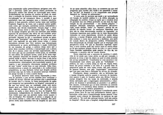 para empreender a~óes· potencialmente perigosas com rela-
!rao a pacientes. a~óes que pessoas menos graduadas na
híerarquia médica nao devem ter autorízacáo para tomar.
Evidentemente, em questóes de receitas de doses de remé-
dios e avaliaeáo de possíveis efeitos secundários para con-
tra-índícacáo, 00 de tratamento físico, o modelo é aqui
satisfatório, mas sua passagem para o domínio psícotera-
péutico é mais precário, embora multas vezes seja também
freqüente. Sugere-se, as vezes, que o pessoal menos qualifi-
cado como, por exemplo, assistentes sociaís, enfermeiras e
auxiliares, nao devam empreender "terapia leiga" e certa-
mente nao devam tentar a "psicanálíse Ieiga", Uro psíquia-
tra da equipe dirigente que leva uro internado para seS8ÓeS
especiais de psicoterapia nao devia ter seu trabalho preju-
dicado por outros, principalmente por outros menos. cate-
gorizados. Segundo se diz, o movimento errado na psico-
terapia pode "precipitar" uma psicose, ou levar o paciente
para uma regressáo de que pode nunca vahar, e contos
exemplares provam ísso. Ora, embora essa interpretacao
evidentemente se ajuste perfeitamente a no~ao tradicional
de um mandato de perigo, e embora esteja claro que a
posse desse mandato confirma a ínterpretacáo que a pessoa
tem de si mesma como um servidor especializado, nao é
tao claro que um ato puramente verbal possa, na realidade,
ter esse efeito. De qualquer forma, como já foí antes suge-
rido, qualquer internado em hospital que passe por terapia
pessoal tende a sofrer, durante as outras vinte e tres horas
de cada día, urna barragem de experiencias potencialmente
traumatizantes, relativamente nao-controladas quanto a sel-
vageria, e que certamente obscurecern qualquer problema
de urna "sonda" verbal bem ou mal colocada. Além disso,
considerando-se o estado da capacidade e do conhecimento
psiquiátricos, se uma flechada verbal mal dirigida pudesse
provocar esse tipo de lesáo, OS pacientes estariam realmente
em perigo durante as vinte e quatro horas.
E possível descrever duas outras imputacées a nam-
reza do paciente, e que servem também para confirmar o
modelo de servíco. Quando um paciente tem a possibilidade
de receber aIta e a recusa, as vezes participando de a~óes
que assegurem sua permanencia no hospital, comumente se
diz que isso prava que, na realidade, ainda está muito
doente para sair. Desta forma se estabelece um elo entre
dais aspectos macícos da situacáo: ser definido como
doente ou sadio, e estar dentro ou fora do hospital. Evi-
dentemente, independentes do modelo de servico, existem
boas razóes para que um paciente tenha receio quanto a
alta no hospital. Por exemplo, já sofreu o estigma de ser
um doente mental e, como esse status reduzido, tém pros-
pectos ainda mais reduzidos fora do hospital do que antes
306
de ser neste admitido; além disso, no momento em que está
preparado para receber alta, tende a ter aprendido a mane-
jar "os ños" do hospital e a ter conquistado urna posi~o
desejável no "sistema de enfermarías".
A outra a~ao do paciente que tende a ser racionalizada
em fun~áo do modelo médico é a de súbita alteracéo na
adequacáo da conduta. Como se supóe que a conduta atual
do paciente seja um reflexo profundo ou uro sinal da orga-
nízacáo de sua personalidade - seu sistema psíquico -
qualquer alteracáo repentina, aparentemente nao-provo-
cada, numa dire~ao "sadía" ou "doentia", precisa ser ex-
plicada de alguma forma. As mudancas repentinas para
píor sao as vezes denominadas recaídas ou regressóes, As
mudancas repentinas para melhor sáo as vezes denominadas
remissóes ou curas espontáneas, Através do poder dessas
palavras, a 'equipe dirigente pode dizer que, embora possa
nao conhecer a causa que provocou a mudanca, esta pode
ser tratada dentro da perspectiva médica. Evidentemente,
essa interpretacáo da situacáo impede que se empregue urna
perspectiva social. No que se denomina regressáo repen-
tina, a nova conduta pode nao incluir mais ou menos doen-
~a do que qualquer posicáo diante da vida; e o que é aceito
cama remissáo espontánea pode resultar do fato de ini-
cialmente, o paciente nao ter estado doente. '
Estou sugerindo que a natureza do paciente é redefi-
nida de tal modo que, como efeito, se nao por intencáo, o
paciente se torna o tipo de objeto no qual se pode executar
um servico psiquiátrico. Transformar-se DUro paciente é ser
transformado num objeto que pode ser "trabalhado" -
embora, no caso, a ironía esteja no fato de, depois disso,
haver tao pouco trabalho a ser feito.E a grande falta de
psiquiatras pode ser vista como criada, nao pelo número
de pessoas doentes, mas pela "engrenagem" institucional
que traz para essa área a definicáo de servico da situacáo,
Finalmente, desejo considerar, nao as definicées que
a equipe dirigente sustenta quanto a natureza do paciente,
mas quanto a a~o do hospital sobre este último. Como a
equipe dirigente fala em nome da instituicáo, é através
dessas definicóes que a engrenagem administrativa e disci-
plinar do hospital é apresentada ao paciente e ao público.
Em resumo, verificamos que os fatos referentes ao controle
de enfermaria e a dinámica desse sistema se exprimem na
linguagem do servíco médico psiquiátrico.
A prescnca do paciente no hospital é considerada. como
prova prima jacie de que está mentalmente doente, pois a
ínstituícáo existe para ,a hospítalizacáo dessas pessoas, Urna
resposta muito comum as añrmacóes do paciente de que
está sadio é: "Se vocé nao estivesse doente, vocé nao estaría
no hospital". Diz-se que o hospital, independentemente dos
307
I
 