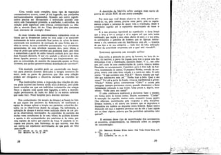 Urna versáo mais completa desse tipo de exposícáo
contaminadora ocorre, como já foi sugerido, ern confiss6es
institucionalmente organizadas. Quando um outro signifi-
cativo precisa ser denunciado e sobretudo quando esse
outro está fisicamente presente, a confissáo, a estranhos, da
relacáo pode significar urna intensa contarnínacáo oa rela-
~¡o e, -através disso, do eu. Urna descricáo dos costumes
num convento dá exemplo disso:
As mais valentes das emocionalmente vulneráveis eram as
freiras que se levantavam juntas no mea culpa e se acusavam
mutuamente de terern procurado ficar juntas, ou talvez de terem
conversado nos momentos de recreacáo de urna forma que ex-
cluía as outras. As suas confiss6es atormentadas -nus claramente
apresentadas, de urna afinidade nascente dava nesta última o
coup de griice que talvez sozinhas nao pudessem fazer, pois toda
a comunidade a partir de entáo tomaria cuidado para que essas
duas ficassem distantes. a par era ajudado a aíastar-se de urna
dessas Iigacóes pessoais e espontáneas que freqüentemente sur-
gem na comunidade, de maneira táo inesperada quanto as flores
silvestres, nos jardins geométricamente desenhados do conventoet.
. Um exemplo paralelo pode ser encontrado em hospi-
tars para doentes mentais dedicados a terapia intensiva do
meío, ande Os pares de pacientes que tém urna relacáo
podem ser abrigados a discuti-la durante as reuníóes do
grupo.
Nas instituicóes totais, a exposicáo das relacóes da pes-
soa pode ocorrer em formas ainda mais drásticas, pois pode
haver ocasióes em que um individuo testemunha uro ataque
físico a alguém com quem tem ligacóes, e sofre a mortifi-
cacao permanente de nada ter feito (e os outros saberem
que nada fez). Num hospital para doentes mentais:
Este conhecimento (de terapia de choque) se baseia no fato
de que alguns dos pacientes da Enfermaría 30 auxiliaram a
equipe de choque aplicar a terapia aos pacientes, coloca-los dei-
tados, ou os observarem depois do choque. Na enfermaria, a
aplícacáo de choque é muitas vezes realizada diante de um gru-
po de observadores interessados. As convuls5es do paciente sao
muitas vezes semelhantes as de urna vítima de acidente durante
a agonia, e sao acompanhadas par estertores e, as vezes, por
urna espuma de saliva que escorre da boca. O paciente se re-
cupera aos poucos, sem lembranca do que ocorreu, mas deu
aos outros uro espetáculo aterrorizado- do que pode ser feito
para etesee.
(57) HULME, op. cit., pp. 50-51.
(58) BELKNAP, op. cit., p. 194.
38
A descricáo de Melville sobre castigos nurn navio de
guerra do século XIX dá urn outro cxemplo:
Por mais que vece deseje afastar-se da cena, precisa pre-
senciá-Ia; ou, pelo menos, precisa estar perta, pois os regula-
mentos exigem a presenca de quase toda a tripulacáo, desde' o
corpulento capitáo até o rapazinho encarregado de tocar o
sínoss.
E a sua presenca inevitável no espetáculo: o forte braco
que o leva a ver o castigo e aí o segura até que tudo tenha
terminado; que impóe a seus olhos cheics de asco, e a sua alma,
os sofrimentos e gemidos de homens que se Iigaram intima-
mente a ele, comeram com ele, batalharam com ele, - homens
de seu tipo e de sua categoria - tuda isso dá urna indicacáo
terrível da autoridade onipotente sob a qual está vívendow.
Lawrcnce. apresenta um exernplo militar:
Esta noite, a pancada na porta da barraca, na hora da re-
vista, foi terrível; a porta foi jogada para trás e quase saiu das
dobradicas. Com a iluminacáo, apareceu Baker, V. C; um cabo
que, por causa de suas condecoracóes de guerra, tomava muitas
liberdades no acampamento. Caminhou para o meu lado da bar-
raca, examinando as camas. O pequeno Nobby, tomado de sur-
presa, estava com urna bota calcada e a outra no chao. a cabo
parou: "O que acontece com vaC!?" "Estava tirando um espi-
nho que machucava meu pé." "Ponha logo a bota. Qual o seu
neme?" Foi até a porta do fundo, virou-se rapidamente e gritou:
"Clarke!" Nobby gritou corretamente "Cabo!" e correu pela
passagem (sempre precisamos correr, quando chamados) e ficou
rigidamente colocado a sua frente. Urna pausa e, depois, seca-
mente: "votte para sua cama!"
a cabo continuava esperando e devíamos fazer o mesmo,
em forma junto as nossas camas. Depois, secamente: "Clarke!"
A execucáo foi repetida, muitas vezes, enquanto nossas quatro
filas olhavarn, imobilizadas pela vergonha e pela disciplina.
Éramos hornens, e ali estava urn homem que se degradava e
degradava sua espécie ao degradar outro homern. Baker estava
desejando um caso e esperava provocar um de nós a fazer algurn
ato ou dizer algurna palavra que lhe permitisse apresentar urna
queíxaet.
o extremo desse tipo de mortificacáo dos sentimentos
se en contra, evidentemente, na literatura sobre os campos
de concentracáo:
(59) MELVILLE, Herman. White Jacket. New York, Grove Press, s/d,
p. 135.
(60) lbid., p. 135.
(61) LAWRENCE. op. cit., p. 62.
39
.,..'
/
- .,'
 