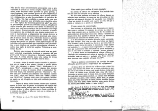 Nao precisa estar constantemente preocupado com a pos-
sibilidade de críticas ou outras sancóes, Além disso, muitas
acóes ~erao definidas como questóes de gosto pessoal, e,
espe~lflcamente, pode escolher dentro de certa amplitude de
possibilídades. Em muitas atividades, náo é preciso conside-
rar o julgamento ea acáo da autoridade, e o indivíduo de-
cide sozinho. Em tais condícóes, a pessoa pode, corn pro-
v.eito global, organizar suas atividades para ajustá-las entre
SI - urna espécie de "economia pessoal de ar;ao" que acor-
re, por exemplo, quando uro indivíduo atrasa a refeícáo por
alguns minutos para terminar urna tarefa ou abandona uro
pouco rnais cedo uro trabalho a fim de encontrar um amigo
para o juntar. Numa instituicáo total, no entamo, os meno-
res segmentos da atividade de urna pessoa podem estar su-
jeitos a regulamentos e julgamentos da equipe' diretora; a
vida do internado é constantemente penetrada pela intera-
<;300 de san~3oo vinda de cima, sobretudo durante o período
inicial de estada, antes de o internado aceitar os regula-
mentes sem pensar no assunto. Cada específicagáo tira do
indivíduo urna oportunidade para equilibrar suas necessida-
des e seus objetivos de maneira pessoalmente eficiente, e
coloca suas acóes amercé de sancóes, Violenta-se a auto-
nomia do ato.
Embora este processo de controle social atue em qual-
qucr sociedade organizada, tendemos a esquecer até que
ponto pode tornar-se minucioso e limitador numa instituí-
<;3.0 total. A rotina descrita para urna cadeia de jovens
delinqüentes apresenta um exemplo notável disso:
As cinco e trinta da manhá éramos acordados e precisáva-
mas sair da cama e ficar atentos. Quando o guarda gritava
"Um", nós tirávamos o pijama; "Deis", dobrávamos o pi-
jama; "Tres", arrumávamos a cama. (Apenas dois minutos
para arrumar a cama, de maneira difícil e complicada.) Du-
rante esse tempo, tres instrutores gritavam: "Depressa" e "An-
dero coro isso!' Também nos vestíamos com números: camisas
com "UM!", calcas com "DOIS!", meias coro "TRES!", sapatos
com "QUATR01" Qualquer ruído como, por exemplo, derrubar-
uro sapato ou até esfregá-lo no chño seria suficiente para urna
repreensáo.
. . .Depois de deseer, todos ficavam voltados para a parede,
atentos, as máos junto as pernas, os polegares nas costuras das
calcas, cabeca erguida, ombros para trás, barriga encolhida, cal-
canhares unidos, os albos voltados para a frente, proibidos de
se cocarem, de colocar as mños no rosto ou na cabeca, ou de
movimentar os dedoset.
(67) HASSLER. op. cit., p. 155, citando Robert McCreery.
42
Urna cadeia para adultos dá outro exemplo:
Os sistema de silencio era obrigatório. Era prcibidc falar
fora das celas nas refeícóes ou no trabalho.
Na cela eram proibidas as figuras. Os olbares durante as
refeicóes eram proibidos. As cascas de páo só podiam ser dei-
xadas no lado esquerdo do prato. Os internados eram abrigados
a ficar em posicáo de sentido com o gorro na mño, até que o
oficial, o visitante ou o guarda se aíastassemw.
E DUro campo de concentracño:
Nas barracas, os prisioneiros eram dominados por impres-
sóes novas e confusas. O momento de arrumar as camas era
urna fonte especial para as maldades dos SS. Os colchóes de
palha disformes deviam ficar retos como tábuas, o desenho dos
lencóis devla ficar paralelo a beirada da cama, os travesseiros
precisavam ser colocados em ángulos retos. ( ... )69 •
( ... ) os SS utilizavam as menores íníracóes como oportunida-
des para castigos: ficar com as máos nos bolsos em lugares
frias; levantar a gola do paletó na chuva ou no vento; falta de
botóes: a menor marca de sujeira ou mancha na roupa; sapatos
mal cuidados; ( ... ) .sapatos muito engraxados - o que indi-
cava que o prisioneiro tinha descuidado de outras obrigacóes; o
fato de nao fazer a saudacáo, a chamada "postura relaxada";
( ... ) o menor desvio na organizacáo de colunas e fileiras, ou
cclocacáo dos prisioneiros por ordem de tamanho, ou qualquer
inclinacáo, tosse ou espirro - qualquer umadessas coisas po-
deria provocar urna explosáo selvagem dos SS70.
Entre os militares encontramos uro exemplo das espe-
cificacóes possíveis para a organízacáo do equipamento:
A túnica devia ser dobrada de tal forma que o cinto for-
masse urna beirada reta. Sobre ela, as calcas, dobradas de acor-
do com a área exata da túnica, com quatro dobras viradas para
a frente. As tcalhas eram dobradas urna, duas, tres vezes, e
colocadas no protetor azul. A frente deste, uro colete retangular.
Ero cada lado urna polaina enrolada. As camisas eram dobradas
e colocadas aos pares, como tabletes. Antes delas, os cals:óes.
Entre elas, bolas bem feítas de melas. Nossas mochilas ficavam
abertas, com faca, garfo, colher, navalha, pente, escova de den-
tes, escova para banho, botóes - nessa ordem71•
(68) GADDIS, T. B. Birdman 01 A.lcatraz. New Y?~k, .New Ameri:can
Library, 1958, p. 2S. Para uma reara semeíhante de silenClo numa PflSao
britinica, ver FRANE NClttMAN, Bang to Rlghts, Londres, Secker e War~
burg, 1958, p. 27.
(69) KOGON, 01'. elt., p. 68.
(70) Ibld., pp. 99-100. . ,'_o d
('11) 1.AWR.ENCE, op. cít., p. 83. A. eeseeítc, ver os comen anos e
M BR,EwSTEll SMI'l'H sobre o conceíto de "galinhas" [Chicleen] em ~AMtJI!L
S;oUl'l>ER. et al., The American So1dler, Princeoton, Princeton UD.lversity
Press, 1949, V. r., p. 390.
43
O~
'
 