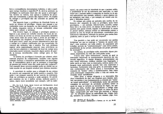 leva a c0!1seqüencias desvantajosas indiretas, e nao a qual-
qu:e~ ~a.stlgo i~edi.at~ : especíñco'", E, deve-se acentuar, os
privilégios na ínstttuícáo total nao sao iguais a prerrogati-
v~s, favores ou valores, mas apenas a ausencia de priva-
coes qu.e comum~n.tc: ~ pess5'a n~o espera sofrer. As nocóes
d~ cas.tr?os e prívilégios nao sao retiradas do padráo da
VIda civil,
. ~m segundo lugar, o problema da liberdade futura se
incluí ~o SIstema de privilégio. Alguns atos passam a ser
conhecidos como um aumento, ou náo-reducáo, do período
de estada, enquanto outros se tornam conhecidos como
meios para reduzir a sentenca,
. Em tercei:o lugar, os castigos e privilégios passarn a
ligar-se a uro sistema de trabalho interno. Os Iocais de tra-
balho e os locais de dormir se tornam claramente definidos
c0":l0 locais ande há certos tipos e níveis de privilégio, e
os internados sao freqüente e visivelmente levados de um
local l?ara outro, como um recurso administrativo para dar
? castigo ou o premio justificados por sua cooperacáo. Os
internos sao mudados, nao o sistema. Por ísso, podemos
esperar certa especializacáo espacial; urna enfermaría ou
~ma barraca adquirem a reputacáo de local de castigo para
internados muito teimosos, enquanto alguns postas de guar-
d~ s~e. tornam reconhecidos como castigo para os fun-
CIOnarIOS.
O sistema de privilégios é formado por número relati-
~amen:e pe9ueno de componentes, reunidos com alguma
mtencao racional e claramente apresentados aos participan-
tes. A conseqüéncia geral é que se 30nsegue a cooperacáo
de pessoas que rmntas .vezes tem razao para nao cooperar",
Uro exernplo desse universo-modelo pode ser obtido em es-
tudo recente de um hospital estadual para doentes mentais:
A autorid~de do auxiliar para a utllízacéo de seu sistema
de controle esta assegurada por poder positivo e negativo Este
poder é um elemento essencial de seu controle da enfermaría.
p.ode dar. privilégios ao paciente, e pode castigá-lo. Os privilé-
gros consístem em ter o melhor servíco, melhores quartos e
camas, alguna luxas secundários (por exemplo, café na enfer-
(90) Ver S. F. NADEL, Social Control and Self-Regulaticn Social
Forces, XXXI (1953), pp. 265-73.' '
(~1) Com_o restri;~o a .~o, já se sustentou que, em alguna casos,
es~e_SIstema na~ é muíto eficiente e nem muito utilizado. Em algumas
pnsoes, os prém:os que p~d~~ ser obtidos sáo dados na entrada, e apa-
reI!temente há pouca POSSlbII.ldade de melhoria oficial de posi~ao - a
única mudanca possfvel consiste na perda de privilégic (SYKES, op. cít.,
pp, 51-52). Já. se ergumentou, também, que se um internado for suñcíen-
tt;mente despejado, em vez d.e apegar-se ao que resta, pode ver pouca
~l!eren;a entre lSSO e .expr~Jl.na;ao completa, deíxando ass'm de estar su-
jettc ao poder da equipe dirigente para motivá-Io para obediéncia prlncí-
palmente quando a desobediéncia pode significar prestigio aos oIhos dos
outros mternados (ibid.).
52
maria), um pouco mais de intimidade do que o paciente médio,
a possibilidade de sair da enfermaría sern supervisáo, ter mais
acesso que o paciente médio a companhia do auxiliar ou de pes-
soal especializado (por exemplo, médicos), e gozar algumas coi-
sas intangíveis, mas vitais - por exemplo, ser tratado com res-
peito e delicadeza pessoa1.
Os castigos que podem ser aplicados pelo auxiliar da en-
fermaría sao: suspensáo de todos os privilégics, maus tratos
psicológicos, - por exemplo, ridicularizacáo, caceadas, castigo
físico leve e as vezes severo, ou ameaca de tal castigo, fechar o
paciente num quarto ísolado, negacác ou deformacño da acesso
ao pessoal médico, ameacar colocar ou efetivamente colocar o
paciente na lista da terapia de eletrochoque, transferencia para
enfermarias indesejáveis, índicacño do paciente para tarefas deaa-
gradáveis, entre as quais o servíco de Hmpezaw.
Um paralelo a isso pode ser encontrado nas pnsoes
británicas, em que se emprega o "sistema de quatro está-
dios", com aumento, em cada estádio, de pagamento por
trabalho, período de "confratemizacáo" com outros presos,
possibilidade de ler jomais, alirnentacáo em grupo, períodos
de recreacño'".
Ao sistema de priviIégios estáo associados alguns pro-
cessos importantes na vida das ínstituicóes totais.
. Cria-se urna "gíria institucional", através da qual os
internados descrevern os acontecimentos decisivos em seu
mundo específico. A equipe dirigente, principalmente em
seus níveis inferiores. conhece também essa linguagem, e
pode usá-la ao falar com os internados, embora passe a lin-
guagem mais padronizada quando fala com superiores e
estranhos. Juntamente com urna gíria, os internados adqui-
rem conhecimento dos vários postos e funcionários, uro
conjunto de "lendas" sobre o estabelecimento, bem como
certa informacáo comparativa sobre a vida em outras ins-
títuicóes totais semelhantes,
Além disso, a equipe dirigente e os internados tero
clara consciencia do que, nos hospitais para doentes men-
tais, nas prísóes e nos acampamentos se entende por "meter-
-se numa embrulhada". A embrulhada inclui uro processo
complexo de participar de atividades proibidas (entre as
quais as vezes se incluem as tentativas de fuga), ser apa-
nhado em falta, receber algo semelhante a castigo com..
pleto, Usualmente existe urna alteracáo no status de privi-
légio, categorizado por urna frase que equivale a "azarar-
-se". As ínfracóes típicas na embrulhada sao: brigas, bebi-
da, tentativa de suicidio, fracasso nos exames, [ogo, ínsu-
(92) BELKNAP, op, cit., p. 164.
(93) 'or exemplo, OENDJJCJCSON e THOMAS, op. cu., pp- 99-100.
53
I
.', -
I~.... • .i.:;t,.."..é.''",,"..' Il:.¿!.'..:':í1'?III{lIIil.0Í1iiI'.2z.", ••':..1'"".."..>,,.:.,_'''...:'_'_'-_
 