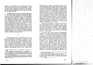 submeta-os a urna disciplina nova e arbitrária; submeta-os a
tarefas sujas, sem sentido e, apesar disso, obrigatórias... apesar
disso, entre nós nao houve sequer urna palavra áspera. Essa libe-
ralidade de corpo e espírito, esse vigor ativo, essa limpeza e
essa boa disposicáo dificilmente existiriam a nao ser em condi-
caes de servidáo comumtce.
E, evidentemente, 'encontramos unidades ainda meno-
res: "panelinhas", ligacóes sexuais mais ou menos estáveis;
e, o que é talvez mais importante, "formacáo de pares",
através da qual dois internados passam a ser reconhecidos
pelos outros como "amigos" ou "casáis", e ficam mutua-
mente dependentes para grande amplitude de assisténcia e.
apoio emccional-w. Embora taís pares de amizade possam
ter uro reconhecimento semi-oficial, - por exemplo, quan-
do um contramestre de um navio faz com que pares de
amigos tenham período conjunto de guardat--, - o rela-
cionamento profundo na relacáo pode enfrentar urna es-
pécie de proíbicáo institucional contra o incesto, o que
impede que as díades criem seu mundo próprio na instí-
tuicáo. Na realidade, em algumas instituicóes tetáis, a equi-
pe dirigente pensa que a solidariedade entre conjuntos de
internados pode dar urna base para atividade combinada
proibida pelas regras e por isso pode conscientemente tentar
impedir a forrnacáo de grupo primário.
VI
Embora haja tendencias de soIidariedade - por exem-
plo, confraternízacáo e Iormacáo de "panelinhas" - tais
tendencias sao limitadas. As coercócs que colocam os inter-
nados numa poslcáo em que podem identificar-se e comu-
nicar-se nao levam necessatiamente a elevado moral de
grupo e a solidariedade. Em alguns campos de concentra-
¡;:ao e instalacóes para prisioneiros de guerra, o internado
nao pode confiar em seus companheiros, poís estes podem
roubá-lo, atacá-lo ou delatá-lo, o que leva ao que alguns
estudiosos denominaram anemia-P. Nos hospitais para
(109) LAWRENCE, op, cít, p. 59. (Os pontos -de reticencia sao do
original.)
(110) Por exemplo, HECKSTALL-SMITH, op. cit., p. 30. BEHAN, op, cít.,
dá multo material sobre a relaeño de "amigo" ou "companheiro".
(111) RICHARDSON, S. A. The Social Organíeatton 01 Brtüsñ and
United States Merchant Ships. (Monografía inédita, que pode s-er consul-
tada na The New York State School of Industrial and Labor Re1ations,
cernen University, 1954, p. 17.)
(112) Urna apresentacño completa desse tema pode ser encontrada
em D. CRESSEY e W. KRAssowSKI, Inmate Organization and Anomie in
American Prison and Soviet Labor Camps, Social Problems, V (verño,
1957~1958), pp. 217-30.
58
doentes mentais, as díades e tríades podem esconder segre-
dos das autoridades, mas qualquer coisa que todos os pa-
cientes de urna enfermaria saibarn tende a chegar ao ouvido
do auxiliar. (Evidentemente, nas prisóes, a organizacáo de
internados foi as vezes suficientemente forte para fazer
greves e insurreicóes de curta duracáo; em campos de pri-
sioneiros de guerra, foi as vezes possível organizar secóes
de prisioneiros que atuavam em canais de fuga113; em cam-
pos de concentracáo, houve períodos de organizacáo sub-
terránea completa-tv; em alguns navios ocorrem levantes;
mas tais acóes combinadas parecern constituir excecóes, e
nao a regra.) No entanto, embora usualmente exista pouca
leaIdade de grupo nas instiruicóes totais, a expectativa de
formacáo dessa Iealdade constitui parte da cultura do inter-
nado e está subjacente a hostilidade com relacáo aos que
rompem a solidariedade dos internados.
O sistema de privilegios e os processos de mortifica-
93.0, já discutidos, constituem as condicóes a que o inter-
nado precisa adaptar-se. Tais condicóes permitem diferen-
tes maneiras individuáis de adaptacáo, além de qualquer
esforco de acáo subversiva coletiva. O mesmo internado
empregará diferentes táticas de adaptacáo em diferentes
fases de sua carreira moral, e pode alternar entre diferentes
táticas ao mesmo tempo,
Em prírneíro lugar, existe a tática de "afastamento da
situacáo", O internado aparentemente deixa de dar atencáo
a tudo, com a excecáo dos acontecimentos que cercam o
seu corpo, e ve tais acontecimentos em perspectiva nao em-
pregada pelos outros que aí estáo, Evidentemente, a absten-
c;ao total de participacáo em acontecimentos de interacáo é
mais conhecida em hospitais para doentes mentais, onde
recebe o título de "regressáo''. Alguns aspectos da "psicose
de prlsáo" ou de "agitacáo simples" [stir simple] repre-
sentam o mesmo ajustamento!"; tal como ocorre coro
certas formas de "despersonalízacáo aguda", descrita em
campos de concentracáo, e "alíenacáo" [Tankeritis] aparen-
temente encontrada entre marinheiros de rnarinha mercan-
te1l6• Segundo suponho, nao se sabe se essa tática de adap-
ta93.0 constituí um único contínuo de vários graus de afas-
tamento, ou se há platos padronizados de evolucáo, Con-
siderando-se as pressóes aparentemente exigidas para afas-
(113) Ver, por exernplo, P. R. REIO, Escape [rom Ca/dUz, New
York, Berk.1ey Publishing Corp., 1956.
(114) Ver PAUL FOREMAN, Buchenwa1d and Modem prisoner-oí-war
Detentíon Pollcy, Social Forces, XXXVII (1959), pp . 289-98.
(115) Para um estuco já antigo, ver P. Nrrscas e K WILMANNS,
The Htnory 01 Príson Psychosís, Nervous and Menta! Disease Monograph,
séríes n. 13 (1912).
(116) RrcHARDsoN, op. cit., p. 42.
59
e
 