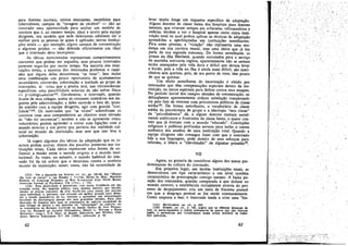 para doentes mentais, navíos mercantes, sanatórios para
tuberculosos, campos de "lavagem de cérebro" - dio ao
internado urna oportunidade para aceitar um modelo de
conduta que é, ao mesmo tempo, ideal e aceito pela equipe
dirigente, uro modelo que seirs defensores admitem ser o
melhor para as pessoas as quais é aplicado; outras ínstitui-
~ocs totais - por exemplo, alguns campos de concentracáo
e algumas prisóes - nao defende oficialmente uro ideal
que o internado deva incorporar.
As táticas mencionadas representam comportamentos
coerentes que podem ser seguidos, mas poucos internados
parecem seguí-las por muito tempo. Na maíoria das insti-
tuicócs totais, a maioria dos internados -preferern o cami-
nho que alguns deles denominam "se virar". Isso inclui
urna combinacáo uro pouco oportunista de ajustamentos
secundários, convereño, colonizacáo e lealdade ao grupo de
internados, di.' ¡ orrna que a pessoa terá, nas circunstancias
específicas, urna possibilidade máxima de náo sofrer física
(1'1 p-ícologtcamcntew". Geralmente, o internado, quando
diunte 'de seus colegas, aceita os costumes contrários aos im-
postos pela adrninistracáo, e deles esconde o fato de, quan-
do sozinho com a equipe dirigente, agir com grande "civi-
lidade"124. Os internados que "se viram" subordinam os
~ cantatas com seus companhciros ao objetivo mais elevado
de "nao ter encrencas"; tendero a nao se apresentar COmo
voluntários; podem aprender a cortar suas ligacóes com o
mundo externo a um ponto que permita dar realidade cul-
tural ao mundo da instituicáo, mas sem que isso leve a
colonizaeáo.
Já sugerí algumas das táticas de adaptacáo que os in-
ternos podem aceitar, diante das pressñcs presentes nas ins-
tituicóes totais. Cada tática representa. urna forma de en-
frentar a tensáo entre o mundo original e o mundo instí-
tucional. As vezes, no entanto, O mundo habitual do inte-
nado foi de tal ordem que o imunizou contra o sombrio
mundo da instituicáo: nesses casos, nao há necessidade de
(123) Ver a díscussso em SCHrtN, O". cit., PP. 165·66, ~os "Mar~as·
vso com as outras" e, em R08ERT J t rr-ox. Home by Shlp: Reactton
Pattems of American Prisoners of W'iJr Rcnatriated from North Korea,
American Iournaí o/ Psychiatry, CX (1%4), p. 734: n A . •
(124) Essa duplicidade é encontrada com murta freq.uencla em ln~­
tltulcées tetáis, No hospital público para doentes mentáis que estudei,
rnesmo os poucos pacientes de elite escolh'dcs para pas~a! por psrcote-
rapia individual, e, portante, que estav.am ern melhor posrcao para defe!!-
der o estudo psiquiátrico do eu, tendiam a ap~esentar s.ua ínterpretaqáo
favorável da psicoterapia apenas aos seus grupinhos Intimes. Par.a uma
descrtcáo da maneira pela qual os prisioneiros do exércitc escond.lam de
seus colegas de delitos o seu Interesse ero -restacracac" no exército. ver
os cornentérios de RICHARD CLOWAIl.D na sessao Quatro de New Perspec-
uves ior Research 0/1 Juvenile Delillquency. HELEN L. WITMER e Rtn:H
KOTlNSKY, (orgs.), U.S. Dept. of HeaUh, Education, and Welfare. Chll·
dren's Bureau Publication N.O 356 (1956), sobre:tudo p. 90.
62
levar muito longe um esquema específico de adaptacáo,
Alguns doentes de classe baixa dos hcspitais para doentes
mentaís, que viveram sempre em orfanatos, reformatórios e
ca?:ias, tendero a ver o hospital apenas como outra insti-
turcáo ~otal na qual ~odem aplicar as técnicas de adaptacáo
aprendidas e aperfeícoadas em Instituicóes semelhantes.
Para essas pessoas, a "viracño" nao representa urna mu-
danca ern sua carreira moral, mas urna tática que já faz
parte de sua segunda natureza. De forma semelhante os
jovens ~a ilha Shetlan.d, quando recrutados para o se~i/So
da marinha mercante inglesa, aparentemente nao se sentem
muito arneacados pela vida dura e difícil que devem levar
a bordo, pois a vida na ilha é ainda mais difícil' sao mari-
nheiros sem queixas, poís, de seu ponto de vista,'térn pouco
de que se queixar.
. Um efeíto semelhante de írnunízacáo é obtido por
internados que tém compensacóes especiais dentro da ins-
tItui~áo,.' ou !D~i~s especiais para defesa contra seus ataques.
No. pe~.10do inicial dos campos alemáes de concentracáo, os
d:hnquentes aparentemente tinham satisfacño compensató-
na pelo fato de viverern com prisioneiros políticos de classe
médiaw. De forma semelhante, o vocabulário de c1asse
média da psicoterapia de grupo e a ideologia "sem classe"
da "psicodinámica" dá, a alguns doentes mentaís social-
mente ambiciosos e frustrados da classe baixa, o maior con-
tat? que já tiveram com o mundo "educado". Conviccñes
religiosas e políticas profundas servem para isolar o crente
autentico dos assaltos de urna instituicáo total. Quando a
equipe dirigente nao consegue fazer com que o internado
fale a sua li~guagem:, !.:Ode desis,t}r de seus esforcos para
reforma, e libera o nao-falador de algumas pressóes'",
VII
Agora, eu gostaria de considerar alguns dos temas pre-
dominantes da cultura do internado.
Ero primeiro lugar, em multas instituicóes totais, se
desenvolvem um tipo característico e um nivel também
c.ar_acterísti.co de preocupacáo consigo mesmo. A baixa po-
sicao dos internados, quando comparada a que tinham DO
mundo externo, e estabelecida inicialmente através do pro-
cesso de despojarnento, cría uro meio de fracasso pessoal
em que a desgraca pessoal se faz sentir constantemente.
Como resposta a isso, O internado tende a criar urna "his-
(125) BETIELHEIM, op. cu., p. 425.
(126) SCHEIN, op. cít., p. 165, sugere que es chineses deixaram de
!adoA
os porto-riquenhos e cutres prtsicneíros de guerra que nao falavam
mgles, e permitiram que trabalhassem numa rotina aceitável de traba-
Ibos inferiores.
63
"
 